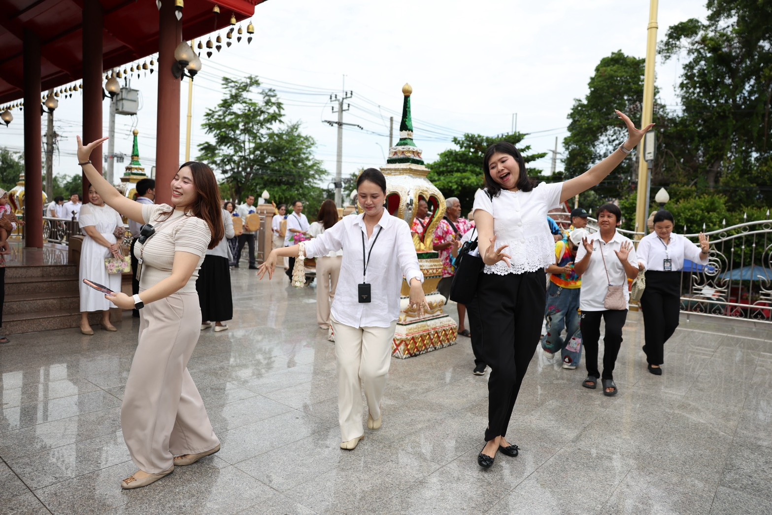 ท่าอากาศยานสุวรรณภูมิร่วมสืบสานวัฒนธรรมประเพณีไทยถวายเทียนพรรษาและเครื่องไทยธรรม ประจำปี 2569 วันนี้ (23 กรกฎาคม 2569) เวลา 09.30 น. ท่าอากาศยานสุวรรณภูมิ (ทสภ.) จัดกิจกรรม “ถวายเทียนพรรษาและเครื่องไทยธรรม” ประจำปี 2569 โดยมี นางกรรณิการ์ เปรมประเสริฐ รองผู้อำนวยการท่าอากาศยานสุวรรณภูมิ (สายปฏิบัติการ 2) และ ร.อ.ปกป้อง สุวรรณโมฬี รองผู้อำนวยการท่าอากาศยานสุวรรณภูมิ (สายสนับสนุนธุรกิจ) ร่วมเป็นประธานในพิธี พร้อมด้วยผู้บริหาร พนักงาน ทสภ. ร่วมถวายเทียนพรรษาเครื่องไทยธรรม ผ้าอาบน้ำฝน และปัจจัยให้กับวัดทิพพาวาส แขวงลำปลาทิว เขตลาดกระบัง กรุงเทพฯ ซึ่งเป็นวัดที่ตั้งอยู่ในพื้นที่ของชุมชนโดยรอบ ทสภ. ภายในงานมีขบวนแห่เทียนพรรษาที่เปี่ยมด้วยสีสันและสะท้อนอัตลักษณ์วัฒนธรรมไทย นำโดยคณะกลองยาวจากชุมชนลำพุทรา และนางรำจากโรงเรียนวัดทิพพาวาส ที่ร่วมบรรเลงและร่ายรำต้อนรับขบวนแห่อย่างสนุกสนาน กิจกรรมดังกล่าวจัดขึ้นเป็นประจำทุกปี เพื่อร่วมทำนุบำรุงพระพุทธศาสนาอนุรักษ์และสืบสานวัฒนธรรมอันดีงาม ของไทย อีกทั้งยังเป็นการสร้างความสัมพันธ์อันดีกับชุมชนโดยรอบ ทสภ.ดำเนินงานด้านความรับผิดชอบต่อสังคมและการพัฒนาที่ยั่งยืนภายใต้แนวคิดการเป็นสนามบิน ที่เป็นพลเมืองที่ดีของสังคมและเป็นเพื่อนบ้านที่ดีของชุมชน (Corporate Citizenship Airport)