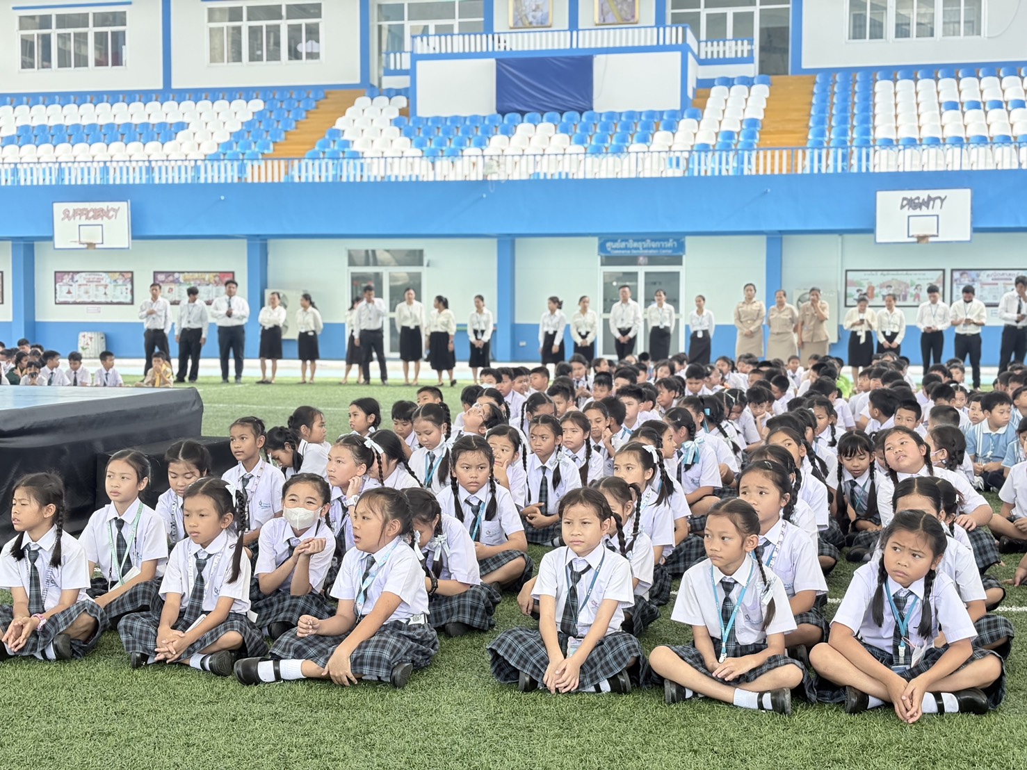 โรงเรียนแพรกษาวิเทศศึกษา จัดกิจกรรมเฉลิมพระเกียรติ เนื่องในโอกาสวันเฉลิมพระชนมพรรษา พระบาทสมเด็จพระวชิรเกล้าเจ้าอยู่หัว ประจำปีพุทธศักราช 2569 เพื่อแสดงความจงรักภักดีและสำนึกในพระมหากรุณาธิคุณ ได้รับเกียรติจากดร.ยงยุทธ สุวรรณบุตรสมาชิกสภาผู้แทนราษฎร จังหวัดสมุทรปราการ เขต 2 (สมัยที่ 25) และที่ปรึกษากิตติมศักดิ์นายกเทศมนตรีตำบลแพรกษานายวุฒิชัย วันทมาตย์ที่ปรึกษาอิสระด้านการศึกษา โรงเรียนแพรกษาวิเทศศึกษาพร้อมด้วยนางอัจฉรา สมบัติกำไรรักษาราชการแทนผู้อำนวยการสถานศึกษา โรงเรียนแพรกษาวิเทศศึกษา คณะครู บุคลากรทางการศึกษา และนักเรียน ร่วมประกอบพิธีถวายเครื่องราชสักการะ วางพานพุ่ม ถวายพระพรชัยมงคล และกิจกรรมจิตอาสาบำเพ็ญประโยชน์ เพื่อถวายเป็นพระราชกุศล และแสดงออกถึงความจงรักภักดี พร้อมทั้งปลูกฝังจิตสำนึกด้านการเสียสละและการทำประโยชน์เพื่อส่วนรวม