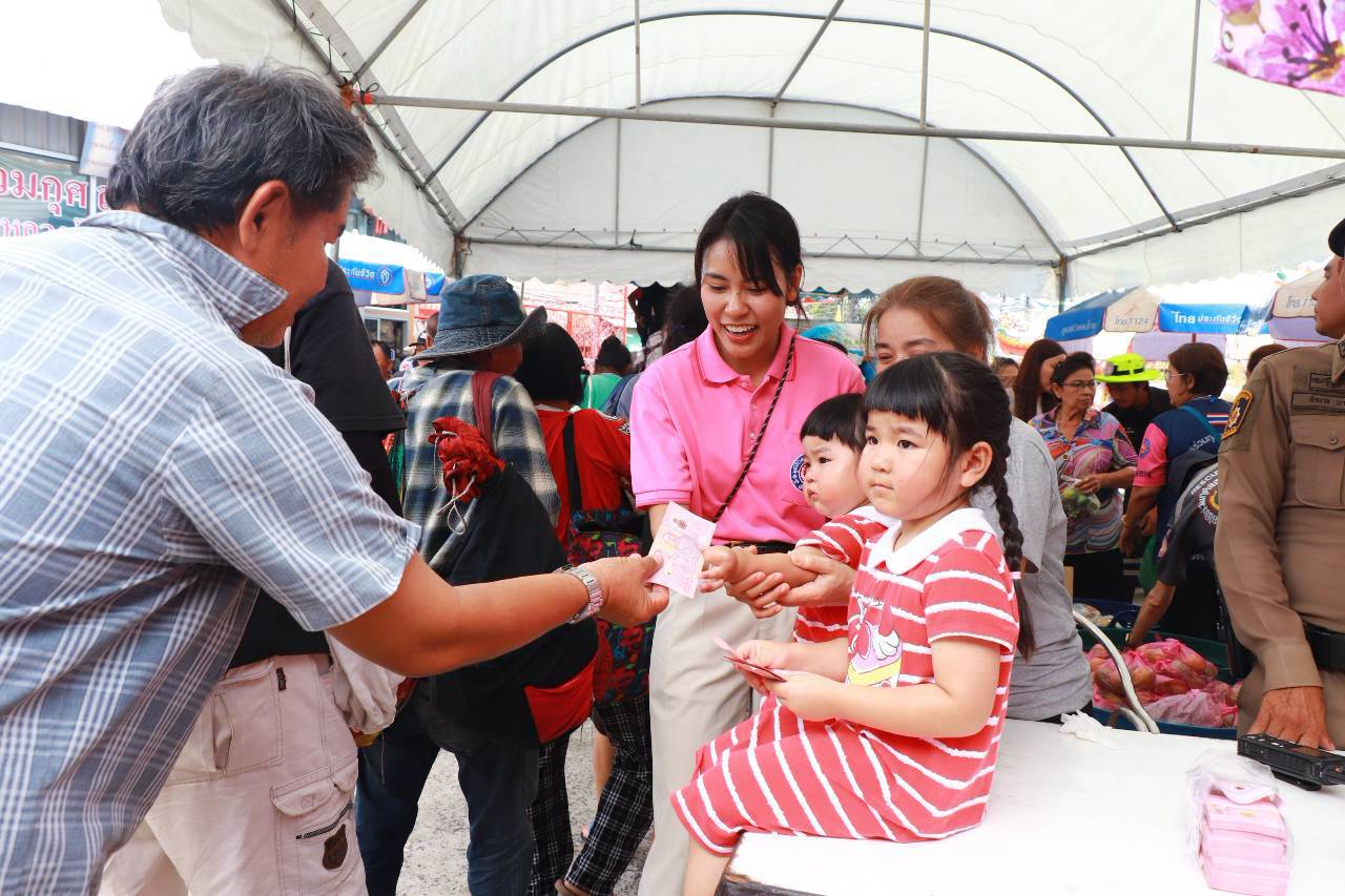 มูลนิธิร่วมกุศล สมุทรปราการ จัด พิธีเปิดโรงทาน เนื่องในงานทิ้งกระจาด ประจำปี 2569 ที่ มูลนิธิร่วมกุศล สมุทรปราการ ถนนท้ายบ้าน ตำบลปากน้ำ อำเภอเมืองสมุทรปราการ มูลนิธิร่วมกุศล สมุทรปราการ นายไพวงศ์ ชำนินาวากุล ประธานมูลนิธิร่วมกุศล เป็นประธานจุดธูปเทียนบูชาพระรัตนตรัย ในพิธีทำบุญตักบาตร ข้าวสาร อาหารแห้ง แด่พระภิกษุสงฆ์ จากวัดกลางวรวิหาร จำนวน 9 รูป เพื่ออุทิศส่วนกุศลให้แก่ผู้ที่ล่วงรับไปแล้ว เนื่องในงานวันทิ้งกระจาด ประจำปี ระหว่างวันที่ 16 17 18 สิงหาคม 2569 โดยมีพระภิกษุสงฆ์ วัดกลางวรวิหาร พระอารามหลวง จำนวน 10 รูป เจริญพระพุทธมนต์ ต่อมาเมื่อ เวลา 15.00 น.นายศุภมิตร ชิณศรี ผู้ว่าราชการจังหวัดสมุทรปราการ เดินทางมาเป็นประธานในพิธีเปิดงานทิ้งกระจาด ปะจำปี 2569 แจกข้าวสารอาหารแห้งให้แก่ผู้ยากไร้-ผู้ด้อยโอกาส จำนวน 3,500 ถุง โดยมีนายไพวงศ์ ชำนินาวากุล ประธานมูลนิธิร่วมกุศล สมทรปราการ สมัยที่ 25 กล่าวรายงาน พร้อมด้วย นางสาวอรวรรณ ชิณศรี นายกเหล่ากาชาดจังหวัดสมุทรปราการ นายวัฒนา เจริญจิตร นายอำเภอจังหวัดสมุทรปราการ ประธานกิตติมศักดิ์ถาวรมูลนิธิ ที่ปรึกษา คณะกรรมการมูลนิธิ เจ้าหน้าที่และอาสาสมัครมูลนิธิร่วมกุศล สมุทรปราการ เข้าร่วมกิจกรรม นอกจากนี้ ยังมีครอบครัวจิรยาภากร นำโดยนายสุดใจ จิรยาภากร หรือ (เฮียเอี๋ยว) ประธานที่ปรึกษา กต.ตร.จังหวัดสมุทรปราการ ได้บริจาคเงินให้แก่ผู้ยากไร้-ผู้ด้อยโอกาส รายละ 100 บาท รวมเป็นเงิน จำนวน 200,000 บาท