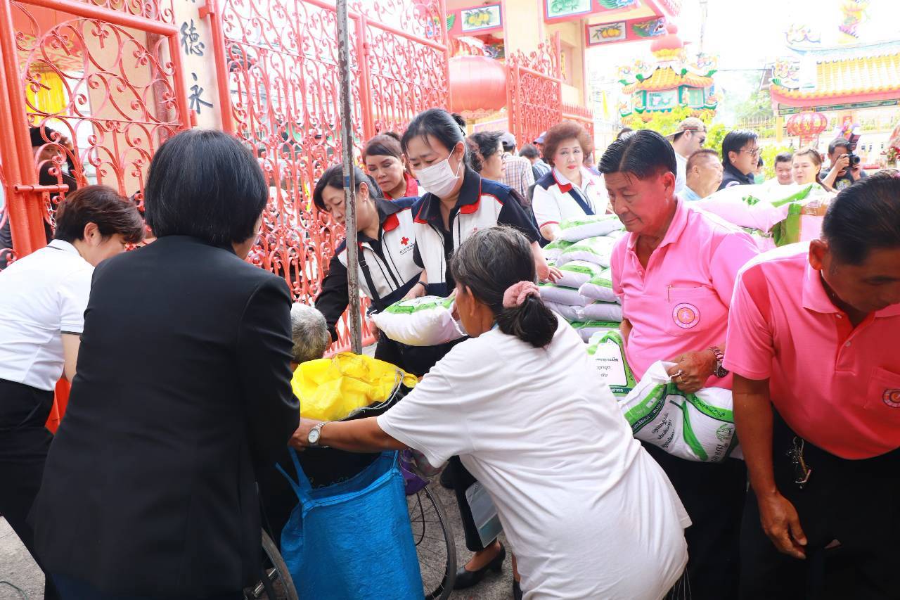 มูลนิธิร่วมกุศล สมุทรปราการ จัด พิธีเปิดโรงทาน เนื่องในงานทิ้งกระจาด ประจำปี 2569 ที่ มูลนิธิร่วมกุศล สมุทรปราการ ถนนท้ายบ้าน ตำบลปากน้ำ อำเภอเมืองสมุทรปราการ มูลนิธิร่วมกุศล สมุทรปราการ นายไพวงศ์ ชำนินาวากุล ประธานมูลนิธิร่วมกุศล เป็นประธานจุดธูปเทียนบูชาพระรัตนตรัย ในพิธีทำบุญตักบาตร ข้าวสาร อาหารแห้ง แด่พระภิกษุสงฆ์ จากวัดกลางวรวิหาร จำนวน 9 รูป เพื่ออุทิศส่วนกุศลให้แก่ผู้ที่ล่วงรับไปแล้ว เนื่องในงานวันทิ้งกระจาด ประจำปี ระหว่างวันที่ 16 17 18 สิงหาคม 2569 โดยมีพระภิกษุสงฆ์ วัดกลางวรวิหาร พระอารามหลวง จำนวน 10 รูป เจริญพระพุทธมนต์ ต่อมาเมื่อ เวลา 15.00 น.นายศุภมิตร ชิณศรี ผู้ว่าราชการจังหวัดสมุทรปราการ เดินทางมาเป็นประธานในพิธีเปิดงานทิ้งกระจาด ปะจำปี 2569 แจกข้าวสารอาหารแห้งให้แก่ผู้ยากไร้-ผู้ด้อยโอกาส จำนวน 3,500 ถุง โดยมีนายไพวงศ์ ชำนินาวากุล ประธานมูลนิธิร่วมกุศล สมทรปราการ สมัยที่ 25 กล่าวรายงาน พร้อมด้วย นางสาวอรวรรณ ชิณศรี นายกเหล่ากาชาดจังหวัดสมุทรปราการ นายวัฒนา เจริญจิตร นายอำเภอจังหวัดสมุทรปราการ ประธานกิตติมศักดิ์ถาวรมูลนิธิ ที่ปรึกษา คณะกรรมการมูลนิธิ เจ้าหน้าที่และอาสาสมัครมูลนิธิร่วมกุศล สมุทรปราการ เข้าร่วมกิจกรรม นอกจากนี้ ยังมีครอบครัวจิรยาภากร นำโดยนายสุดใจ จิรยาภากร หรือ (เฮียเอี๋ยว) ประธานที่ปรึกษา กต.ตร.จังหวัดสมุทรปราการ ได้บริจาคเงินให้แก่ผู้ยากไร้-ผู้ด้อยโอกาส รายละ 100 บาท รวมเป็นเงิน จำนวน 200,000 บาท