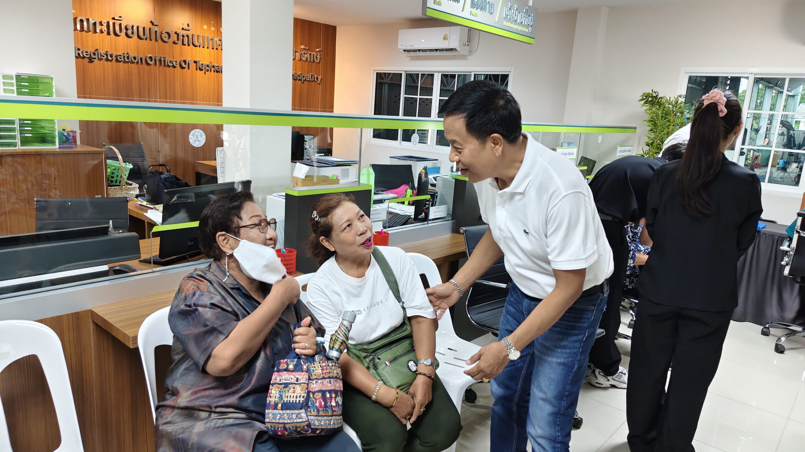  วันที่ 9 สิงหาคม 2569 เวลา 09.00 น. ที่โดมเอนกประสงค์ เทศบาลตำบลเทพารักษ์ อำเภอเมือง จังหวัดสมุทรปราการ นายวชิรเชษฐ์ รุ่งธวัฒน์วงศ์ นายกเทศมนตรีตำบลเทพารักษ์ เป็นประธานกล่าวเปิดโครงการตรวจคัดกรองการได้ยิน ฟังรู้ ฟังชัด พัฒนาคุณภาพชีวิตผู้สูงอายุ และผู้มีความบกพร่องทางการได้ยิน ประจำปีงบประมาณ 2569 โดยมี นางสาววรัญญา เลิศกวินชนะกิจ รองปลัดเทศบาล รักษาราชการปลัดเทศบาลตำบลเทพารักษ์ ในนามคณะกรรมการดำเนินโครงการ กล่าวรายงานถึงจุดประสงค์ของการจัดงาน พร้อมด้วยคณะผู้บริหาร ที่ปรึกษา หัวหน้าส่วนราชการ สมาชิกสภา ฝ่ายปกครอง กำนัน ผู้ใหญ่บ้าน เจ้าหน้าที่กองสาธารณสุขและสิ่งแวดล้อม เทศบาลตำบลเทพารักษ์ โสต ศอ นาสิกแพทย์ ทีมแพทย์พยาบาล โรงพยาบาลจุฬารัตน์ 3 และผู้สูงอายุตำบลเทพารักษ์ เข้าร่วมโครงการ ปัจจุบันประเทศไทยก้าวเข้าสู่สังคมผู้สูงอายุอย่างสมบูรณ์ ส่งผลให้ปัญหาสุขภาพที่เกิดจากความเสื่อมตามวัยเพิ่มมากขึ้น โดยเฉพาะปัญหาการสูญเสียการได้ยิน ซึ่งส่งผลกระทบต่อการสื่อสาร การใช้ชีวิตประจำวัน และคุณภาพชีวิตของผู้สูงอายุ จากข้อมูลของกรมส่งเสริมและพัฒนาคุณภาพชีวิตคนพิการ พบว่าผู้พิการทางการได้ยินหรือสื่อความหมายเป็นประเภทความพิการที่มีจำนวนมากเป็น ลำดับที่ 2 ของประเทศ รองจากผู้พิการทางการเคลื่อนไหวหรือทางร่างกาย และส่วนใหญ่เป็นผู้สูงอายุ เทศบาลตำบลเทพารักษ์ ปัจจุบันมีผู้สูงอายุจำนวน 5,337 คน คิดเป็นร้อยละ 25.19 ของประชากรทั้งหมด แสดงให้เห็นว่าพื้นที่ของเราได้เข้าสู่สังคมผู้สูงอายุโดยสมบูรณ์ จึงมีความจำเป็นต้องจัดกิจกรรมส่งเสริมสุขภาพเชิงป้องกัน โดยเฉพาะการตรวจคัดกรองความผิดปกติทางการได้ยิน เพื่อค้นหาผู้สูงอายุที่มีปัญหาการได้ยินและให้ได้รับการดูแลรักษาอย่างเหมาะสม ตั้งแต่ระยะเริ่มต้น โดยแพทย์โสต ศอ นาสิก แพทย์ผู้เชี่ยวชาญเฉพาะด้านการตรวจคัดกรองการได้ยิน กองสาธารณสุขและสิ่งแวดล้อม เทศบาลดำบลเทพารักษ์ จึงได้จัดทำ โครงการตรวจคัดกรองการได้ยิน ฟังรู้ ฟังชัด พัฒนาคุณภาพชีวิตผู้สูงอายุและผู้มีความบกพร่องทางการได้ยิน โดยได้รับการสนับสนุนงบประมาณจากกองทุนหลักประกันสุขภาพเทศบาลตำบลเทพารักษ์ เพื่อให้ประชาชนอายุ 60 ปีขึ้นไป และผู้มีความบกพร่องทางการได้ยินในเขตเทศบาล จำนวน 500 คน ได้รับการตรวจคัดกรอง ประเมินการได้ยิน รับคำแนะนำ การส่งต่อเพื่อการรักษา และการสนับสนุนเครื่องช่วยฟังสำหรับผู้ที่มีข้อบ่งชี้ทางการแพทย์ อันจะช่วยยกระดับคุณภาพชีวิตและการสื่อสารของประชาชนในพื้นที่