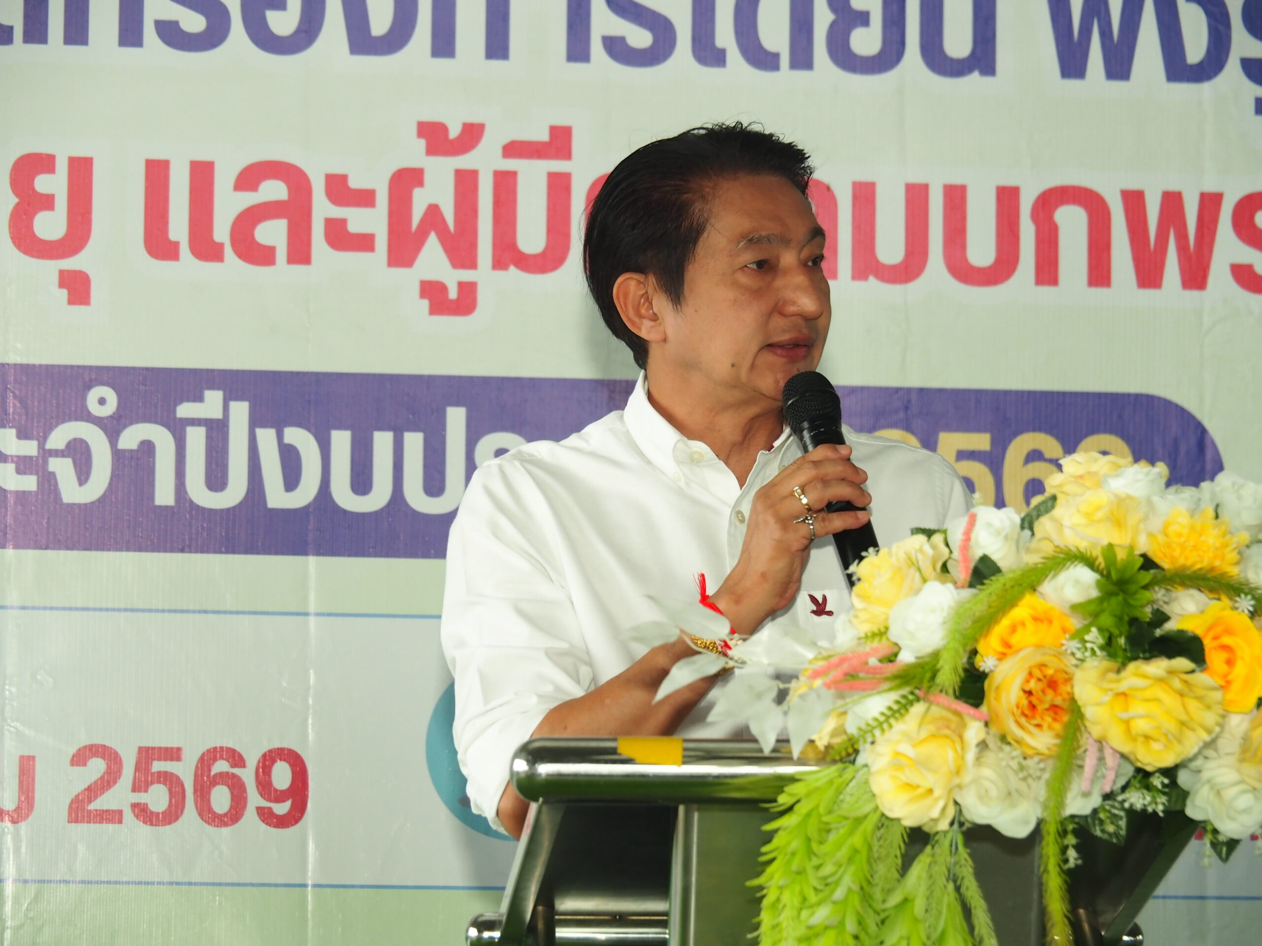  วันที่ 9 สิงหาคม 2569 เวลา 09.00 น. ที่โดมเอนกประสงค์ เทศบาลตำบลเทพารักษ์ อำเภอเมือง จังหวัดสมุทรปราการ นายวชิรเชษฐ์ รุ่งธวัฒน์วงศ์ นายกเทศมนตรีตำบลเทพารักษ์ เป็นประธานกล่าวเปิดโครงการตรวจคัดกรองการได้ยิน ฟังรู้ ฟังชัด พัฒนาคุณภาพชีวิตผู้สูงอายุ และผู้มีความบกพร่องทางการได้ยิน ประจำปีงบประมาณ 2569 โดยมี นางสาววรัญญา เลิศกวินชนะกิจ รองปลัดเทศบาล รักษาราชการปลัดเทศบาลตำบลเทพารักษ์ ในนามคณะกรรมการดำเนินโครงการ กล่าวรายงานถึงจุดประสงค์ของการจัดงาน พร้อมด้วยคณะผู้บริหาร ที่ปรึกษา หัวหน้าส่วนราชการ สมาชิกสภา ฝ่ายปกครอง กำนัน ผู้ใหญ่บ้าน เจ้าหน้าที่กองสาธารณสุขและสิ่งแวดล้อม เทศบาลตำบลเทพารักษ์ โสต ศอ นาสิกแพทย์ ทีมแพทย์พยาบาล โรงพยาบาลจุฬารัตน์ 3 และผู้สูงอายุตำบลเทพารักษ์ เข้าร่วมโครงการ ปัจจุบันประเทศไทยก้าวเข้าสู่สังคมผู้สูงอายุอย่างสมบูรณ์ ส่งผลให้ปัญหาสุขภาพที่เกิดจากความเสื่อมตามวัยเพิ่มมากขึ้น โดยเฉพาะปัญหาการสูญเสียการได้ยิน ซึ่งส่งผลกระทบต่อการสื่อสาร การใช้ชีวิตประจำวัน และคุณภาพชีวิตของผู้สูงอายุ จากข้อมูลของกรมส่งเสริมและพัฒนาคุณภาพชีวิตคนพิการ พบว่าผู้พิการทางการได้ยินหรือสื่อความหมายเป็นประเภทความพิการที่มีจำนวนมากเป็น ลำดับที่ 2 ของประเทศ รองจากผู้พิการทางการเคลื่อนไหวหรือทางร่างกาย และส่วนใหญ่เป็นผู้สูงอายุ เทศบาลตำบลเทพารักษ์ ปัจจุบันมีผู้สูงอายุจำนวน 5,337 คน คิดเป็นร้อยละ 25.19 ของประชากรทั้งหมด แสดงให้เห็นว่าพื้นที่ของเราได้เข้าสู่สังคมผู้สูงอายุโดยสมบูรณ์ จึงมีความจำเป็นต้องจัดกิจกรรมส่งเสริมสุขภาพเชิงป้องกัน โดยเฉพาะการตรวจคัดกรองความผิดปกติทางการได้ยิน เพื่อค้นหาผู้สูงอายุที่มีปัญหาการได้ยินและให้ได้รับการดูแลรักษาอย่างเหมาะสม ตั้งแต่ระยะเริ่มต้น โดยแพทย์โสต ศอ นาสิก แพทย์ผู้เชี่ยวชาญเฉพาะด้านการตรวจคัดกรองการได้ยิน กองสาธารณสุขและสิ่งแวดล้อม เทศบาลดำบลเทพารักษ์ จึงได้จัดทำ โครงการตรวจคัดกรองการได้ยิน ฟังรู้ ฟังชัด พัฒนาคุณภาพชีวิตผู้สูงอายุและผู้มีความบกพร่องทางการได้ยิน โดยได้รับการสนับสนุนงบประมาณจากกองทุนหลักประกันสุขภาพเทศบาลตำบลเทพารักษ์ เพื่อให้ประชาชนอายุ 60 ปีขึ้นไป และผู้มีความบกพร่องทางการได้ยินในเขตเทศบาล จำนวน 500 คน ได้รับการตรวจคัดกรอง ประเมินการได้ยิน รับคำแนะนำ การส่งต่อเพื่อการรักษา และการสนับสนุนเครื่องช่วยฟังสำหรับผู้ที่มีข้อบ่งชี้ทางการแพทย์ อันจะช่วยยกระดับคุณภาพชีวิตและการสื่อสารของประชาชนในพื้นที่