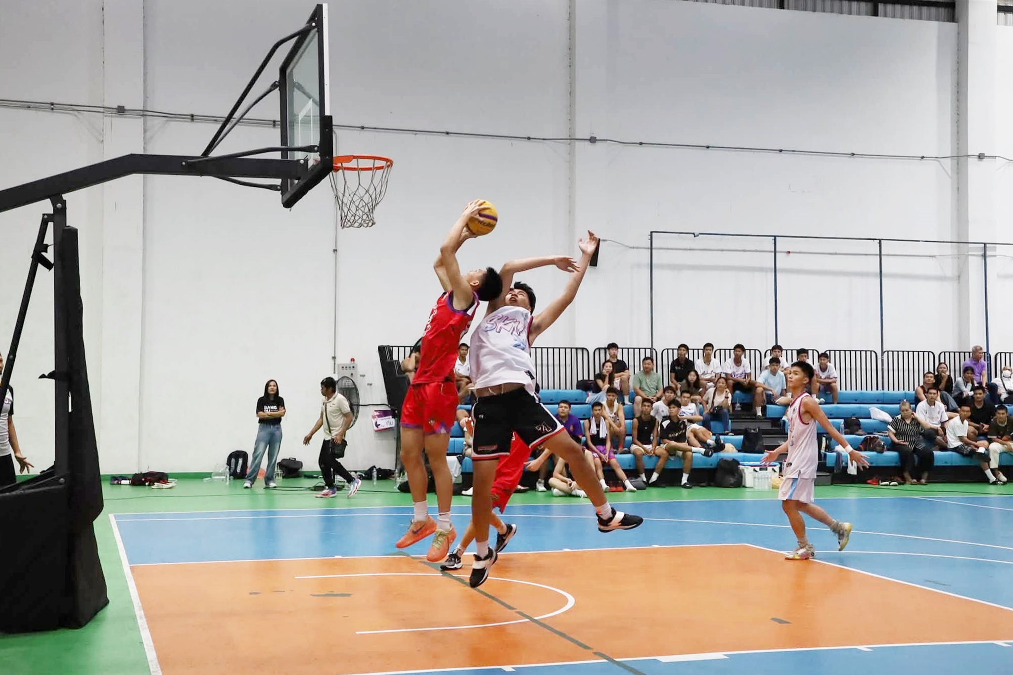 ทีม สวนกุหลาบ นนทบุรี คว้าแชมป์การแข่งขันกีฬาบาสเกตบอล 3x3 รุ่นเยาวชนชายอายุไม่เกิน 17 ปี และทีม Direction 18+ คว้าแชมป์การแข่งขันกีฬาบาสเกตบอล 3x3 รุ่นประชาชนชายทั่วไป โครงการแข่งขันกีฬาบาสเกตบอล ประจำปีงบประมาณ พ.ศ.2569             วันที่ 9 สิงหาคม 2567 เวลา 15.00 น.  นายธีรพล ชุนเจริญ นายกเทศมนตรีตำบลบางปู ได้มอบหมายให้ นายเอกลักษณ์ ศรีชมพันธ์ รองนายกเทศมนตรีตำบลบางปู เป็นประธานในพิธีมอบถ้วยรางวัล เหรียญรางวัล และเงินบำรุงทีม ให้แก่นักกีฬาบาสเกตบอล 3x3 โครงการแข่งขันกีฬาบาสเกตบอล ประจำปีงบประมาณ 2569 รอบชิงชนะเลิศ รุ่นเยาวชนชายอายุไม่เกิน 17 ปี และรุ่นประชาชนชายทั่วไป โดยมี นางแสงเดือน เรืองอร่าม เลขานุการนายกเทศมนตรี นายนาวี เรืองอร่าม สมาชิกสภาเทศบาลตำบลบางปู และนางเมธากานต์ ทองศิริ ผู้อำนวยการกองการศึกษา เทศบาลตำบลบางปู ร่วมมอบถ้วยรางวัลให้แก่ทีมที่ได้รางวัลตามลำดับ              รุ่นเยาวชนชายอายุไม่เกิน 17 ปี ทีมที่ได้รางวัลรองชนะเลิศอันดับ 2 พร้อมเงินบำรุงทีม จำนวน 5,000 บาท ได้แก่ทีม Aek Bangpu A รางวัลรองชนะเลิศอันดับ 1 พร้อมเงินบำรุงทีม จำนวน 8,000 บาท ได้แก่ ทีม วัดสังเวช และรางวัลชนะเลิศอันดับ 1 พร้อมเงินบำรุงทีม จำนวน 12,000 บาท ได้แก่ทีม สวนกุหลาบ นนทบุรี ส่วนรุ่นประชาชนชายทั่วไป ทีมที่ได้รางวัลรองชนะเลิศอันดับ 2 พร้อมเงินบำรุงทีม จำนวน 5,000 บาท ได้แก่ทีม ราชนาวี A รางวัลรองชนะเลิศอันดับ 1 พร้อมเงินบำรุงทีม จำนวน 10,000 บาท ได้แก่ ทีม ปป+10 Plus A  และรางวัลชนะเลิศอันดับ 1 พร้อมเงินบำรุงทีม จำนวน 20,000 บาท ได้แก่ทีม Direction 18+