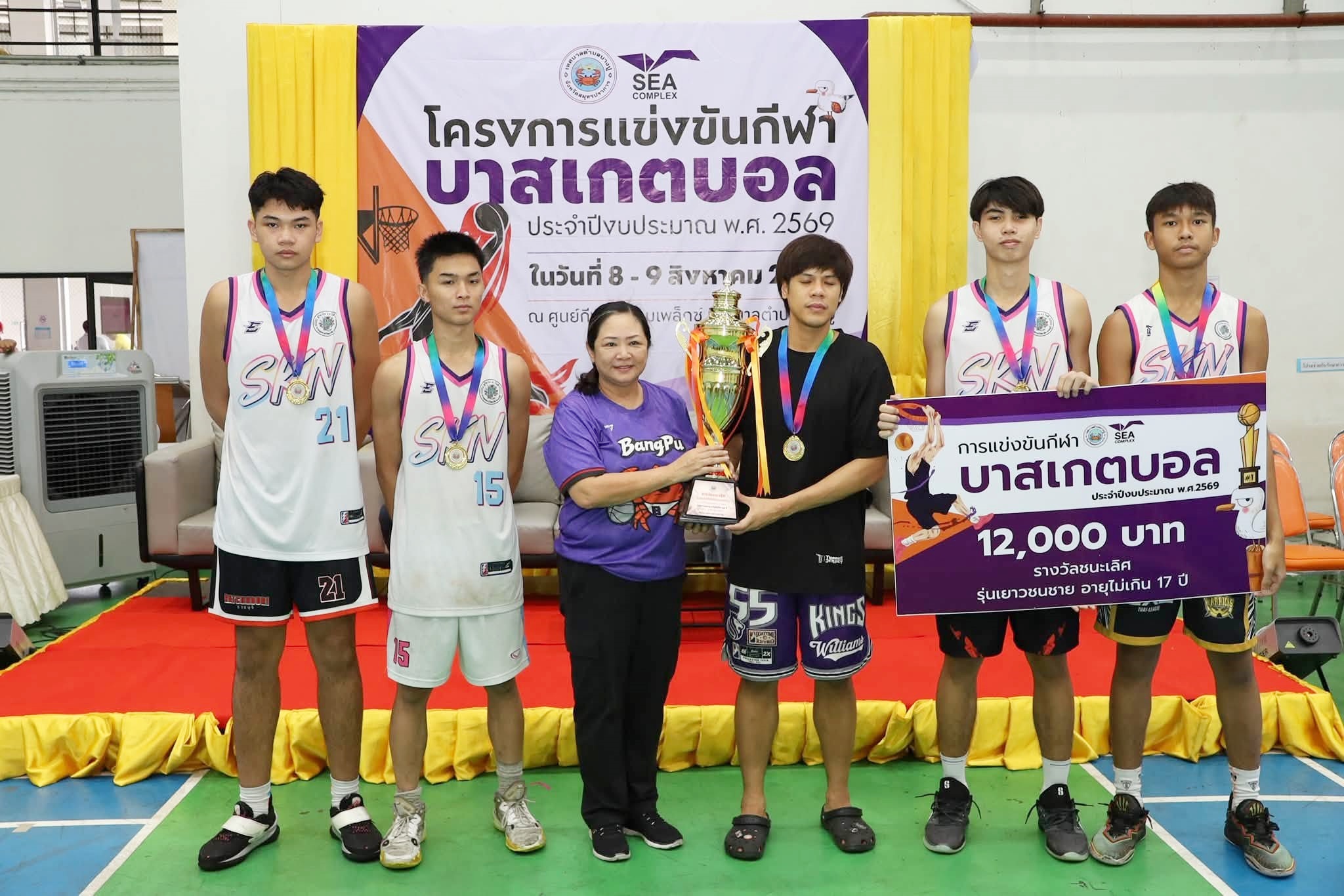ทีม สวนกุหลาบ นนทบุรี คว้าแชมป์การแข่งขันกีฬาบาสเกตบอล 3x3 รุ่นเยาวชนชายอายุไม่เกิน 17 ปี และทีม Direction 18+ คว้าแชมป์การแข่งขันกีฬาบาสเกตบอล 3x3 รุ่นประชาชนชายทั่วไป โครงการแข่งขันกีฬาบาสเกตบอล ประจำปีงบประมาณ พ.ศ.2569             วันที่ 9 สิงหาคม 2567 เวลา 15.00 น.  นายธีรพล ชุนเจริญ นายกเทศมนตรีตำบลบางปู ได้มอบหมายให้ นายเอกลักษณ์ ศรีชมพันธ์ รองนายกเทศมนตรีตำบลบางปู เป็นประธานในพิธีมอบถ้วยรางวัล เหรียญรางวัล และเงินบำรุงทีม ให้แก่นักกีฬาบาสเกตบอล 3x3 โครงการแข่งขันกีฬาบาสเกตบอล ประจำปีงบประมาณ 2569 รอบชิงชนะเลิศ รุ่นเยาวชนชายอายุไม่เกิน 17 ปี และรุ่นประชาชนชายทั่วไป โดยมี นางแสงเดือน เรืองอร่าม เลขานุการนายกเทศมนตรี นายนาวี เรืองอร่าม สมาชิกสภาเทศบาลตำบลบางปู และนางเมธากานต์ ทองศิริ ผู้อำนวยการกองการศึกษา เทศบาลตำบลบางปู ร่วมมอบถ้วยรางวัลให้แก่ทีมที่ได้รางวัลตามลำดับ              รุ่นเยาวชนชายอายุไม่เกิน 17 ปี ทีมที่ได้รางวัลรองชนะเลิศอันดับ 2 พร้อมเงินบำรุงทีม จำนวน 5,000 บาท ได้แก่ทีม Aek Bangpu A รางวัลรองชนะเลิศอันดับ 1 พร้อมเงินบำรุงทีม จำนวน 8,000 บาท ได้แก่ ทีม วัดสังเวช และรางวัลชนะเลิศอันดับ 1 พร้อมเงินบำรุงทีม จำนวน 12,000 บาท ได้แก่ทีม สวนกุหลาบ นนทบุรี ส่วนรุ่นประชาชนชายทั่วไป ทีมที่ได้รางวัลรองชนะเลิศอันดับ 2 พร้อมเงินบำรุงทีม จำนวน 5,000 บาท ได้แก่ทีม ราชนาวี A รางวัลรองชนะเลิศอันดับ 1 พร้อมเงินบำรุงทีม จำนวน 10,000 บาท ได้แก่ ทีม ปป+10 Plus A  และรางวัลชนะเลิศอันดับ 1 พร้อมเงินบำรุงทีม จำนวน 20,000 บาท ได้แก่ทีม Direction 18+