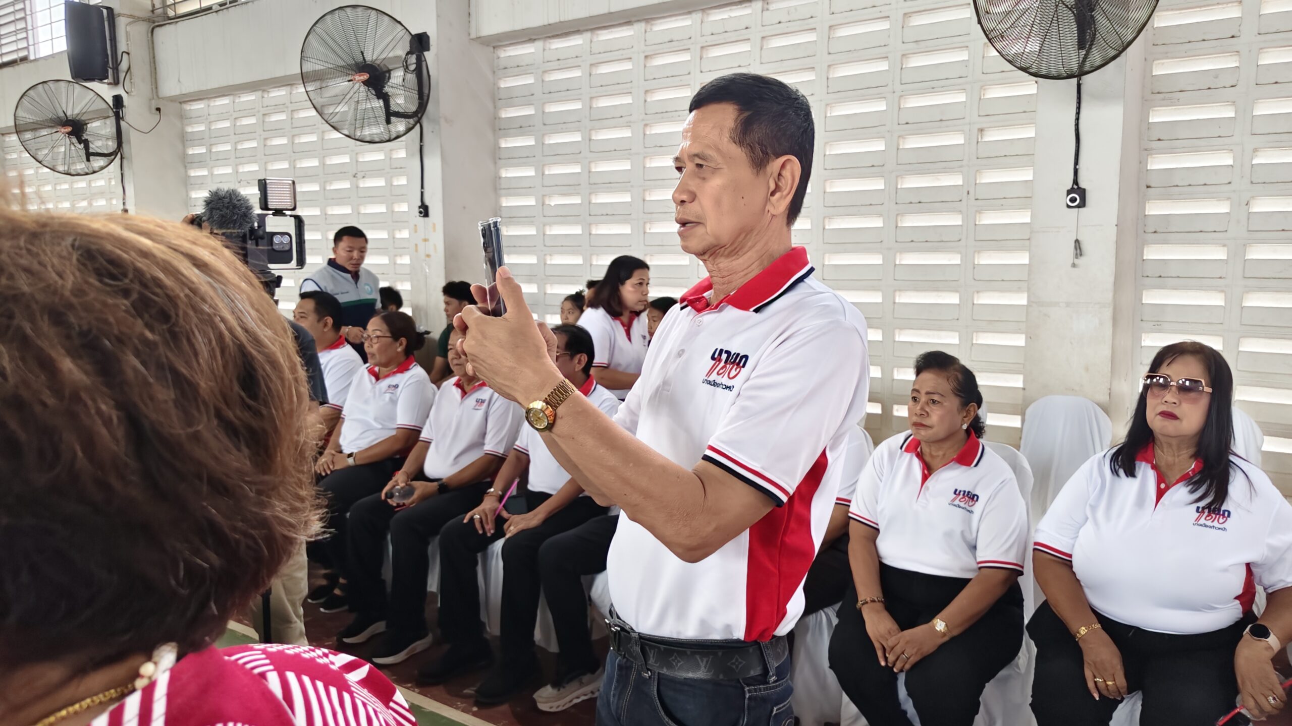  วันอาทิตย์ที่ 16 สิงหาคม 2569 เวลา 09.00 น. ที่อาคารอเนกประสงค์ชั้น 2 โรงเรียนอนุบาลเทศบาลบางเมือง อำเภอเมือง จังหวัดสมุทรปราการ กองการศึกษา เทศบาลตำบลบางเมือง ได้จัดการแข่งขันกีฬาสตรีทฟุตบอล (Street Football) ประจำปีงบประมาณ 2569 ชิงถ้วยเกียรติยศและเงินรางวัลรวมกว่า 72,000 บาท โดยมีนาวาเอกอนุศักดิ์ นาคทิม นายกเทศมตรีตำบลบางเมือง เป็นประธานเปิดการแข่งขัน โดย ดร.สมเจตน์ ทองเทศ ปลัดเทศบาลตำบลบางเมือง ในนามคณะผู้จัดการแข่งขันกีฬาสตรีทฟุตบอล (Street Football) กล่าวรายงาน พร้อมด้วยคณะผู้บริหาร หัวหน้าส่วนราชการ สมาชิกสภาเทศบาล เจ้าหน้าที่กองการศึกษา เทศบาลตำบลบางเมือง ฝ่ายจัดการแข่งขัน ตลอดจนผู้ฝึกสอน ผู้ปกครอง และนักกีฬาสตรีทฟุตบอล จำนวน 3 รุ่น เข้าร่วมการแข่งขัน ซึ่งการจัดการแข่งขันกีฬาสตรีทฟุตบอล (Street Football) ในครั้งนี้ จัดขึ้นเพื่อส่งเสริมและสนับสนุนให้เยาวชนและประชาชน ได้ตระหนักถึงความสำคัญของการออกกำลังกายและการเล่นกีฬา อันเป็นพื้นฐานสำคัญของการมีสุขภาพพลานามัยที่สมบูรณ์แข็งแรง ตลอดจนมุ่งพัฒนาศักยภาพทางด้านร่างกาย จิตใจ อารมณ์ และสังคมของผู้เข้าร่วมการแข่งขัน การแข่งขันกีฬาสตรีทฟุตบอล (Street Football) ในครั้งนี้ แบ่งการแข่งขันออกเป็น 3 ประเภท ได้แก่ ประเภท รุ่นเยาวชนชายโรงเรียนในเขตเทศบาลตำบลบางเมือง อายุไม่เกิน 12 ปี จำนวน 16 ทีม รุ่นเยาวชนชายทั่วไป อายุไม่เกิน 16 ปี จำนวน 16 ทีม และประเภททีม รุ่นประชาชนชายทั่วไป จำนวน 8 ทีม รวมทั้งสิ้น 40 ทีม