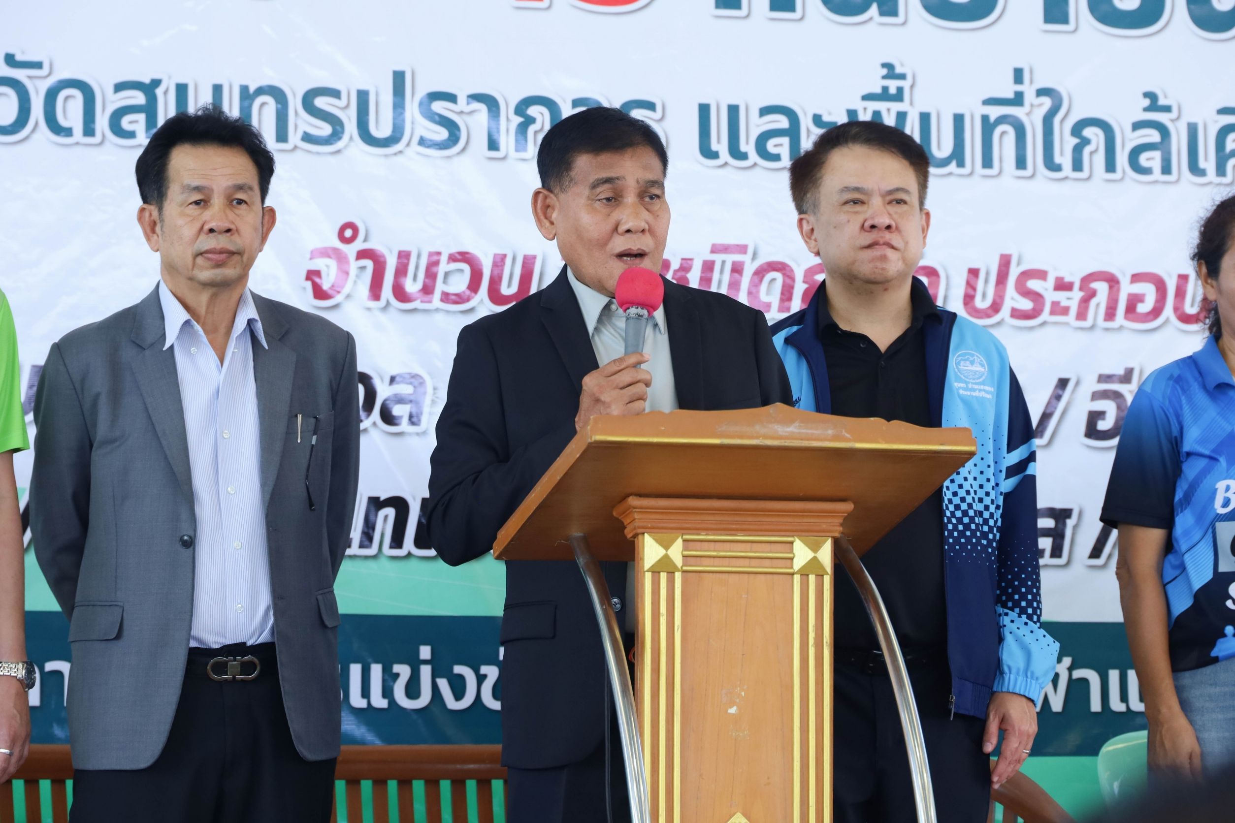 นายสุนทร ปานแสงทอง นายกองค์การบริหารส่วนจังหวัดสมุทรปราการ ให้ความสำคัญและสนับสนุนการพัฒนาด้านกีฬาอย่างเต็มที่ เพราะกีฬาไม่เพียงสร้างสุขภาพที่แข็งแรง แต่ยังช่วยพัฒนาเยาวชนให้มีวินัย ความรับผิดชอบ และใช้เวลาว่างให้เกิดประโยชน์ วันนี้จึงรู้สึกยินดีเป็นอย่างยิ่งที่ได้ร่วมเป็นประธานในพิธีเปิดโครงการแข่งขันกีฬาจังหวัดสมุทรปราการ ประจำปีงบประมาณ พ.ศ. 2569 ซึ่งจัดการแข่งขันรวมทั้งสิ้น 15 ชนิดกีฬา อาทิ ฟุตบอล ,ฟุตซอล ,บาสเกตบอล ,วอลเลย์บอล ,แบดมินตัน ,มวยไทยสมัครเล่น ,มวยสากลสมัครเล่น ,จักรยาน และอีสปอร์ต เป็นต้น .”ผมเชื่อว่าการสนับสนุนด้านกีฬา คือการทำเพื่ออนาคตของจังหวัด เพราะจะช่วยสร้างทั้งนักกีฬาที่จะสร้างชื่อต่อไป เสริมสร้างคุณภาพชีวิตที่ดี และสร้างสังคมที่เข้มแข็ง ขอเป็นกำลังใจให้นักกีฬาทุกคนแข่งขันอย่างเต็มความสามารถ มีน้ำใจนักกีฬา และนำประสบการณ์จากการแข่งขันไปพัฒนาตนเอง เพื่อก้าวสู่การเป็นกำลังสำคัญของจังหวัดสมุทรปราการในอนาคตครับ” นายสุนทร ปานแสงทอง นายกอบจ. กล่าว