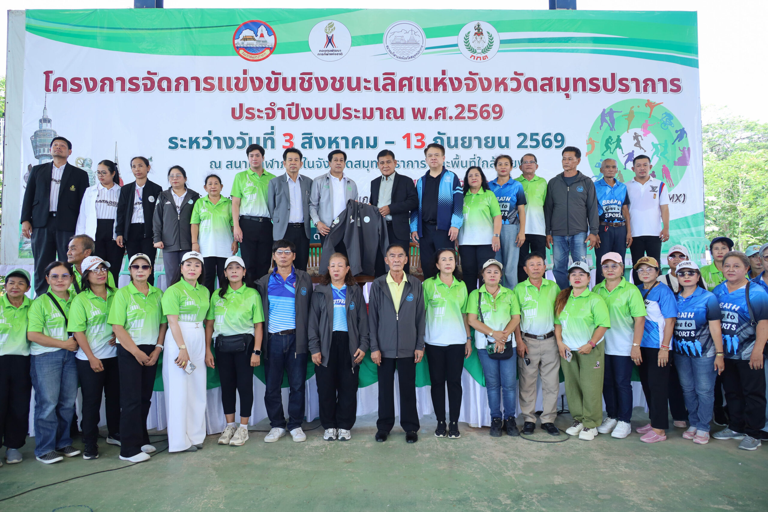 นายสุนทร ปานแสงทอง นายกองค์การบริหารส่วนจังหวัดสมุทรปราการ ให้ความสำคัญและสนับสนุนการพัฒนาด้านกีฬาอย่างเต็มที่ เพราะกีฬาไม่เพียงสร้างสุขภาพที่แข็งแรง แต่ยังช่วยพัฒนาเยาวชนให้มีวินัย ความรับผิดชอบ และใช้เวลาว่างให้เกิดประโยชน์ วันนี้จึงรู้สึกยินดีเป็นอย่างยิ่งที่ได้ร่วมเป็นประธานในพิธีเปิดโครงการแข่งขันกีฬาจังหวัดสมุทรปราการ ประจำปีงบประมาณ พ.ศ. 2569 ซึ่งจัดการแข่งขันรวมทั้งสิ้น 15 ชนิดกีฬา อาทิ ฟุตบอล ,ฟุตซอล ,บาสเกตบอล ,วอลเลย์บอล ,แบดมินตัน ,มวยไทยสมัครเล่น ,มวยสากลสมัครเล่น ,จักรยาน และอีสปอร์ต เป็นต้น .”ผมเชื่อว่าการสนับสนุนด้านกีฬา คือการทำเพื่ออนาคตของจังหวัด เพราะจะช่วยสร้างทั้งนักกีฬาที่จะสร้างชื่อต่อไป เสริมสร้างคุณภาพชีวิตที่ดี และสร้างสังคมที่เข้มแข็ง ขอเป็นกำลังใจให้นักกีฬาทุกคนแข่งขันอย่างเต็มความสามารถ มีน้ำใจนักกีฬา และนำประสบการณ์จากการแข่งขันไปพัฒนาตนเอง เพื่อก้าวสู่การเป็นกำลังสำคัญของจังหวัดสมุทรปราการในอนาคตครับ” นายสุนทร ปานแสงทอง นายกอบจ. กล่าว