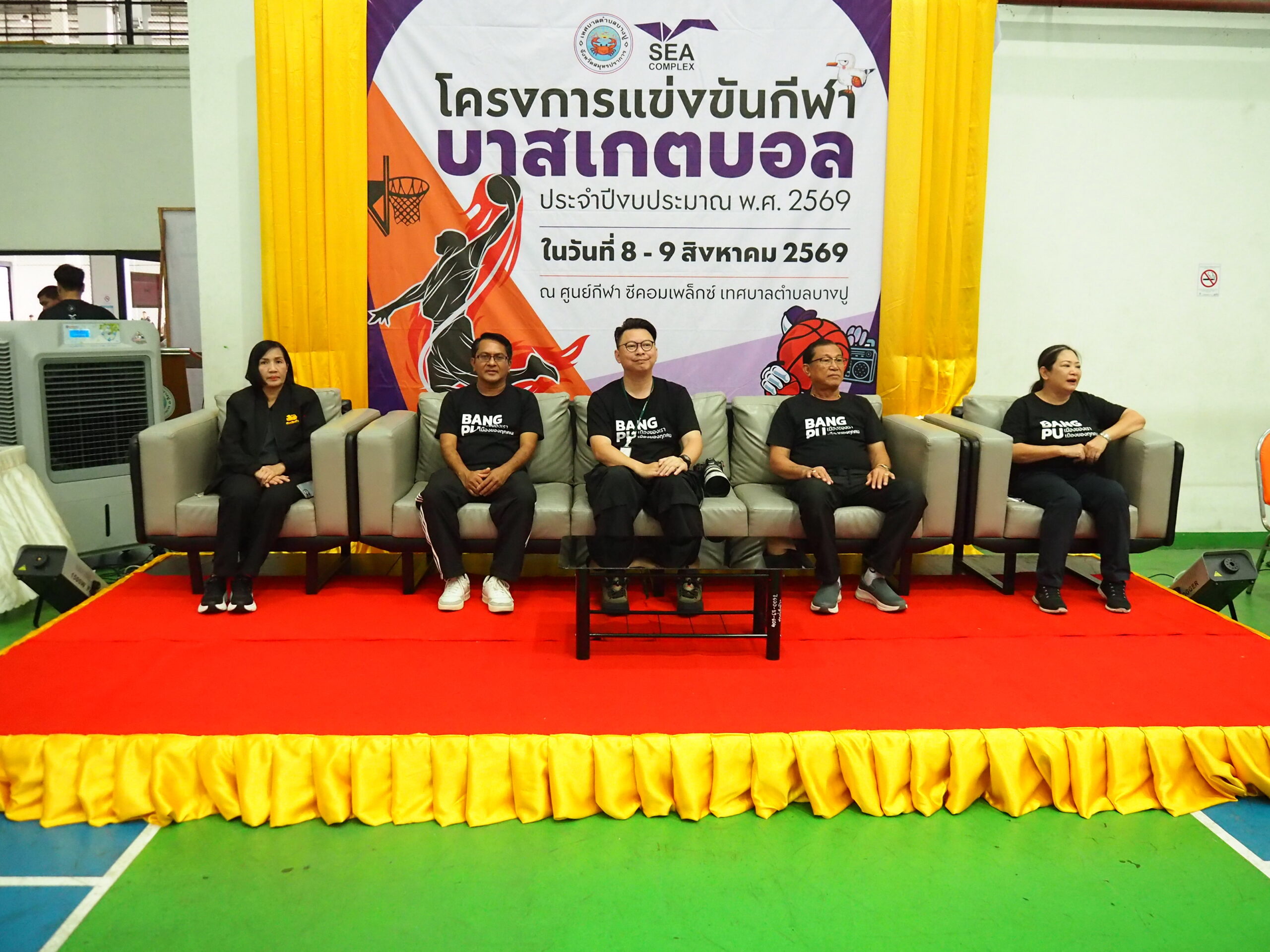 ทต.บางปูจัดแข่งกีฬาบาสเกตบอลส่งเสริมทักษะด้านกีฬาสู่การแข่งขันในระดับสูง เทศบาลตำบลบางปู จัดการแข่งขันกีฬาบาสเกตบอล (3x3) รุ่นเยาวชนชายอายุไม่เกิน 17 ปี และรุ่นประชาชนชายทั่วไป ระหว่างวันที่ 8 สิงหาคม และวันที่ 9 สิงหาคม 2569 วันที่ 8 สิงหาคม 2567 เวลา 10.00 น. นายธีรพล ชุนเจริญ นายกเทศมนตรีตำบลบางปู ได้มอบหมายให้ นายเอกลักษณ์ ศรีชมพันธ์ รองนายกเทศมนตรีตำบลบางปู เป็นประธานกล่าวเปิดโครงการแข่งขันกีฬาบาสเกตบอล ประจำปีงบประมาณ พ.ศ.2569 รุ่นเยาวชนชายอายุไม่เกิน 17 ปี และรุ่นประชาชนชายทั่วไป ระหว่างวันที่ 8 สิงหาคม และวันที่ 9 สิงหาคม 2569 โดยมี นายณัฏฐพร พรหมมาศ รองปลัดเทศบาลตำบลบางปู ในนามคณะกรรมการดำเนินงาน กล่าวรายงาน ณ อาคารศูนย์กีฬาซีคอมเพล็กซ์ เทศบาลตำบลบางปู อำเภอเมือง จังหวัดสมุทรปราการ พร้อมด้วยนายพันธวัช เตชะสำราญ นักกีฬาบาสเกตบอล 3x3 ทีมชาติไทย เหรียญทองชีเกมส์ กีฬาบาบาสเกตบอล 3X3 ปี 2568 เหรียญเงินเอเซียนบีช ปี 2569 เป็นผู้เชิญลูกบาสเกตบอลให้ประธานในพิธีเปิดการแข่งขัน โครงการดังกล่าวจัดขึ้น เพื่อเป็นการส่งเสริมให้เด็ก เยาวชน และประชาชนได้มีการออกกำลังกายและการเล่นกีฬา เพื่อเป็นการพัฒนาฝีมือและทักษะทางด้านกีฬา สู่การแข่งขันในระดับที่สูงขึ้น เพื่อเสริมสร้างให้มีระเบียบวินัย รู้จักเคารพกฎกติกาการแข่งขัน ซึ่งจะนำไปสู่ความมีคุณภาพของประชาชน และเป็นชุมชุมชนเข้มแข็ง เพื่อส่งสริมการท่องเที่ยวและนันทนาการ ส่งเสริมเศรษฐกิจของท้องถิ่น การจัดการแข่งขันครั้งนี้ แบ่งเป็น 2 รุ่น รุ่นเยาวชนชายอายุไม่เกิน 17 ปี จำนวน 24 ทีม และรุ่นประชาชนทั่วไปชาย จำนวน 24 ทีม รวมทั้งหมด 48 ทีม และได้รับความร่วมมือจากไทยแลนด์บาสเกตบอลลีก (TBL) จัดส่งคณะกรรมการตัดสินและเจ้าหน้าที่ประจำสนามตลอดการแข่งขัน สำหรับ คู่เปิดสนามที่ 1 รุ่นเยาวชนชาย อายุไม่เกิน 17 ปี เป็นการพบกันระหว่าง) ทีม Had A พบกับ ทีม Aek Bangpu B ซึ่งผลการแข่งขันจบลง ทีม Had A ผ่ายให้กับ ทีม Aek Bangpu B ไปด้วยสกอร์ 2-18 ส่วนคู่เปิดสนามที่ 2 รุ่นประชาชนชายทั่วไป ทีม ปป+10 Plus A พบกับ ทีม PWS POOPERS ซึ่งผลการแข่งขันจบลง ทีม ปป+10 Plus A เอาชนะ ทีม PWS POOPERS ไปด้วยสกอร์ 15-3