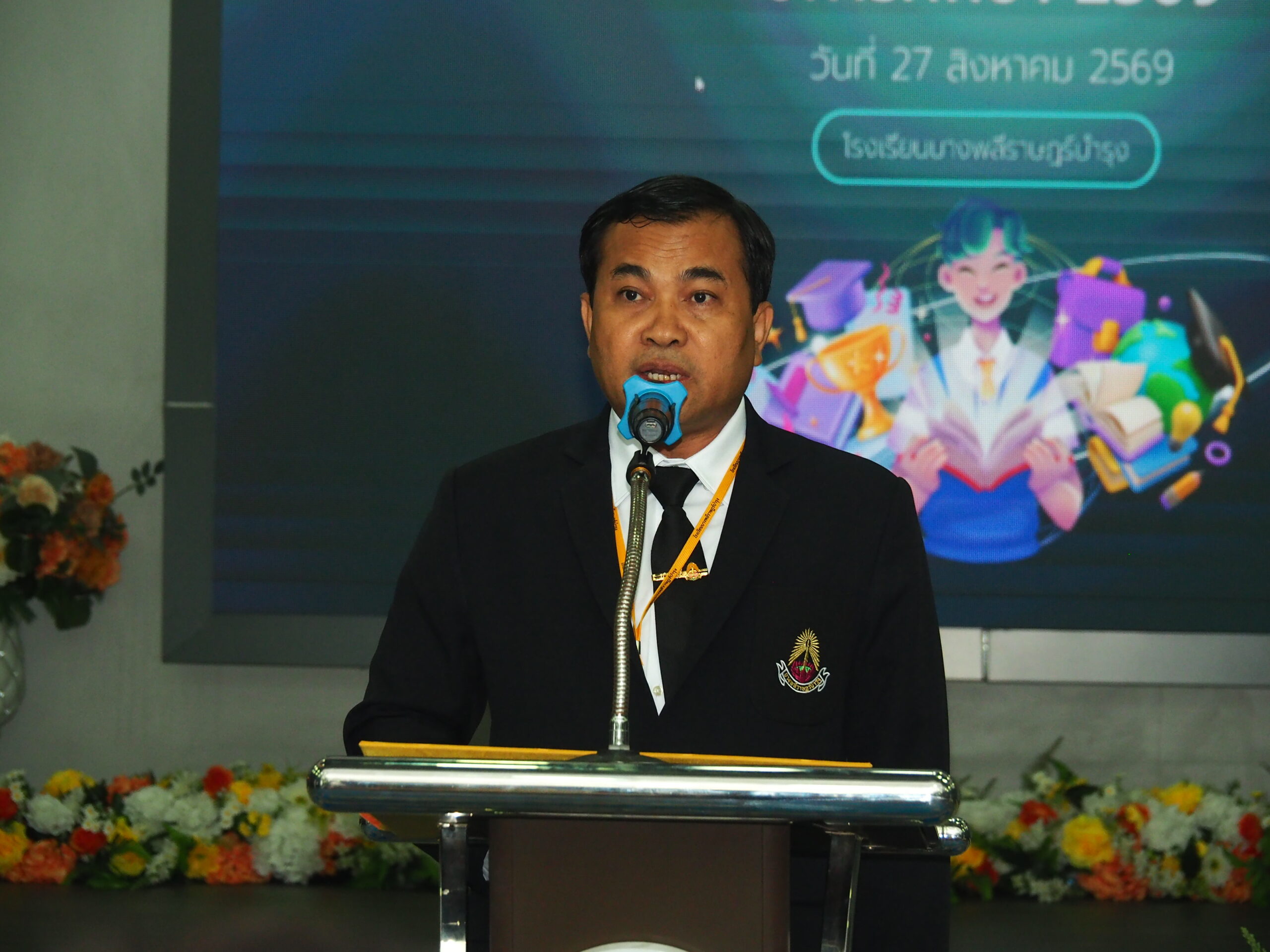 2026.08.27 วันพฤหัสบดี 13:24 ป้อม ปราการ พระราชวชิรคณาทร (เจ้าคุณแจ้) ดร.เจ้าอาวาสวัดบางพลีใหญ่กลาง มอบทุนส่งเสริมการศึกษา ประจำปีการศึกษา 2569 ให้แก่นักเรียนโรงเรียนบางพลีราษฎร์บำรุง จำนวน 223 คน วันที่ 27 กันยายน 2569 เวลา 10.00 น. ที่ห้องประชุม โรงเรียนบางพลีราษฎร์บำรุง ตำบลบางพลีใหญ่ อำเภอบางพลี จังหวัดสมุทรปราการ พระราชวชิรคณาทร (เจ้าคุณแจ้) ดร.เจ้าอาวาสวัดบางพลีใหญ่กลาง มอบหมายให้นายโสภณ มหาบุญ ไวยาวัจกรวัดบางพลีใหญ่กลาง เป็นตัวแทนมอบทุนส่งเสริมการศึกษา ประจำปีการศึกษา 2569 เพื่อจัดสรรทุนการศึกษาช่วยเหลือนักเรียนโรงเรียนบางพลีราษฎร์บำรุง จำนวน 223 ทุน ทุนละ 2,000 บาท รวมเป็นเงินทั้งสิ้น 446,000 บาท โดยมีนายวิสูตร ยอดสุข ผู้อำนวยการโรงเรียนบางพลีราษฎร์บำรุง กล่าวให้โอวาท พร้อมด้วยคณะผู้บริหาร คณะกรรมการสถานศึกษา คณะครู และนักเรียนโรงเรียนบางพลีราษฎร์บำรุง เข้าร่วมพิธี ****ปล่อยเสียง****นายวิสูตร ยอดสุข ผู้อำนวยการโรงเรียนบางพลีราษฎร์บำรุง