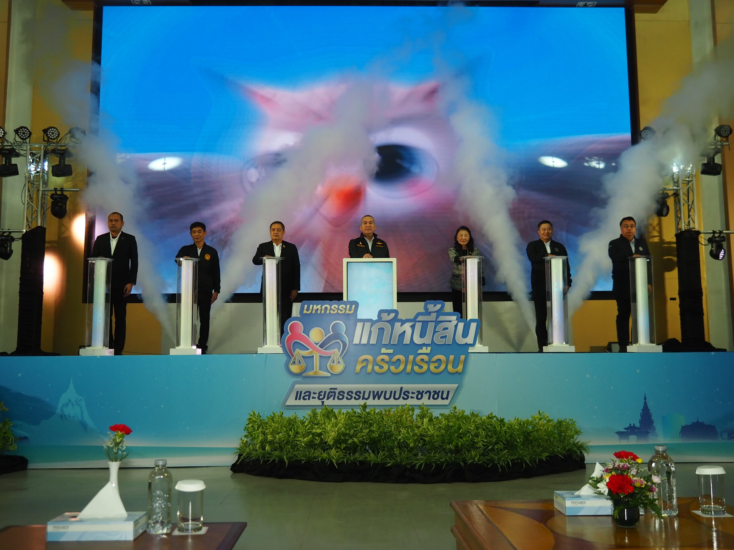 รมว.ยุติธรรมประธานเปิด"มหกรรมแก้หนี้สืบครัวเรือน และยุติธรรมพบประชาชน" ที่ ห้องไดมอนด์ ฮอลล์ ชั้น 4 โรงแรม เอเชีย แอร์พอร์ท ศูนย์การค้าเซียร์รังสิต จังหวัดปทุมธานีพลตำรวจโท รักษ์พล เนาวรัตน์ รัฐมนตรีว่าการกระทรวงยุติธรรม เป็นประธานเปิด"มหกรรมแก้หนี้สืบครัวเรือน และยุติธรรมพบประชาชน" จังหวัดปทุมธานี โดยมี นายไตรยฤทธิ์ เตมหิวงศ์ อธิบดีกรมคุ้มครองสิทธิและเสรีภาพกล่าวรายงาน สืบเนื่องจากสถานการณ์หนี้ของประเทศไทย ที่ประชาชนกำลังเผชิญสภาวะหนี้สิน รัฐบาลจึงมีมาตรการในการแก้ไขปัญหาหนี้สิน ภายใต้ปรัชญาที่จะไม่ขัดต่อวินัยทางการเงิน / และไม่ทำให้เกิดสภาวะภัยทางจริยธรรม (Moral Hazard) ของผู้มีภาระหนี้สิน กระทรวงยุติธรรม โดยกรมคุ้มครองสิทธิและเสรีภาพ ซึ่งได้รับมอบหมายร่วมกับกรมบังคับคดี ขับเคลื่อนโครงการ "มหกรรมแก้หนี้สินครัวเรือนและยุติธรรมพบประชาชน" ประจำปี พ.ศ. 2569 โดยการบูรณาการร่วมกันระหว่าง หน่วยงานและสถาบันการเงินที่เกี่ยวข้อง / จัดงานในทุกภูมิภาค/ทั่วประเทศ / รวม 23 ครั้ง / โดยครั้งแรกได้จัดงานเพื่อมอบเป็นของขวัญปีใหม่ให้กับประชาชน / เมื่อวันที่18 มกราคม 2569 ณ กรุงเทพมหานคร และปริมณฑล / และครั้งถัดมา กรมคุ้มครองสิทธิและเสรีภาพ และกรมบังคับคดี ร่วมกับสำนักงานยุติธรรมจังหวัด/จัดงานในส่วนภูมิภาค โดยจัดงานมาแล้ว จำนวน 22 ครั้ง / มีลูกหนี้ขอไกล่เกลี่ย 38,423 ราย/ไกล่เกลี่ยสำเร็จ 38,055 ราย/ทุนทรัพย์ 7,543 ล้านบาท / ลดภาระค่าใช้จ่ายประชาชน 5,007 ล้านบาท/และปลดผู้ค้ำประกัน 29,903 ราย รวมทั้งมี การจัดกิจกรรมไกล่เกลี่ยหนี้ / ตามบริบทของพื้นที่ / โดยสำนักงานยุติธรรมจังหวัด/สำนักงานบังคับคดีจังหวัด / ศูนย์ไกล่เกลี่ยข้อพิพาทภาคประชาชน/ร่วมกับภาคีในพื้นที่ ไกล่เกลี่ยหนี้ และปรับโครงสร้างหนี้ ผ่านระบบออนไลน์ โดยกรมคุ้มครองสิทธิและเสรีภาพ / กรมบังคับคดี / และกองทุนให้ยืมเพื่อการศึกษา (กยศ.) นอกจากนี้ / ยังมีการดำเนินการ / ให้บริการปรึกษาทางกฎหมาย / จัดหาทนายความ / ที่ปรึกษากฎหมาย / ประจำสำนักงานยุติธรรมจังหวัด / และศูนย์ไกล่เกลี่ยข้อพิพาท/ สำหรับการจัดงาน / ในจังหวัดปทุมธานี / กำหนดจัดงาน / ระหว่างวันที่ 29-30 สิงหาคม 2569 / จำนวน 2 วัน / ซึ่งกระทรวงยุติธรรม / โดยกรมคุ้มครองสิทธิและเสรีภาพ / กรมบังคับคดี / สำนักงานยุติธรรมจังหวัดปทุมธานี / สำนักงานบังคับคดีจังหวัดปทุมธานี / ร่วมบูรณาการ / กับกองทุนให้ยืมเพื่อการศึกษา / และสถาบันการเงินธนาคารพาณิชย์ / หน่วยงานภาครัฐ / รัฐวิสาหกิจ / ภาคเอกชน / ได้เชิญชวนลูกหนี้เข้าร่วมงานทั้ง 2 วัน / จำนวนกว่า 11,531 ราย โดยภายในงานประกอบด้วย กิจกรรมสร้างการรับรู้การไกล่เกลี่ย / การปรับโครงสร้างหนี้และสสร้างวินัยทางการเงิน การให้บริการไกล่เกลี่ยข้อพิพาท / ทั้งก่อนฟ้อง / และหลังศาลมีคำพิพากษา และการจัดนิทรรศการเฉลิมพระเกียรติ สมเด็จพระเจ้าลูกเธอ เจ้าฟ้าพัชรกิติยาภา นเรนทิราเทพยวดี กรมหลวงราชสาริณีสิริพัชร มหาวัชรราชธิดา พร้อมทั้งจัดนิทรรศการเพื่อเผยแพร่ภารกิจหน่วยงานให้คำปรึกษาทางกฎหมาย รวมทั้ง การสร้างวินัยทางการเงิน จากสถาบันการเงินและหน่วยงานในพื้นที่