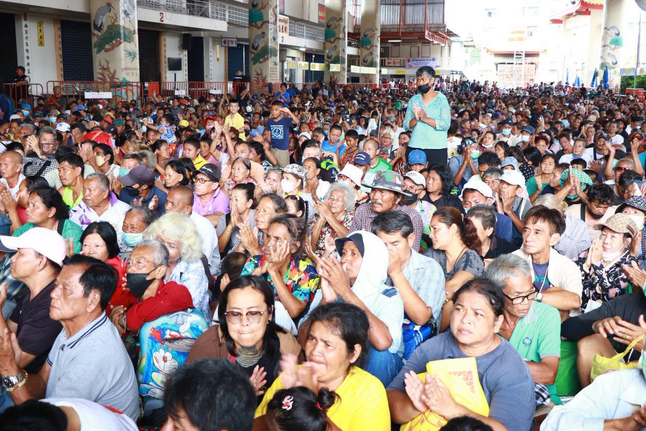 มูลนิธิร่วมกุศล สมุทรปราการ จัด พิธีเปิดโรงทาน เนื่องในงานทิ้งกระจาด ประจำปี 2569 ที่ มูลนิธิร่วมกุศล สมุทรปราการ ถนนท้ายบ้าน ตำบลปากน้ำ อำเภอเมืองสมุทรปราการ มูลนิธิร่วมกุศล สมุทรปราการ นายไพวงศ์ ชำนินาวากุล ประธานมูลนิธิร่วมกุศล เป็นประธานจุดธูปเทียนบูชาพระรัตนตรัย ในพิธีทำบุญตักบาตร ข้าวสาร อาหารแห้ง แด่พระภิกษุสงฆ์ จากวัดกลางวรวิหาร จำนวน 9 รูป เพื่ออุทิศส่วนกุศลให้แก่ผู้ที่ล่วงรับไปแล้ว เนื่องในงานวันทิ้งกระจาด ประจำปี ระหว่างวันที่ 16 17 18 สิงหาคม 2569 โดยมีพระภิกษุสงฆ์ วัดกลางวรวิหาร พระอารามหลวง จำนวน 10 รูป เจริญพระพุทธมนต์ ต่อมาเมื่อ เวลา 15.00 น.นายศุภมิตร ชิณศรี ผู้ว่าราชการจังหวัดสมุทรปราการ เดินทางมาเป็นประธานในพิธีเปิดงานทิ้งกระจาด ปะจำปี 2569 แจกข้าวสารอาหารแห้งให้แก่ผู้ยากไร้-ผู้ด้อยโอกาส จำนวน 3,500 ถุง โดยมีนายไพวงศ์ ชำนินาวากุล ประธานมูลนิธิร่วมกุศล สมทรปราการ สมัยที่ 25 กล่าวรายงาน พร้อมด้วย นางสาวอรวรรณ ชิณศรี นายกเหล่ากาชาดจังหวัดสมุทรปราการ นายวัฒนา เจริญจิตร นายอำเภอจังหวัดสมุทรปราการ ประธานกิตติมศักดิ์ถาวรมูลนิธิ ที่ปรึกษา คณะกรรมการมูลนิธิ เจ้าหน้าที่และอาสาสมัครมูลนิธิร่วมกุศล สมุทรปราการ เข้าร่วมกิจกรรม นอกจากนี้ ยังมีครอบครัวจิรยาภากร นำโดยนายสุดใจ จิรยาภากร หรือ (เฮียเอี๋ยว) ประธานที่ปรึกษา กต.ตร.จังหวัดสมุทรปราการ ได้บริจาคเงินให้แก่ผู้ยากไร้-ผู้ด้อยโอกาส รายละ 100 บาท รวมเป็นเงิน จำนวน 200,000 บาท