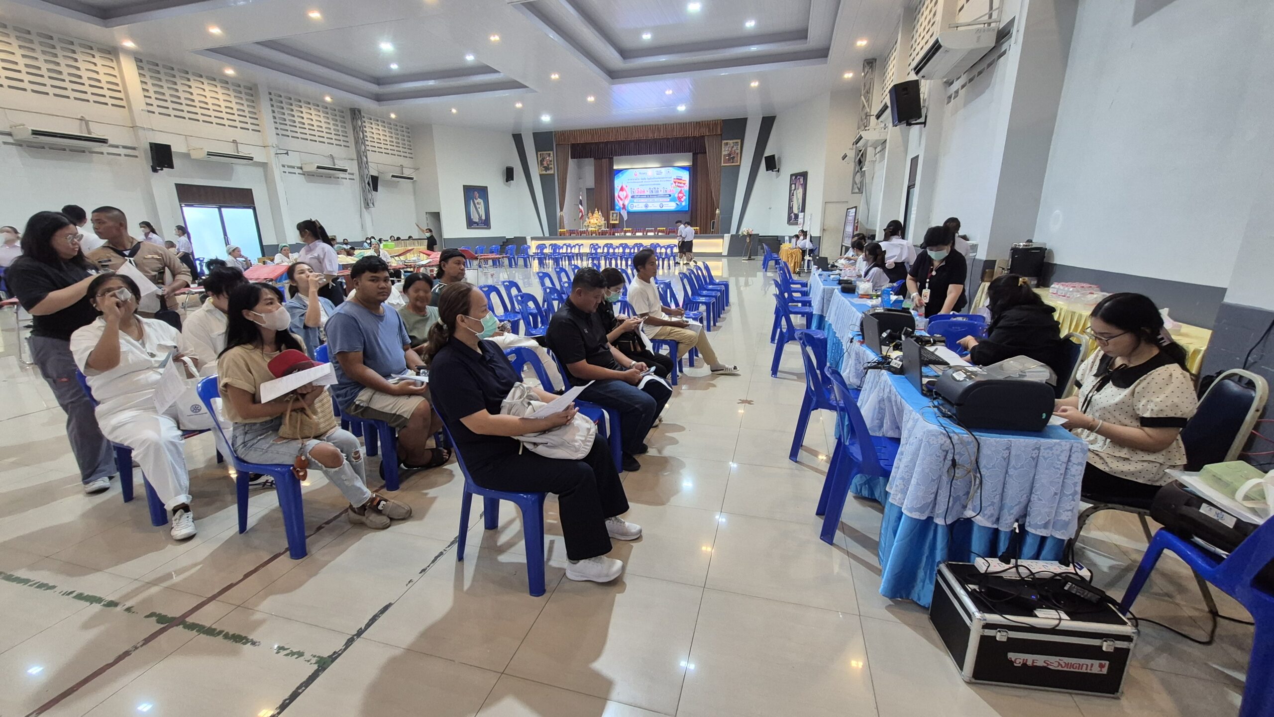 สโมสรโรตารีพระสมุทรเจดีย์ ร่วมกับสภากาชาดไทยและโรงเรียนป้อมนาคราชสวาทยานนท์ จัดโครงการบริจาคโลหิต ให้เลือด ให้ได้ ให้เลย