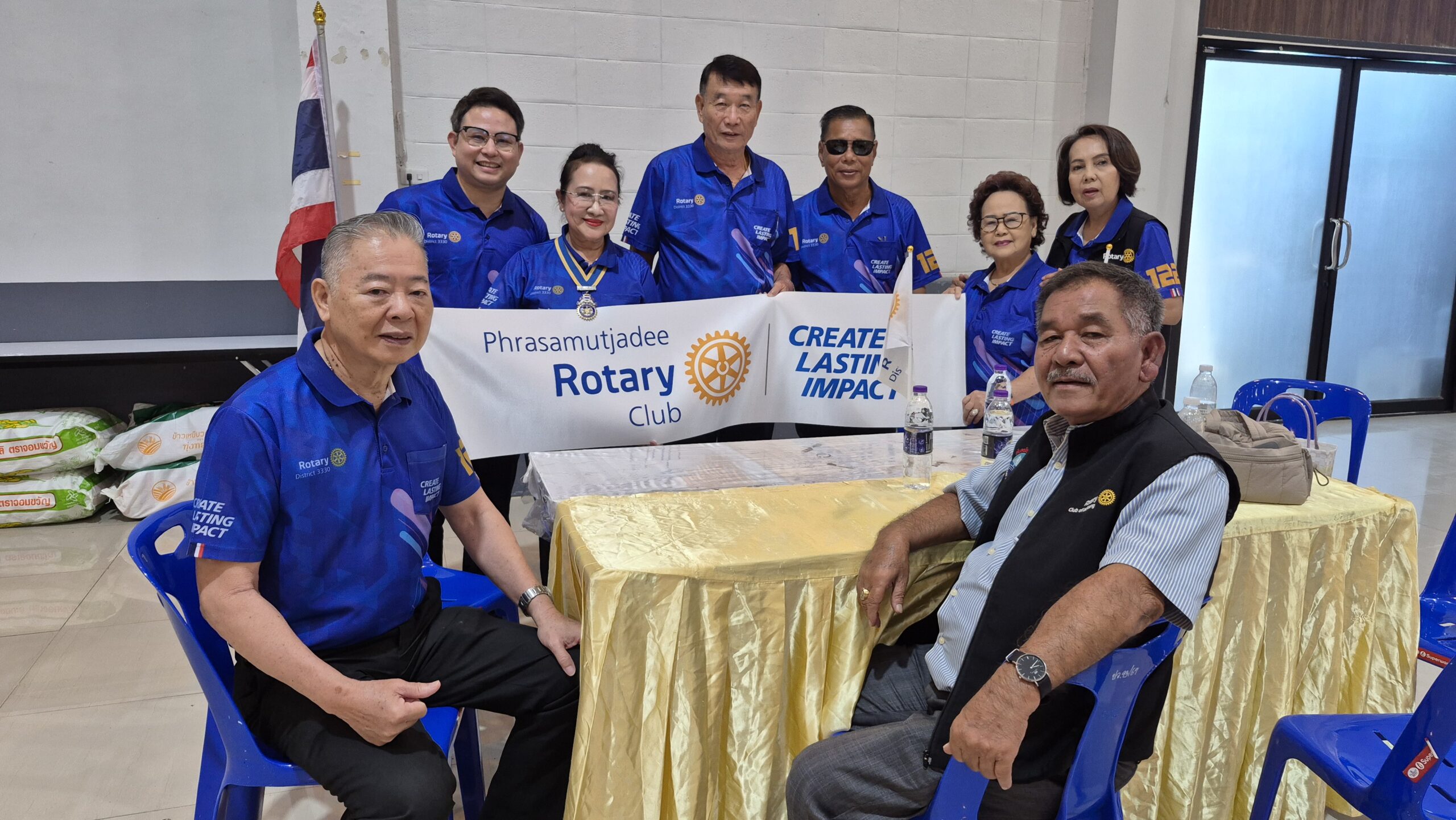 สโมสรโรตารีพระสมุทรเจดีย์ ร่วมกับสภากาชาดไทยและโรงเรียนป้อมนาคราชสวาทยานนท์ จัดโครงการบริจาคโลหิต ให้เลือด ให้ได้ ให้เลย