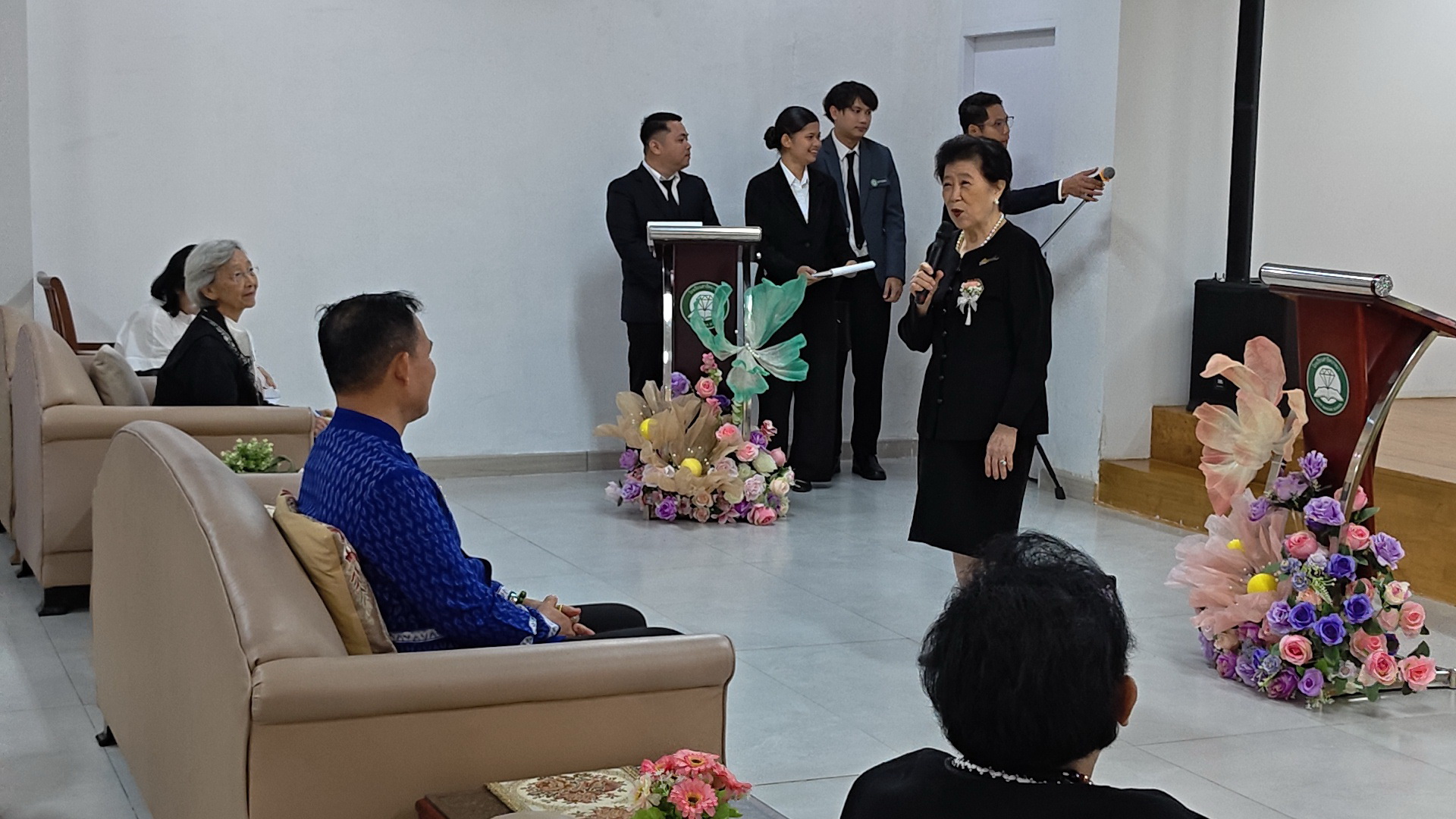 โรงเรียนสาธิตบางนา จัดกิจกรรมเปิดชั้นเรียน (Open Class) ขับเคลื่อน PLC มุ่งพัฒนาการเรียนรู้ผู้เรียนทุกระดับชั้น โรงเรียนสาธิตบางนา จัดกิจกรรมการเปิดชั้นเรียน (Open Class) ตามแนวคิดชุมชนแห่งการเรียนรู้ทางวิชาชีพ (Professional Learning Community : PLC) ประจำปีการศึกษา 2569 โดยมี ดร.เอกชัย จันทา ศึกษาธิการจังหวัดสมุทรปราการ เป็นประธานในพิธีเปิด Open Class มี ดร. ภาคินัย สุนทรวิภาต ผู้อำนวยการโรงเรียนสาธิตบางนา กล่าวรายงาน ณ โรงเรียนสาธิตบางนา ดร. ภาคินัย สุนทรวิภาต เปิดเผยว่า การจัดกิจกรรม Open Class ในครั้งนี้มีเป้าหมายสำคัญในการเปิดพื้นที่ให้ผู้บริหาร ครู ผู้ปกครอง และบุคลากรทางการศึกษาได้เข้ามาสังเกตการณ์การจัดการเรียนรู้ แลกเปลี่ยนเรียนรู้ผ่านกระบวนการของผู้เรียน และร่วมสะท้อนผล (Reflection) เพื่อพัฒนารายวิชาและกระบวนการสอน ตามหลักปรัชญาความเป็นสาธารณะ (Public Philosophy) ที่เน้นการยกระดับห้องเรียนให้เป็นพื้นที่เรียนรู้ร่วมกันของชุมชนวิชาชีพ การเปิดชั้นเรียนครั้งนี้ครอบคลุมการจัดการเรียนการสอนตั้งแต่ระดับปฐมวัย ประถมศึกษา ถึงมัธยมศึกษา ทั้งหลักสูตรปกติและหลักสูตร English Program โดยได้รับความสนใจจากหน่วยงานการศึกษาและโรงเรียนทั้งภาครัฐและเอกชน ส่งผู้บริหาร นักวิชาการ ศึกษานิเทศก์ และครูเข้าร่วมงานเป็นจำนวนมาก นอกจากนี้ กิจกรรมยังได้รับเกียรติจากผู้ทรงคุณวุฒิระดับชาติและนานาชาติด้าน PLC มาร่วมสังเกตการณ์และให้คำแนะนำในการสะท้อนผลการเรียนรู้ ได้แก่:รองศาสตราจารย์ ลัดดา ภู่เกียรติ ประธานกลุ่ม Thailand Principal Forum รองศาสตราจารย์ ดร.พิมพันธ์ เดชะคุปต์ /รองศาสตราจารย์ พเยาว์ ยินดีสุข ผู้ทรงคุณวุฒิ /รองศาสตราจารย์ ดร.สิริพันธุ์ สุวรรณมรรคาและผู้ช่วยศาสตราจารย์ ดร.จรินทร วินทะไชย์ ผู้ทรงคุณวุฒิ การจัดกิจกรรมในครั้งนี้นับเป็นก้าวสำคัญในการสร้างเครือข่ายความร่วมมือทางการศึกษาที่เข้มแข็ง เพื่อส่งเสริมการพัฒนาวิชาชีพครูอย่างต่อเนื่อง และยกระดับคุณภาพการจัดการเรียนรู้ให้แก่ผู้เรียนอย่างยั่งยืน