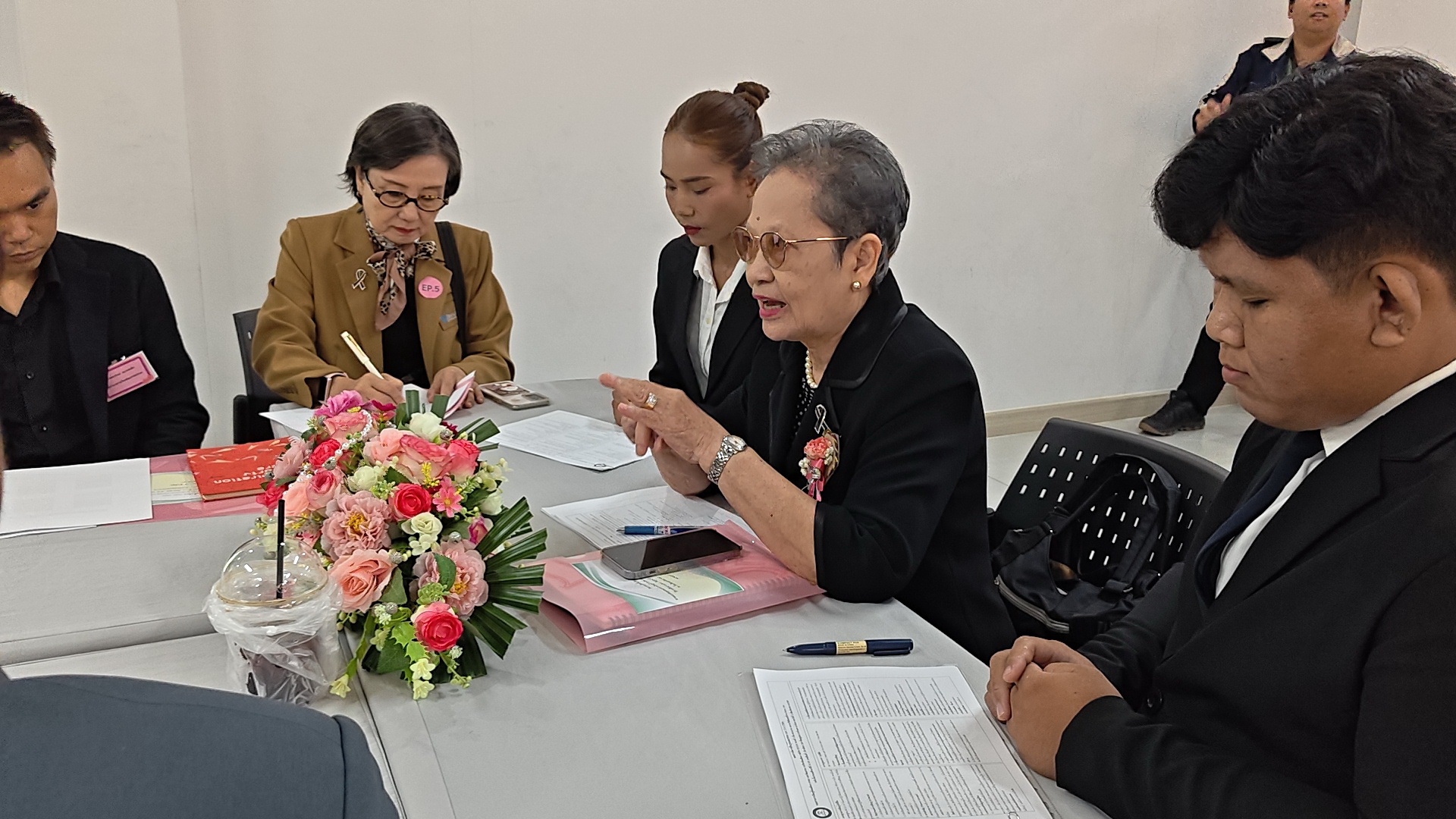 โรงเรียนสาธิตบางนา จัดกิจกรรมเปิดชั้นเรียน (Open Class) ขับเคลื่อน PLC มุ่งพัฒนาการเรียนรู้ผู้เรียนทุกระดับชั้น โรงเรียนสาธิตบางนา จัดกิจกรรมการเปิดชั้นเรียน (Open Class) ตามแนวคิดชุมชนแห่งการเรียนรู้ทางวิชาชีพ (Professional Learning Community : PLC) ประจำปีการศึกษา 2569 โดยมี ดร.เอกชัย จันทา ศึกษาธิการจังหวัดสมุทรปราการ เป็นประธานในพิธีเปิด Open Class มี ดร. ภาคินัย สุนทรวิภาต ผู้อำนวยการโรงเรียนสาธิตบางนา กล่าวรายงาน ณ โรงเรียนสาธิตบางนา ดร. ภาคินัย สุนทรวิภาต เปิดเผยว่า การจัดกิจกรรม Open Class ในครั้งนี้มีเป้าหมายสำคัญในการเปิดพื้นที่ให้ผู้บริหาร ครู ผู้ปกครอง และบุคลากรทางการศึกษาได้เข้ามาสังเกตการณ์การจัดการเรียนรู้ แลกเปลี่ยนเรียนรู้ผ่านกระบวนการของผู้เรียน และร่วมสะท้อนผล (Reflection) เพื่อพัฒนารายวิชาและกระบวนการสอน ตามหลักปรัชญาความเป็นสาธารณะ (Public Philosophy) ที่เน้นการยกระดับห้องเรียนให้เป็นพื้นที่เรียนรู้ร่วมกันของชุมชนวิชาชีพ การเปิดชั้นเรียนครั้งนี้ครอบคลุมการจัดการเรียนการสอนตั้งแต่ระดับปฐมวัย ประถมศึกษา ถึงมัธยมศึกษา ทั้งหลักสูตรปกติและหลักสูตร English Program โดยได้รับความสนใจจากหน่วยงานการศึกษาและโรงเรียนทั้งภาครัฐและเอกชน ส่งผู้บริหาร นักวิชาการ ศึกษานิเทศก์ และครูเข้าร่วมงานเป็นจำนวนมาก นอกจากนี้ กิจกรรมยังได้รับเกียรติจากผู้ทรงคุณวุฒิระดับชาติและนานาชาติด้าน PLC มาร่วมสังเกตการณ์และให้คำแนะนำในการสะท้อนผลการเรียนรู้ ได้แก่:รองศาสตราจารย์ ลัดดา ภู่เกียรติ ประธานกลุ่ม Thailand Principal Forum รองศาสตราจารย์ ดร.พิมพันธ์ เดชะคุปต์ /รองศาสตราจารย์ พเยาว์ ยินดีสุข ผู้ทรงคุณวุฒิ /รองศาสตราจารย์ ดร.สิริพันธุ์ สุวรรณมรรคาและผู้ช่วยศาสตราจารย์ ดร.จรินทร วินทะไชย์ ผู้ทรงคุณวุฒิ การจัดกิจกรรมในครั้งนี้นับเป็นก้าวสำคัญในการสร้างเครือข่ายความร่วมมือทางการศึกษาที่เข้มแข็ง เพื่อส่งเสริมการพัฒนาวิชาชีพครูอย่างต่อเนื่อง และยกระดับคุณภาพการจัดการเรียนรู้ให้แก่ผู้เรียนอย่างยั่งยืน