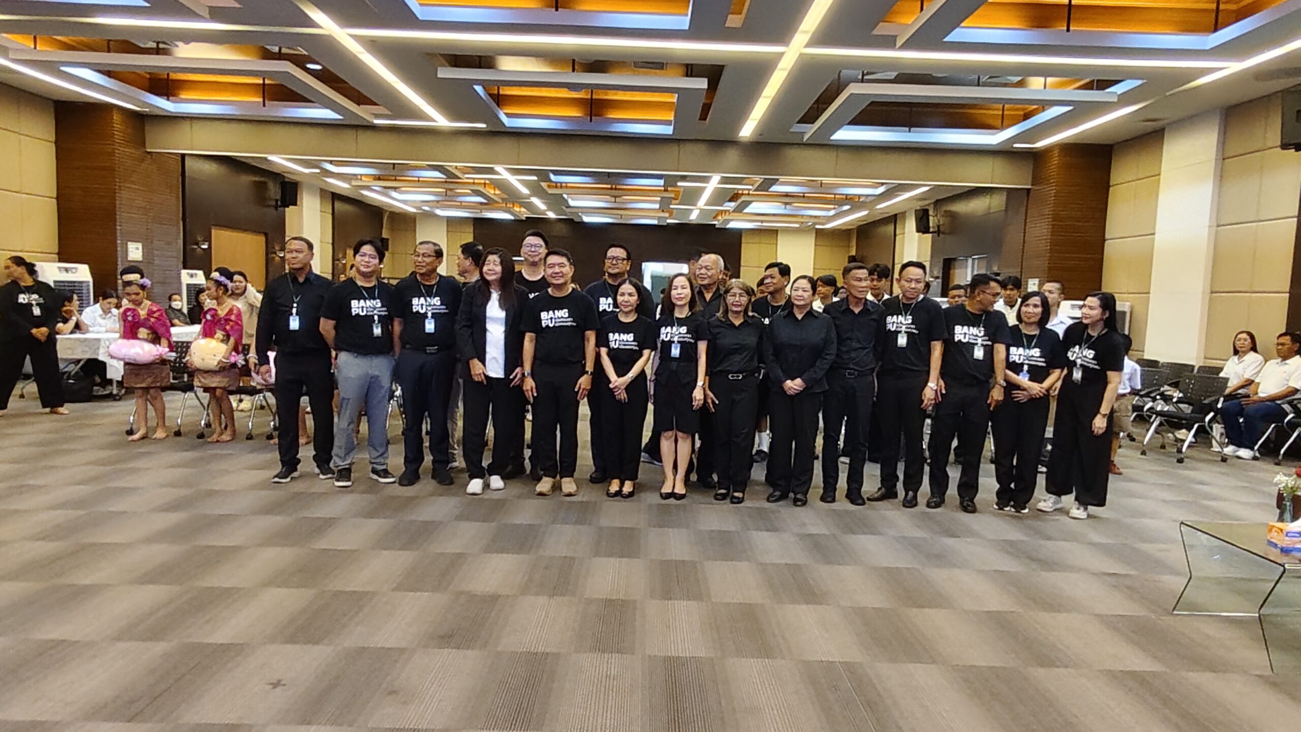 เทศบาลตำบลบางปู จัดกิจกรรม "เติมรอยยิ้ม มอบความสุข เด็กด้อยโอกาส เทศบาลตำบลบางปู่" ประจำปีงบประมาณ 2569 วันที่ 22 กันยายน 2569 เวลา 10.00 น. ที่ห้องประชุม 1 ชั้น 5 สำนักงานเทศบาลตำบลบางปู อำเภอเมือง จังหวัดสมุทรปราการ นายธรีพล ชุนเจริญ นายกเทศมนตรีตำบลบางปู เป็นประธานพิธีเปิดกิจกรรม เติมรอยยิ้ม มอบความสุข เด็กค้อยโอกาล ของเทศบาลตำบลบางปู่ พร้อมด้วย คณะผู้บริหาร ปลัดเทศบาล ที่ปรึกษานายกเทศมนตรี เลขานุการนายก สมาชิกสภาเทศบาล ที่ปรึกษาภาคประชาชน หัวหน้าส่วนราชการ เจ้าหน้าที่กองการศึกษา เทศบาลตำบลบางปู ตลอดจน คณะครู สกร. บุคลากรทางการศึกษา ผู้ปกครอง เด็กและเยาวชน เข้าร่วมกิจกรรม เด็กและเยาวชนคือรากฐานที่สำคัญยิ่งในการพัฒนาสังคมและประเทศชาติในอนาคต แต่ละคนอาจมีโอกาสและความพร้อมในชีวิตที่แตกต่างกันไป การจัดกิจกรรมในวันนี้ จึงเป็นความตั้งใจจริงของเทศบาลตำบลบางปู ที่ต้องการสร้างพื้นที่แห่งความสุข เติมเต็มโอกาส และส่งต่อความห่วงใยไปสู่เด็กและเยาวชน ที่อาจขาดแคลน เพื่อให้ทุกคนได้รับความรู้ ความสนุกสนาน และรู้สึกถึงความเคารพในคุณค่าของตนเอง สำหรับ กิจกรรม "เติมรอยยิ้ม มอบความสุข เด็กด้อยโอกาส เทศบาลตำบลบางปู่ ได้จัดขึ้นอย่างต่อเนื่องเป็นปีที่ 2 แล้ว เพื่อช่วยเหลือด้านอุปกรณ์การเรียน พร้อมถุงยังชีพ เพื่อสร้างขวัญกำลังใจให้แก่เด็กและเยาวชนที่ขาดแคลน รวมทั้งกิจกรรมสันทนาการให้แก่เด็กๆ ในความดูแลของเทศบาลตำบลบางปู โดยมีหน่วยงาน ภาคีเครือข่ายร่วมให้การสนับสนุน
