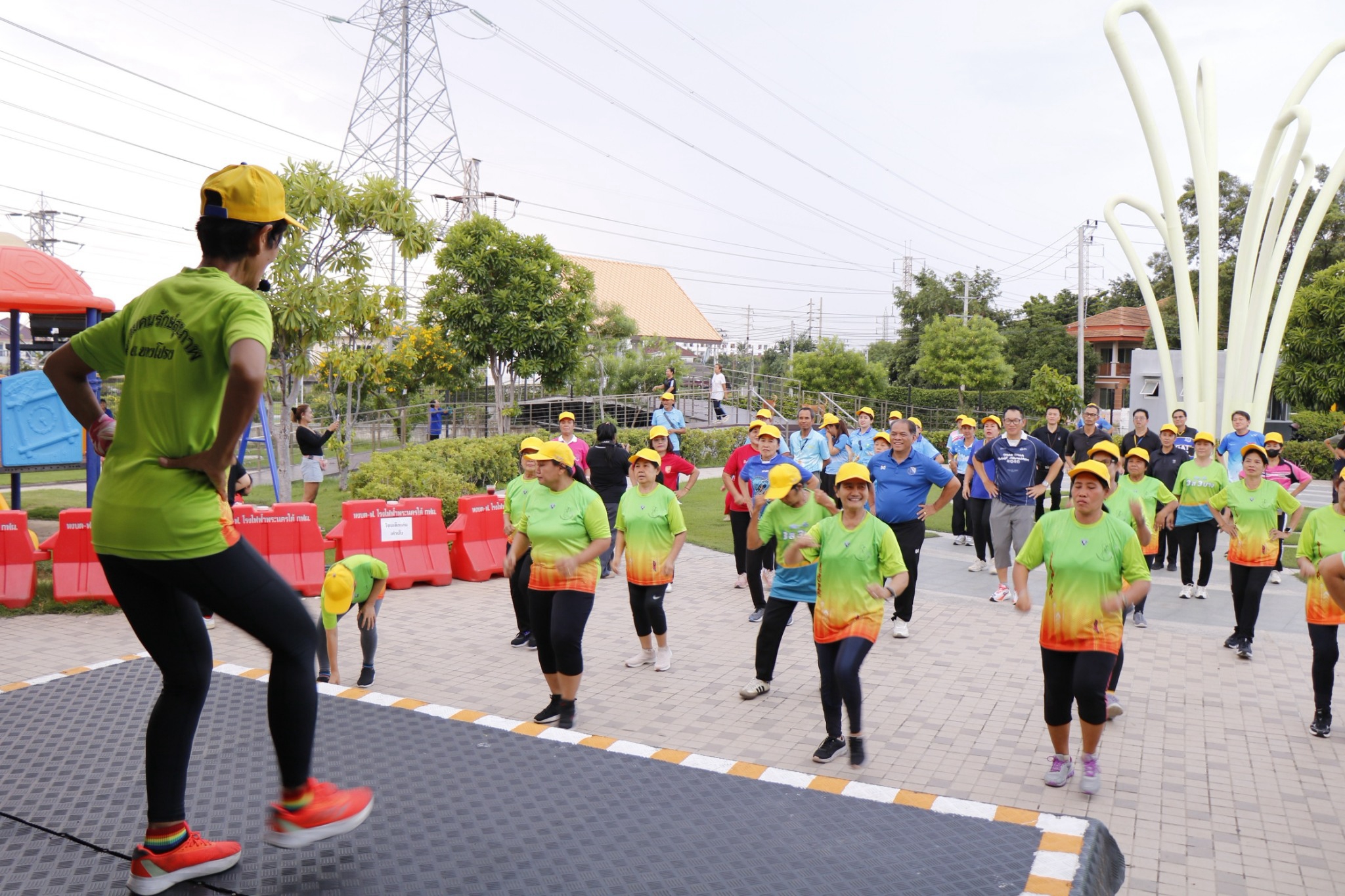 วันที่ 1 กันยายน 2569 การไฟฟ้าฝ่ายผลิตแห่งประเทศไทย โดย ฝ่ายชุมชนสัมพันธ์โครงการ ร่วมกับ โรงไฟฟ้าพระนครใต้ จัดกิจกรรม “Boost พลัง ตำบลสุขภาพดี“ ในโครงการ 3ส3บาง สุขกายสุขใจ โดยมีวัตถุประสงค์เพื่อกระตุ้นการเข้าร่วมโครงการส่งเสริมสุขภาพแก่ประชาชนในพื้นที่รอบโครงการโรงไฟฟ้าพลังความร้อนร่วมพระนครใต้ ชุดที่ 5 ทั้งนี้ ได้รับเกียรติจากนายรังสิต แก้วหวังสกูล ผู้อำนวยการโรงไฟฟ้าพระนครใต้ เป็นผู้กล่าวต้อนรับผู้ร่วมกิจกรรม โดยภายในงานได้มีการออกกำลังกายร่วมกัน พร้อมมอบรางวัลให้แก่ผู้โชคดีจากการเข้าร่วมโครงการ 3ส3บาง สุขกายสุขใจ กิจกรรมในครั้งนี้ มีผู้เข้าร่วมหลากหลายภาคส่วน อาทิ โรงพยาบาลส่งเสริมสุขภาพตำบลบางโปรง โรงพยาบาลส่งเสริมสุขภาพตำบลบางด้วน โรงพยาบาลส่งเสริมสุขภาพตำบลบางหัวเสือ องค์กรปกครองส่วนท้องถิ่น กำนัน ผู้ใหญ่บ้านและประชาชนในพื้นที่ตำบลบางโปรง ตำบลบางด้วน และตำบลบางหัวเสือ โดยมีผู้เข้าร่วมกิจกรรมประมาณ 100 คน ณ สวนบางโปรง ตำบลบางโปรง อำเภอเมืองสมุทรปราการ