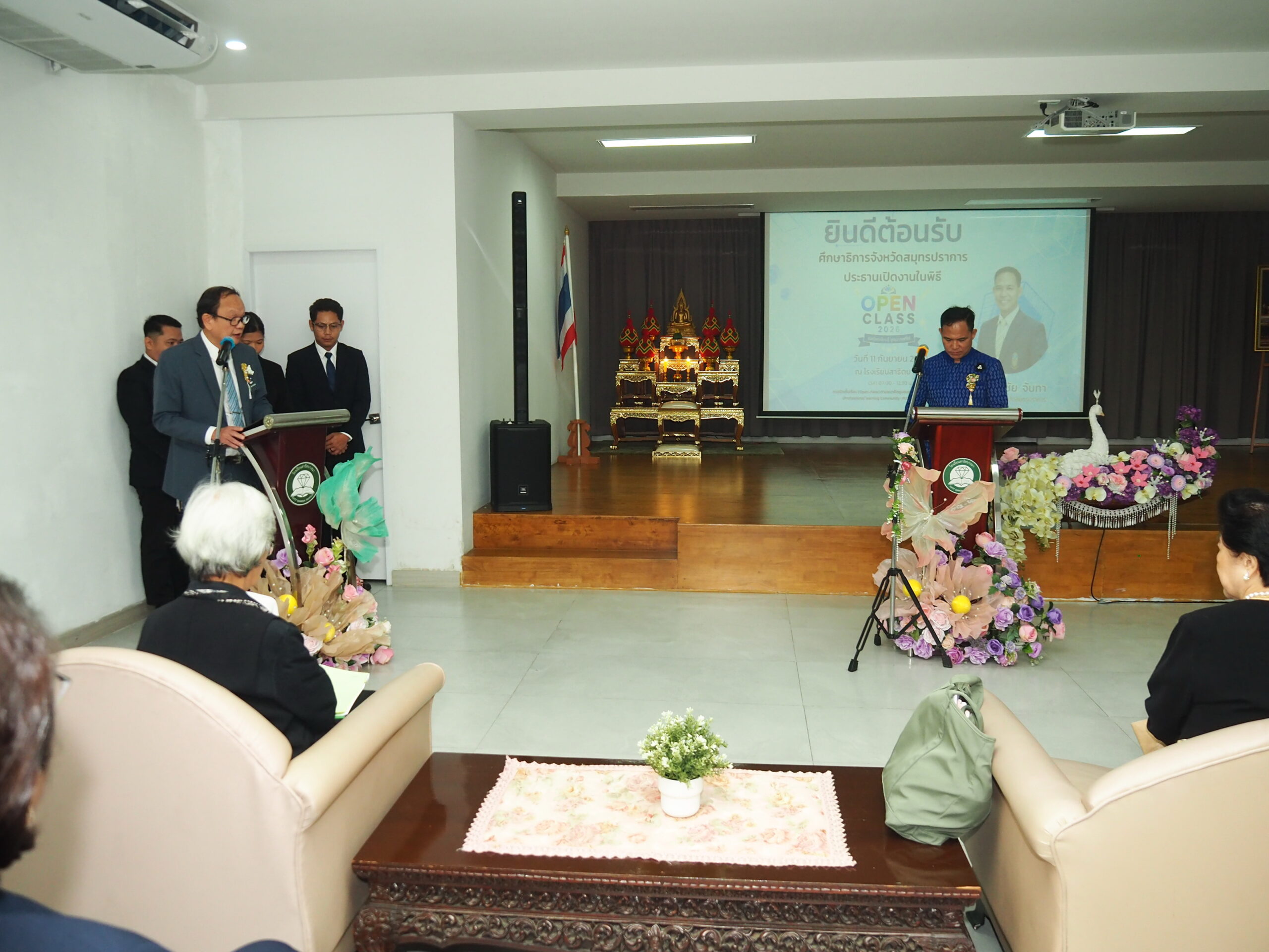 โรงเรียนสาธิตบางนา จัดกิจกรรมเปิดชั้นเรียน (Open Class) ขับเคลื่อน PLC มุ่งพัฒนาการเรียนรู้ผู้เรียนทุกระดับชั้น โรงเรียนสาธิตบางนา จัดกิจกรรมการเปิดชั้นเรียน (Open Class) ตามแนวคิดชุมชนแห่งการเรียนรู้ทางวิชาชีพ (Professional Learning Community : PLC) ประจำปีการศึกษา 2569 โดยมี ดร.เอกชัย จันทา ศึกษาธิการจังหวัดสมุทรปราการ เป็นประธานในพิธีเปิด Open Class มี ดร. ภาคินัย สุนทรวิภาต ผู้อำนวยการโรงเรียนสาธิตบางนา กล่าวรายงาน ณ โรงเรียนสาธิตบางนา ดร. ภาคินัย สุนทรวิภาต เปิดเผยว่า การจัดกิจกรรม Open Class ในครั้งนี้มีเป้าหมายสำคัญในการเปิดพื้นที่ให้ผู้บริหาร ครู ผู้ปกครอง และบุคลากรทางการศึกษาได้เข้ามาสังเกตการณ์การจัดการเรียนรู้ แลกเปลี่ยนเรียนรู้ผ่านกระบวนการของผู้เรียน และร่วมสะท้อนผล (Reflection) เพื่อพัฒนารายวิชาและกระบวนการสอน ตามหลักปรัชญาความเป็นสาธารณะ (Public Philosophy) ที่เน้นการยกระดับห้องเรียนให้เป็นพื้นที่เรียนรู้ร่วมกันของชุมชนวิชาชีพ การเปิดชั้นเรียนครั้งนี้ครอบคลุมการจัดการเรียนการสอนตั้งแต่ระดับปฐมวัย ประถมศึกษา ถึงมัธยมศึกษา ทั้งหลักสูตรปกติและหลักสูตร English Program โดยได้รับความสนใจจากหน่วยงานการศึกษาและโรงเรียนทั้งภาครัฐและเอกชน ส่งผู้บริหาร นักวิชาการ ศึกษานิเทศก์ และครูเข้าร่วมงานเป็นจำนวนมาก นอกจากนี้ กิจกรรมยังได้รับเกียรติจากผู้ทรงคุณวุฒิระดับชาติและนานาชาติด้าน PLC มาร่วมสังเกตการณ์และให้คำแนะนำในการสะท้อนผลการเรียนรู้ ได้แก่:รองศาสตราจารย์ ลัดดา ภู่เกียรติ ประธานกลุ่ม Thailand Principal Forum รองศาสตราจารย์ ดร.พิมพันธ์ เดชะคุปต์ /รองศาสตราจารย์ พเยาว์ ยินดีสุข ผู้ทรงคุณวุฒิ /รองศาสตราจารย์ ดร.สิริพันธุ์ สุวรรณมรรคาและผู้ช่วยศาสตราจารย์ ดร.จรินทร วินทะไชย์ ผู้ทรงคุณวุฒิ การจัดกิจกรรมในครั้งนี้นับเป็นก้าวสำคัญในการสร้างเครือข่ายความร่วมมือทางการศึกษาที่เข้มแข็ง เพื่อส่งเสริมการพัฒนาวิชาชีพครูอย่างต่อเนื่อง และยกระดับคุณภาพการจัดการเรียนรู้ให้แก่ผู้เรียนอย่างยั่งยืน