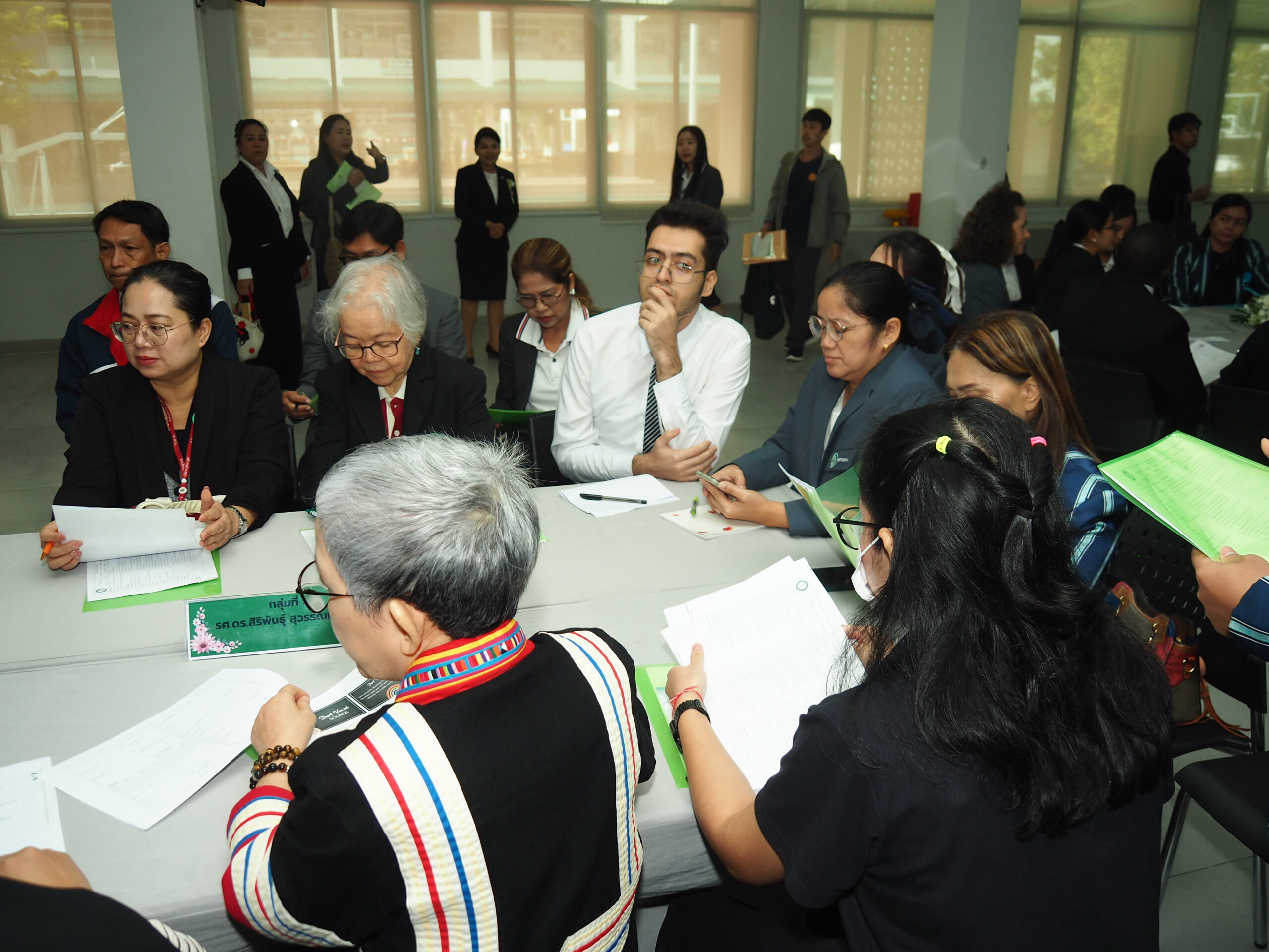 โรงเรียนสาธิตบางนา จัดกิจกรรมเปิดชั้นเรียน (Open Class) ขับเคลื่อน PLC มุ่งพัฒนาการเรียนรู้ผู้เรียนทุกระดับชั้น โรงเรียนสาธิตบางนา จัดกิจกรรมการเปิดชั้นเรียน (Open Class) ตามแนวคิดชุมชนแห่งการเรียนรู้ทางวิชาชีพ (Professional Learning Community : PLC) ประจำปีการศึกษา 2569 โดยมี ดร.เอกชัย จันทา ศึกษาธิการจังหวัดสมุทรปราการ เป็นประธานในพิธีเปิด Open Class มี ดร. ภาคินัย สุนทรวิภาต ผู้อำนวยการโรงเรียนสาธิตบางนา กล่าวรายงาน ณ โรงเรียนสาธิตบางนา ดร. ภาคินัย สุนทรวิภาต เปิดเผยว่า การจัดกิจกรรม Open Class ในครั้งนี้มีเป้าหมายสำคัญในการเปิดพื้นที่ให้ผู้บริหาร ครู ผู้ปกครอง และบุคลากรทางการศึกษาได้เข้ามาสังเกตการณ์การจัดการเรียนรู้ แลกเปลี่ยนเรียนรู้ผ่านกระบวนการของผู้เรียน และร่วมสะท้อนผล (Reflection) เพื่อพัฒนารายวิชาและกระบวนการสอน ตามหลักปรัชญาความเป็นสาธารณะ (Public Philosophy) ที่เน้นการยกระดับห้องเรียนให้เป็นพื้นที่เรียนรู้ร่วมกันของชุมชนวิชาชีพ การเปิดชั้นเรียนครั้งนี้ครอบคลุมการจัดการเรียนการสอนตั้งแต่ระดับปฐมวัย ประถมศึกษา ถึงมัธยมศึกษา ทั้งหลักสูตรปกติและหลักสูตร English Program โดยได้รับความสนใจจากหน่วยงานการศึกษาและโรงเรียนทั้งภาครัฐและเอกชน ส่งผู้บริหาร นักวิชาการ ศึกษานิเทศก์ และครูเข้าร่วมงานเป็นจำนวนมาก นอกจากนี้ กิจกรรมยังได้รับเกียรติจากผู้ทรงคุณวุฒิระดับชาติและนานาชาติด้าน PLC มาร่วมสังเกตการณ์และให้คำแนะนำในการสะท้อนผลการเรียนรู้ ได้แก่:รองศาสตราจารย์ ลัดดา ภู่เกียรติ ประธานกลุ่ม Thailand Principal Forum รองศาสตราจารย์ ดร.พิมพันธ์ เดชะคุปต์ /รองศาสตราจารย์ พเยาว์ ยินดีสุข ผู้ทรงคุณวุฒิ /รองศาสตราจารย์ ดร.สิริพันธุ์ สุวรรณมรรคาและผู้ช่วยศาสตราจารย์ ดร.จรินทร วินทะไชย์ ผู้ทรงคุณวุฒิ การจัดกิจกรรมในครั้งนี้นับเป็นก้าวสำคัญในการสร้างเครือข่ายความร่วมมือทางการศึกษาที่เข้มแข็ง เพื่อส่งเสริมการพัฒนาวิชาชีพครูอย่างต่อเนื่อง และยกระดับคุณภาพการจัดการเรียนรู้ให้แก่ผู้เรียนอย่างยั่งยืน