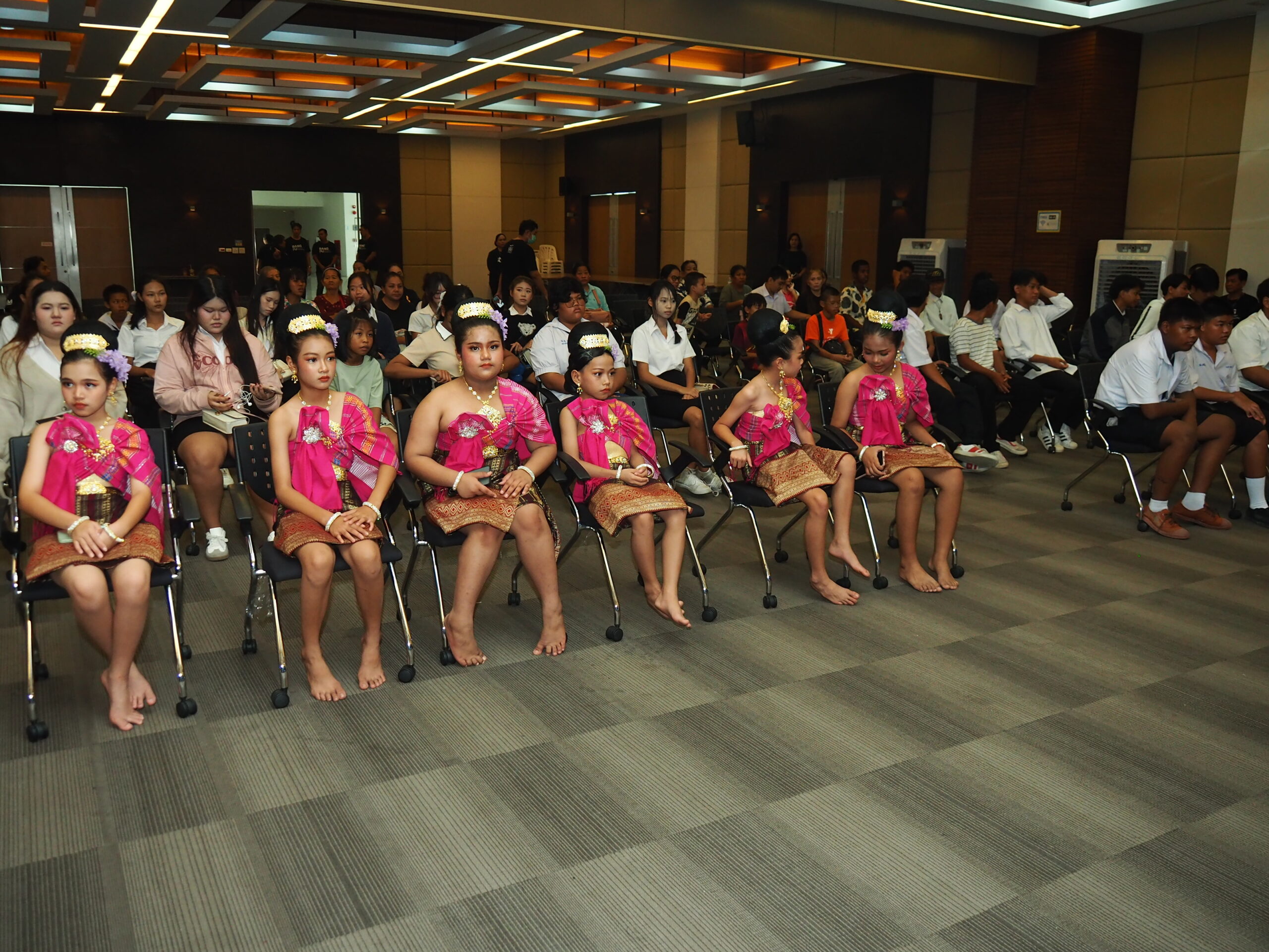 เทศบาลตำบลบางปู จัดกิจกรรม "เติมรอยยิ้ม มอบความสุข เด็กด้อยโอกาส เทศบาลตำบลบางปู่" ประจำปีงบประมาณ 2569 วันที่ 22 กันยายน 2569 เวลา 10.00 น. ที่ห้องประชุม 1 ชั้น 5 สำนักงานเทศบาลตำบลบางปู อำเภอเมือง จังหวัดสมุทรปราการ นายธรีพล ชุนเจริญ นายกเทศมนตรีตำบลบางปู เป็นประธานพิธีเปิดกิจกรรม เติมรอยยิ้ม มอบความสุข เด็กค้อยโอกาล ของเทศบาลตำบลบางปู่ พร้อมด้วย คณะผู้บริหาร ปลัดเทศบาล ที่ปรึกษานายกเทศมนตรี เลขานุการนายก สมาชิกสภาเทศบาล ที่ปรึกษาภาคประชาชน หัวหน้าส่วนราชการ เจ้าหน้าที่กองการศึกษา เทศบาลตำบลบางปู ตลอดจน คณะครู สกร. บุคลากรทางการศึกษา ผู้ปกครอง เด็กและเยาวชน เข้าร่วมกิจกรรม เด็กและเยาวชนคือรากฐานที่สำคัญยิ่งในการพัฒนาสังคมและประเทศชาติในอนาคต แต่ละคนอาจมีโอกาสและความพร้อมในชีวิตที่แตกต่างกันไป การจัดกิจกรรมในวันนี้ จึงเป็นความตั้งใจจริงของเทศบาลตำบลบางปู ที่ต้องการสร้างพื้นที่แห่งความสุข เติมเต็มโอกาส และส่งต่อความห่วงใยไปสู่เด็กและเยาวชน ที่อาจขาดแคลน เพื่อให้ทุกคนได้รับความรู้ ความสนุกสนาน และรู้สึกถึงความเคารพในคุณค่าของตนเอง สำหรับ กิจกรรม "เติมรอยยิ้ม มอบความสุข เด็กด้อยโอกาส เทศบาลตำบลบางปู่ ได้จัดขึ้นอย่างต่อเนื่องเป็นปีที่ 2 แล้ว เพื่อช่วยเหลือด้านอุปกรณ์การเรียน พร้อมถุงยังชีพ เพื่อสร้างขวัญกำลังใจให้แก่เด็กและเยาวชนที่ขาดแคลน รวมทั้งกิจกรรมสันทนาการให้แก่เด็กๆ ในความดูแลของเทศบาลตำบลบางปู โดยมีหน่วยงาน ภาคีเครือข่ายร่วมให้การสนับสนุน