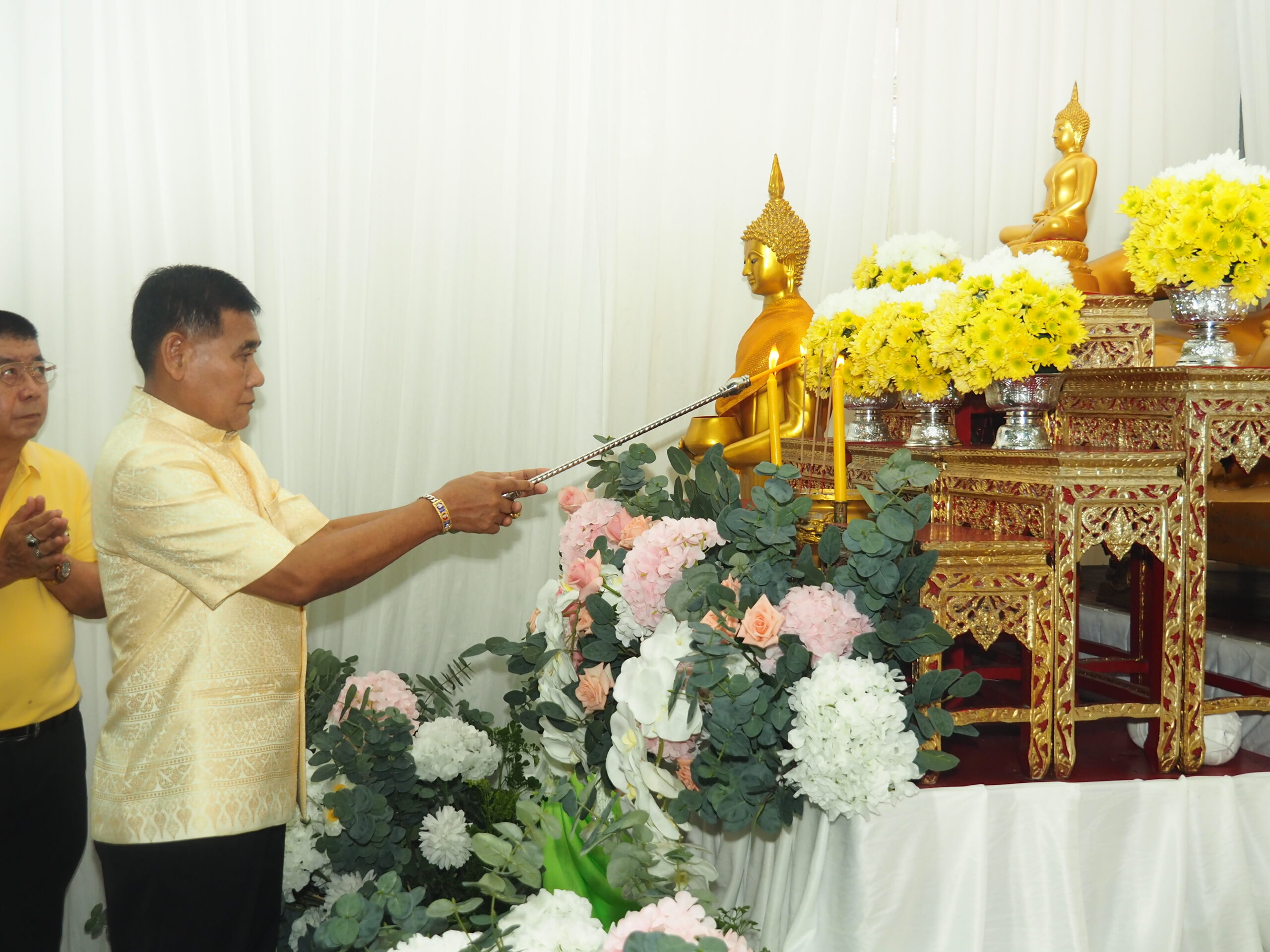 กลุ่มสมุทรปราการก้าวหน้า จัดพิธีทำบุญเนื่องในวันคลายวันเกิดครบรอบ 94 ปี“นายวัฒนา อัศวเหม” วันที่ 26 กันยายน 2569 เวลา 10.00 น. ที่ศาลาการเปรียญวัดสร่างโศก ตำบลคลองด่าน อำเภอบางบ่อ จังหวัดสมุทรปราการ นายสุนทร ปานแสงทอง นายกองค์การบริหารส่วนจังหวัดสมุทรปราการ พร้อมด้วย ครอบครัวอัศวเหม คณะผู้บริหาร หัวหน้าส่วนราชการ สมาชิกสภา อบจ.สมุทรปราการ และคณะผู้บริหาร สมาชิกสภา องค์กรปกครองส่วนท้องถิ่น กลุ่มผู้นำชุมชน ฝ่ายปกครอง กำนัน ผู้ใหญ่บ้าน ตลอดจนแขกผู้มีเกียรติ และกลุ่มสมุทรปราการก้าวหน้า ร่วมพิธีทำบุญเนื่องในวันคล้ายวันเกิดครบรอบ 94 ปี “นายวัฒนา อัศวเหม”อดีตรัฐมนตรีประจำสำนักนายกรัฐมนตรี และอดีตสมาชิกสภาผู้แทนราษฎรจังหวัดสมุทรปราการ หลายสมัย โดยได้รับความเมตตาจาก พระเดชพระคุณพระราชเมธีวชิรกวี พระราชาคณะชั้นราช วัดชนะสงคราม ราชวรมหาวิหาร เป็นประธานฝ่ายสงฆ์ พระสงฆ์ทรงสมศักดิ์ จำนวน 10 รูป นำโดย พระวชิรธรรมวิธาน เจ้าคณะอำเภอบางบ่อ เจ้าอาวาส วัดสุคันธาวาส และพระเถรานุเถระ สวด เจริญพระพุทธมนต์ จากนั้น นายสุนทร ปานแสงทอง นายกอบจ. พร้อมด้วยครอบครัวอัศวเหม คณะผู้บริหาร สมาชิกสภา อบจ.สมุทรปราการ และคณะผู้บริหาร องค์กรปกครองส่วนท้องถิ่น ในนามกลุ่มสมุทรปราการก้าวหน้า ร่วมกันถวายภัตตาหารเพล ถวายจตุปัจจัยไทยธรรม พระสงฆ์อนุโมทนา กรวดน้ำ รับพร ประพรมน้ำพระพุทธมนต์ เพื่อความเป็นสิริมงคล แก่ผู้ที่มาร่วมงาน โดยพิธีทำบุญดังกล่าว กลุ่มสมุทรปราการก้าวหน้า และครอบครัวอัศวเหม ได้ร่วมกันจัดขึ้นเป็นประจำทุกปี ซึ่งตรงกับวันที่ 26 กันยายน ของทุกปี ให้กับ นายวัฒนา อัศวเหม เนื่องจากสมัยที่เป็นรัฐมนตรีหลายกระทรวง ได้พัฒนาจังหวัดสมุทรปราการ ให้มีความเจริญรุ่งเรือง และสร้างคุณประโยชน์ให้กับจังหวัดสมุทรปราการมากมาย 