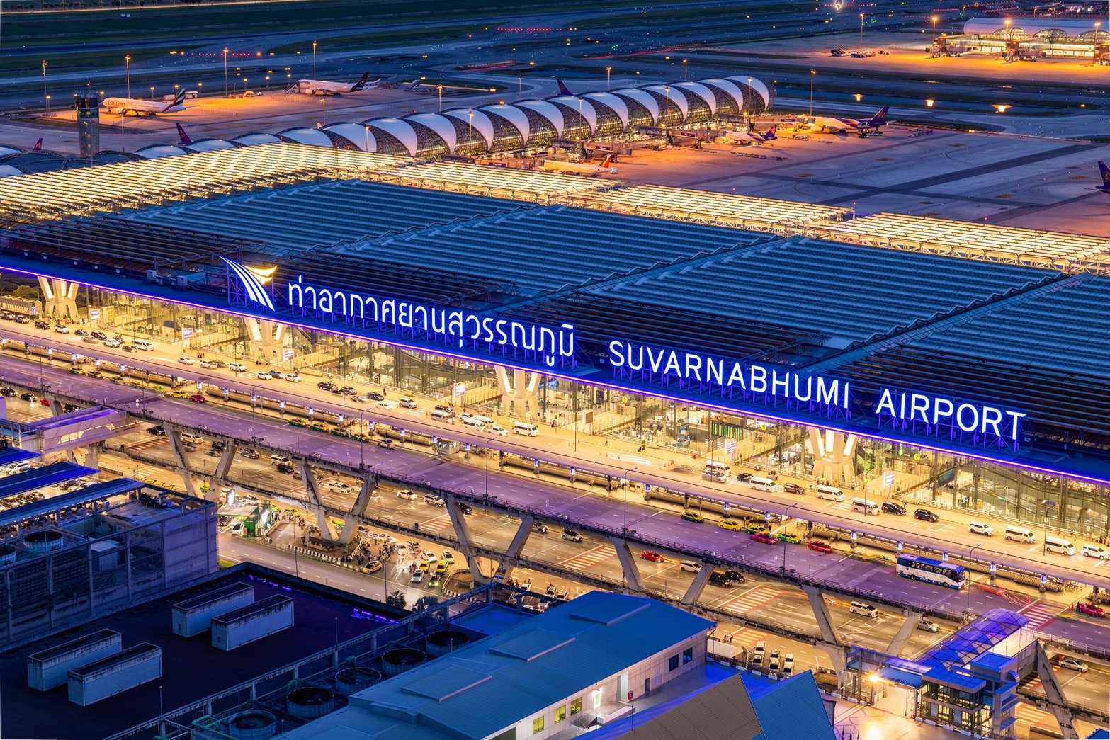ท่าอากาศยานสุวรรณภูมิครบรอบ 20 ปี เดินหน้ายกระดับ Global Aviation Hub เชื่อมไทยสู่โลก ก้าวไกล สู่อนาคต มุ่งสร้างสมดุลการเติบโตอย่างยั่งยืน นายกิตติพงศ์ กิตติขจร ผู้อำนวยการท่าอากาศยานสุวรรณภูมิ กล่าวในโอกาสครบรอบการดำเนินงาน 20 ปี ท่าอากาศยานสุวรรณภูมิ (ทสภ.) ว่า ทสภ.พร้อมเดินหน้า ยกระดับคุณภาพการให้บริการ และนำเทคโนโลยีที่ทันสมัยมาเพิ่มประสิทธิภาพการบริหารจัดการ เพื่อรองรับการเติบโตของอุตสาหกรรมการบิน และก้าวสู่การเป็นศูนย์กลางการบินระดับโลก (Global Aviation Hub) ภายใต้แนวคิด “20 ปี ทสภ. เชื่อมไทยสู่โลก ก้าวไกล สู่อนาคต” นับตั้งแต่เปิดให้บริการเมื่อวันที่ 28 กันยายน 2549 จนถึงปัจจุบัน ทสภ. รองรับผู้โดยสารแล้วกว่า 899.9 ล้านคน มีเที่ยวบินกว่า 5.57 ล้านเที่ยวบิน และรองรับ การขนส่งสินค้าทางอากาศกว่า 24.9 ล้านตัน สะท้อนบทบาทของ ทสภ. ในฐานะโครงสร้างพื้นฐานสำคัญของประเทศที่เชื่อมโยงการเดินทาง การท่องเที่ยว การค้า การลงทุน และระบบโลจิสติกส์ระหว่างไทยกับนานาประเทศ สำหรับผลการดำเนินงานในปีงบประมาณ 2569 ตั้งแต่เดือนตุลาคม 2568 - สิงหาคม 2569 รวม 11 เดือน ทสภ. มีสายการบินประจำให้บริการจำนวน 118 สายการบิน มีเที่ยวบินขึ้น - ลง รวม 346,905 เที่ยวบิน เพิ่มขึ้นร้อยละ 1.83 มีผู้โดยสารใช้บริการรวม 59,626,075 คน เพิ่มขึ้นร้อยละ 2.43 ปริมาณเที่ยวบินขนส่งสินค้าทางอากาศรวม 15,855 เที่ยวบิน เพิ่มขึ้นร้อยละ 6.34 รองรับการขนส่งสินค้ากว่า 1.4 ล้านตัน เพิ่มขึ้นร้อยละ 4.63 เมื่อเทียบกับช่วงเดียวกันของปีงบประมาณ 2568 นายกิตติพงศ์ เปิดเผยว่า เพื่อเพิ่มประสิทธิภาพการบริหารจัดการท่าอากาศยาน และรองรับปริมาณผู้โดยสารและเที่ยวบินที่เพิ่มขึ้น ทสภ. ได้เดินหน้ายกระดับกระบวนการตรวจหนังสือเดินทางให้มีความสะดวก และรวดเร็วยิ่งขึ้น สอดรับกับนโยบายของรัฐบาลในการอำนวยความสะดวกแก่นักท่องเที่ยว และเพิ่มประสิทธิภาพกระบวนการตรวจคนเข้าเมือง โดยมีแผนติดตั้งเครื่องตรวจหนังสือเดินทางอัตโนมัติ (Automated Border Control: ABC) สำหรับผู้โดยสารระหว่างประเทศทั้งขาเข้าและขาออก รวม 122 ชุด ซึ่งปัจจุบันติดตั้งแล้ว 106 ชุด ทั้งนี้ ระบบ ABC สำหรับผู้โดยสารขาออกสามารถรองรับหนังสือเดินทางอิเล็กทรอนิกส์ (e-Passport) ได้มากกว่า 90 ประเทศ ขณะที่ผู้โดยสารขาเข้าสามารถรองรับหนังสือเดินทางได้ 34 ประเทศ พร้อมจัดช่องทางพิเศษสำหรับผู้โดยสารที่ต้องการความช่วยเหลือเป็นพิเศษ (ABC Special Assistant Lane) เพื่ออำนวยความสะดวก ลดระยะเวลารอคอย และเพิ่มความคล่องตัวในการเดินทาง นอกจากนี้ ทสภ. ยังเดินหน้าปรับปรุงสิ่งอำนวยความสะดวกภายในอาคารผู้โดยสาร เพื่อยกระดับคุณภาพการให้บริการ รองรับผู้โดยสารทุกเพศทุกวัย โดยมีแผนปรับปรุงและตกแต่งเคาน์เตอร์ประชาสัมพันธ์ จำนวน 7 จุด ให้มีความทันสมัย พร้อมออกแบบให้ผู้พิการ ผู้สูงอายุ และเด็ก ให้สามารถเข้าถึงการบริการได้อย่างสะดวก ปลอดภัย และเท่าเทียม ปัจจุบันเปิดให้บริการแล้ว จำนวน 5 เคาน์เตอร์ ด้านการบริหารจัดการพื้นที่ ทสภ. ได้จัดสรรพื้นที่บริเวณอาคารผู้โดยสารขาออก อาคารเทียบเครื่องบิน และอาคาร SAT-1 ให้มีพื้นที่ Kids Zone, Relaxing Zone, Co-Working Space Zone และ Digital Park Seats พร้อมเพิ่มจุดให้บริการชาร์จอุปกรณ์อิเล็กทรอนิกส์กว่า 200 จุด นอกจากนี้ ทสภ. ยังเร่งปรับปรุงห้องน้ำภายในอาคารผู้โดยสารและอาคารเทียบเครื่องบินรวม 124 จุด โดยปัจจุบันดำเนินแล้วเสร็จจำนวน 69 จุด และคาดว่าจะแล้วเสร็จทั้งหมดภายในปี 2571 สำหรับพื้นที่บริเวณภายนอกอาคารผู้โดยสาร ทสภ. อยู่ระหว่างสำรวจและออกแบบพื้นที่ให้บริการผู้โดยสารที่เดินทางเป็นหมู่คณะ (Group Tour) บริเวณอาคารจอดรถยนต์โซน 3 ชั้น 6 เพื่อรองรับจำนวนผู้โดยสารกลุ่มทัวร์ที่เพิ่มขึ้น และจัดระเบียบพื้นที่จุดนัดพบของบริษัทท่องเที่ยวให้มีความเหมาะสม ช่วยลดความแออัดบริเวณหน้าเคาน์เตอร์เช็กอิน และไม่กีดขวางเส้นทางสัญจรของผู้โดยสารทั่วไป ทสภ. ยังให้ความสำคัญกับการสร้างคุณค่าให้แก่สังคม ชุมชน และสิ่งแวดล้อม ภายใต้แนวคิด “สนามบินที่เป็นพลเมืองที่ดีของสังคมและเป็นเพื่อนบ้านที่ดีของชุมชน” (Corporate Citizenship Airport) สอดคล้อง กับแนวทาง ESG (Environmental Social Governance) ผ่านโครงการต่างๆ อาทิ AOT Ready for Take Off ที่ส่งเสริมทักษะภาษาอังกฤษแก่เยาวชนโดยรอบ ทสภ. โครงการตลาดนัดแรงงานซึ่งสร้างโอกาสด้านอาชีพ และโครงการปลูกป่าชายเลนเพื่อฟื้นฟูระบบนิเวศ เพื่อยกระดับคุณภาพชีวิตและสิ่งแวดล้อมในพื้นที่ควบคู่ กับการพัฒนาอย่างยั่งยืน พร้อมกันนี้ ทสภ. เดินหน้าสู่การเป็น Green Airport ด้วยการใช้พลังงานแสงอาทิตย์ และส่งเสริมการใช้รถยนต์ไฟฟ้าภายในสนามบิน เพื่อลดการใช้พลังงานและการปล่อยก๊าซเรือนกระจก จากการดำเนินงานในทุกมิติ ส่งผลให้ ทสภ. ติดอันดับ 8 ใน 10 ท่าอากาศยานที่มีการเชื่อมต่อทางอากาศสูงสุดในภูมิภาคเอเชียแปซิฟิกและตะวันออกกลาง (Top 10 Most Connected Airports across Asia-Pacificand the Middle East) ประจำปี 2568 จาก ACI Asia-Pacific & Middle East Air Connectivity Index ซึ่งพิจารณาจากความครอบคลุมและความถี่ของเส้นทางบิน รวมถึงประสิทธิภาพการเชื่อมต่อเที่ยวบิน สะท้อนศักยภาพของ ทสภ. ในการเป็นจุดเชื่อมโยงการเดินทางระหว่างประเทศไทยกับนานาประเทศ และเป็นปัจจัยสำคัญในการก้าวสู่การเป็นศูนย์กลางการบินของภูมิภาค นายกิตติพงศ์ กล่าวในตอนท้ายว่า ตลอด 20 ปีที่ผ่านมา ทสภ. ได้ทำหน้าที่ประตูสู่ประเทศไทยที่เชื่อมโยงผู้คนและโอกาสจากทั่วโลก ยกระดับการบริการและมาตรฐานความปลอดภัย เพื่อสร้างความเชื่อมั่น และประสบการณ์ที่ดีแก่ผู้โดยสาร ในโอกาสก้าวสู่ทศวรรษที่ 3 ทสภ. พร้อมเดินหน้าต่อยอดศักยภาพในทุกด้าน ทั้งโครงสร้างพื้นฐาน เทคโนโลยี การบริการ ความปลอดภัย และสิ่งแวดล้อม มุ่งสู่การเป็น Global Aviation Hub ที่เชื่อมไทยสู่โลก และเติบโตอย่างยั่งยืน
