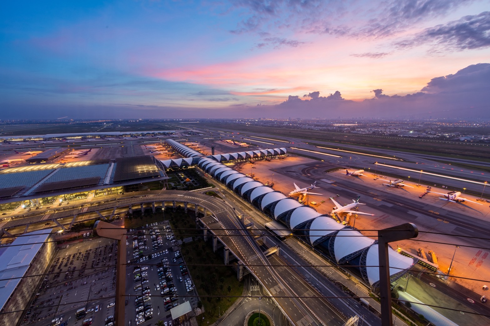 ท่าอากาศยานสุวรรณภูมิครบรอบ 20 ปี เดินหน้ายกระดับ Global Aviation Hub เชื่อมไทยสู่โลก ก้าวไกล สู่อนาคต มุ่งสร้างสมดุลการเติบโตอย่างยั่งยืน นายกิตติพงศ์ กิตติขจร ผู้อำนวยการท่าอากาศยานสุวรรณภูมิ กล่าวในโอกาสครบรอบการดำเนินงาน 20 ปี ท่าอากาศยานสุวรรณภูมิ (ทสภ.) ว่า ทสภ.พร้อมเดินหน้า ยกระดับคุณภาพการให้บริการ และนำเทคโนโลยีที่ทันสมัยมาเพิ่มประสิทธิภาพการบริหารจัดการ เพื่อรองรับการเติบโตของอุตสาหกรรมการบิน และก้าวสู่การเป็นศูนย์กลางการบินระดับโลก (Global Aviation Hub) ภายใต้แนวคิด “20 ปี ทสภ. เชื่อมไทยสู่โลก ก้าวไกล สู่อนาคต” นับตั้งแต่เปิดให้บริการเมื่อวันที่ 28 กันยายน 2549 จนถึงปัจจุบัน ทสภ. รองรับผู้โดยสารแล้วกว่า 899.9 ล้านคน มีเที่ยวบินกว่า 5.57 ล้านเที่ยวบิน และรองรับ การขนส่งสินค้าทางอากาศกว่า 24.9 ล้านตัน สะท้อนบทบาทของ ทสภ. ในฐานะโครงสร้างพื้นฐานสำคัญของประเทศที่เชื่อมโยงการเดินทาง การท่องเที่ยว การค้า การลงทุน และระบบโลจิสติกส์ระหว่างไทยกับนานาประเทศ สำหรับผลการดำเนินงานในปีงบประมาณ 2569 ตั้งแต่เดือนตุลาคม 2568 - สิงหาคม 2569 รวม 11 เดือน ทสภ. มีสายการบินประจำให้บริการจำนวน 118 สายการบิน มีเที่ยวบินขึ้น - ลง รวม 346,905 เที่ยวบิน เพิ่มขึ้นร้อยละ 1.83 มีผู้โดยสารใช้บริการรวม 59,626,075 คน เพิ่มขึ้นร้อยละ 2.43 ปริมาณเที่ยวบินขนส่งสินค้าทางอากาศรวม 15,855 เที่ยวบิน เพิ่มขึ้นร้อยละ 6.34 รองรับการขนส่งสินค้ากว่า 1.4 ล้านตัน เพิ่มขึ้นร้อยละ 4.63 เมื่อเทียบกับช่วงเดียวกันของปีงบประมาณ 2568 นายกิตติพงศ์ เปิดเผยว่า เพื่อเพิ่มประสิทธิภาพการบริหารจัดการท่าอากาศยาน และรองรับปริมาณผู้โดยสารและเที่ยวบินที่เพิ่มขึ้น ทสภ. ได้เดินหน้ายกระดับกระบวนการตรวจหนังสือเดินทางให้มีความสะดวก และรวดเร็วยิ่งขึ้น สอดรับกับนโยบายของรัฐบาลในการอำนวยความสะดวกแก่นักท่องเที่ยว และเพิ่มประสิทธิภาพกระบวนการตรวจคนเข้าเมือง โดยมีแผนติดตั้งเครื่องตรวจหนังสือเดินทางอัตโนมัติ (Automated Border Control: ABC) สำหรับผู้โดยสารระหว่างประเทศทั้งขาเข้าและขาออก รวม 122 ชุด ซึ่งปัจจุบันติดตั้งแล้ว 106 ชุด ทั้งนี้ ระบบ ABC สำหรับผู้โดยสารขาออกสามารถรองรับหนังสือเดินทางอิเล็กทรอนิกส์ (e-Passport) ได้มากกว่า 90 ประเทศ ขณะที่ผู้โดยสารขาเข้าสามารถรองรับหนังสือเดินทางได้ 34 ประเทศ พร้อมจัดช่องทางพิเศษสำหรับผู้โดยสารที่ต้องการความช่วยเหลือเป็นพิเศษ (ABC Special Assistant Lane) เพื่ออำนวยความสะดวก ลดระยะเวลารอคอย และเพิ่มความคล่องตัวในการเดินทาง นอกจากนี้ ทสภ. ยังเดินหน้าปรับปรุงสิ่งอำนวยความสะดวกภายในอาคารผู้โดยสาร เพื่อยกระดับคุณภาพการให้บริการ รองรับผู้โดยสารทุกเพศทุกวัย โดยมีแผนปรับปรุงและตกแต่งเคาน์เตอร์ประชาสัมพันธ์ จำนวน 7 จุด ให้มีความทันสมัย พร้อมออกแบบให้ผู้พิการ ผู้สูงอายุ และเด็ก ให้สามารถเข้าถึงการบริการได้อย่างสะดวก ปลอดภัย และเท่าเทียม ปัจจุบันเปิดให้บริการแล้ว จำนวน 5 เคาน์เตอร์ ด้านการบริหารจัดการพื้นที่ ทสภ. ได้จัดสรรพื้นที่บริเวณอาคารผู้โดยสารขาออก อาคารเทียบเครื่องบิน และอาคาร SAT-1 ให้มีพื้นที่ Kids Zone, Relaxing Zone, Co-Working Space Zone และ Digital Park Seats พร้อมเพิ่มจุดให้บริการชาร์จอุปกรณ์อิเล็กทรอนิกส์กว่า 200 จุด นอกจากนี้ ทสภ. ยังเร่งปรับปรุงห้องน้ำภายในอาคารผู้โดยสารและอาคารเทียบเครื่องบินรวม 124 จุด โดยปัจจุบันดำเนินแล้วเสร็จจำนวน 69 จุด และคาดว่าจะแล้วเสร็จทั้งหมดภายในปี 2571 สำหรับพื้นที่บริเวณภายนอกอาคารผู้โดยสาร ทสภ. อยู่ระหว่างสำรวจและออกแบบพื้นที่ให้บริการผู้โดยสารที่เดินทางเป็นหมู่คณะ (Group Tour) บริเวณอาคารจอดรถยนต์โซน 3 ชั้น 6 เพื่อรองรับจำนวนผู้โดยสารกลุ่มทัวร์ที่เพิ่มขึ้น และจัดระเบียบพื้นที่จุดนัดพบของบริษัทท่องเที่ยวให้มีความเหมาะสม ช่วยลดความแออัดบริเวณหน้าเคาน์เตอร์เช็กอิน และไม่กีดขวางเส้นทางสัญจรของผู้โดยสารทั่วไป ทสภ. ยังให้ความสำคัญกับการสร้างคุณค่าให้แก่สังคม ชุมชน และสิ่งแวดล้อม ภายใต้แนวคิด “สนามบินที่เป็นพลเมืองที่ดีของสังคมและเป็นเพื่อนบ้านที่ดีของชุมชน” (Corporate Citizenship Airport) สอดคล้อง กับแนวทาง ESG (Environmental Social Governance) ผ่านโครงการต่างๆ อาทิ AOT Ready for Take Off ที่ส่งเสริมทักษะภาษาอังกฤษแก่เยาวชนโดยรอบ ทสภ. โครงการตลาดนัดแรงงานซึ่งสร้างโอกาสด้านอาชีพ และโครงการปลูกป่าชายเลนเพื่อฟื้นฟูระบบนิเวศ เพื่อยกระดับคุณภาพชีวิตและสิ่งแวดล้อมในพื้นที่ควบคู่ กับการพัฒนาอย่างยั่งยืน พร้อมกันนี้ ทสภ. เดินหน้าสู่การเป็น Green Airport ด้วยการใช้พลังงานแสงอาทิตย์ และส่งเสริมการใช้รถยนต์ไฟฟ้าภายในสนามบิน เพื่อลดการใช้พลังงานและการปล่อยก๊าซเรือนกระจก จากการดำเนินงานในทุกมิติ ส่งผลให้ ทสภ. ติดอันดับ 8 ใน 10 ท่าอากาศยานที่มีการเชื่อมต่อทางอากาศสูงสุดในภูมิภาคเอเชียแปซิฟิกและตะวันออกกลาง (Top 10 Most Connected Airports across Asia-Pacificand the Middle East) ประจำปี 2568 จาก ACI Asia-Pacific & Middle East Air Connectivity Index ซึ่งพิจารณาจากความครอบคลุมและความถี่ของเส้นทางบิน รวมถึงประสิทธิภาพการเชื่อมต่อเที่ยวบิน สะท้อนศักยภาพของ ทสภ. ในการเป็นจุดเชื่อมโยงการเดินทางระหว่างประเทศไทยกับนานาประเทศ และเป็นปัจจัยสำคัญในการก้าวสู่การเป็นศูนย์กลางการบินของภูมิภาค นายกิตติพงศ์ กล่าวในตอนท้ายว่า ตลอด 20 ปีที่ผ่านมา ทสภ. ได้ทำหน้าที่ประตูสู่ประเทศไทยที่เชื่อมโยงผู้คนและโอกาสจากทั่วโลก ยกระดับการบริการและมาตรฐานความปลอดภัย เพื่อสร้างความเชื่อมั่น และประสบการณ์ที่ดีแก่ผู้โดยสาร ในโอกาสก้าวสู่ทศวรรษที่ 3 ทสภ. พร้อมเดินหน้าต่อยอดศักยภาพในทุกด้าน ทั้งโครงสร้างพื้นฐาน เทคโนโลยี การบริการ ความปลอดภัย และสิ่งแวดล้อม มุ่งสู่การเป็น Global Aviation Hub ที่เชื่อมไทยสู่โลก และเติบโตอย่างยั่งยืน