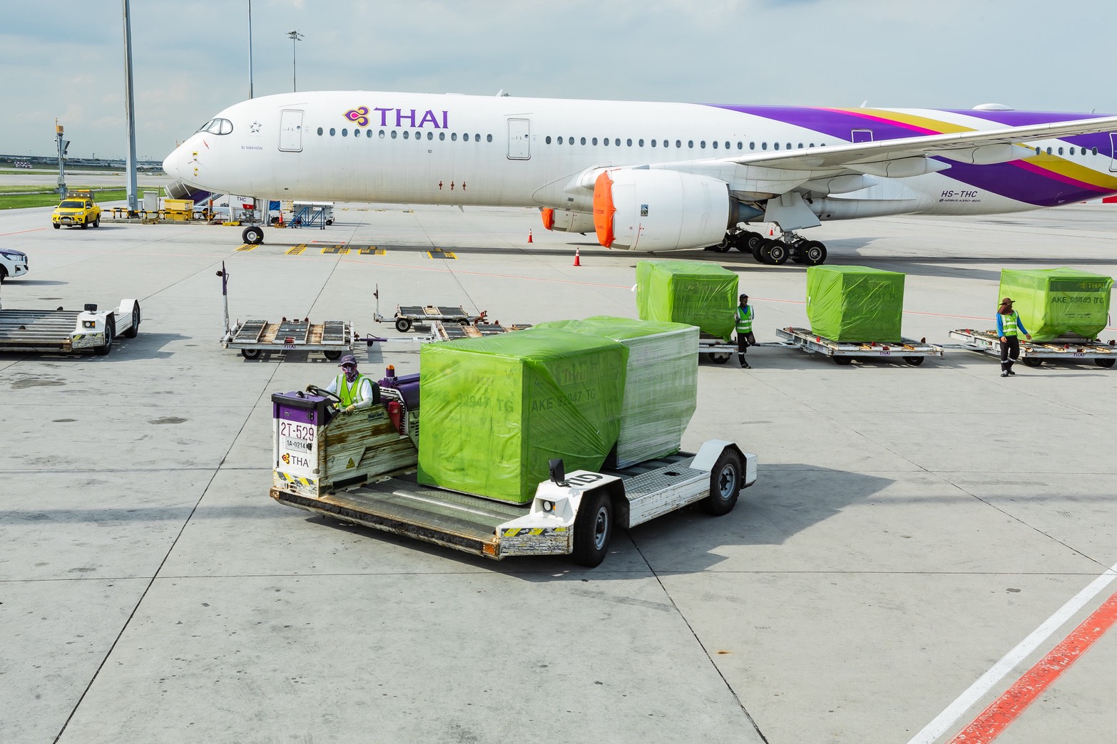 ท่าอากาศยานสุวรรณภูมิครบรอบ 20 ปี เดินหน้ายกระดับ Global Aviation Hub เชื่อมไทยสู่โลก ก้าวไกล สู่อนาคต มุ่งสร้างสมดุลการเติบโตอย่างยั่งยืน นายกิตติพงศ์ กิตติขจร ผู้อำนวยการท่าอากาศยานสุวรรณภูมิ กล่าวในโอกาสครบรอบการดำเนินงาน 20 ปี ท่าอากาศยานสุวรรณภูมิ (ทสภ.) ว่า ทสภ.พร้อมเดินหน้า ยกระดับคุณภาพการให้บริการ และนำเทคโนโลยีที่ทันสมัยมาเพิ่มประสิทธิภาพการบริหารจัดการ เพื่อรองรับการเติบโตของอุตสาหกรรมการบิน และก้าวสู่การเป็นศูนย์กลางการบินระดับโลก (Global Aviation Hub) ภายใต้แนวคิด “20 ปี ทสภ. เชื่อมไทยสู่โลก ก้าวไกล สู่อนาคต” นับตั้งแต่เปิดให้บริการเมื่อวันที่ 28 กันยายน 2549 จนถึงปัจจุบัน ทสภ. รองรับผู้โดยสารแล้วกว่า 899.9 ล้านคน มีเที่ยวบินกว่า 5.57 ล้านเที่ยวบิน และรองรับ การขนส่งสินค้าทางอากาศกว่า 24.9 ล้านตัน สะท้อนบทบาทของ ทสภ. ในฐานะโครงสร้างพื้นฐานสำคัญของประเทศที่เชื่อมโยงการเดินทาง การท่องเที่ยว การค้า การลงทุน และระบบโลจิสติกส์ระหว่างไทยกับนานาประเทศ สำหรับผลการดำเนินงานในปีงบประมาณ 2569 ตั้งแต่เดือนตุลาคม 2568 - สิงหาคม 2569 รวม 11 เดือน ทสภ. มีสายการบินประจำให้บริการจำนวน 118 สายการบิน มีเที่ยวบินขึ้น - ลง รวม 346,905 เที่ยวบิน เพิ่มขึ้นร้อยละ 1.83 มีผู้โดยสารใช้บริการรวม 59,626,075 คน เพิ่มขึ้นร้อยละ 2.43 ปริมาณเที่ยวบินขนส่งสินค้าทางอากาศรวม 15,855 เที่ยวบิน เพิ่มขึ้นร้อยละ 6.34 รองรับการขนส่งสินค้ากว่า 1.4 ล้านตัน เพิ่มขึ้นร้อยละ 4.63 เมื่อเทียบกับช่วงเดียวกันของปีงบประมาณ 2568 นายกิตติพงศ์ เปิดเผยว่า เพื่อเพิ่มประสิทธิภาพการบริหารจัดการท่าอากาศยาน และรองรับปริมาณผู้โดยสารและเที่ยวบินที่เพิ่มขึ้น ทสภ. ได้เดินหน้ายกระดับกระบวนการตรวจหนังสือเดินทางให้มีความสะดวก และรวดเร็วยิ่งขึ้น สอดรับกับนโยบายของรัฐบาลในการอำนวยความสะดวกแก่นักท่องเที่ยว และเพิ่มประสิทธิภาพกระบวนการตรวจคนเข้าเมือง โดยมีแผนติดตั้งเครื่องตรวจหนังสือเดินทางอัตโนมัติ (Automated Border Control: ABC) สำหรับผู้โดยสารระหว่างประเทศทั้งขาเข้าและขาออก รวม 122 ชุด ซึ่งปัจจุบันติดตั้งแล้ว 106 ชุด ทั้งนี้ ระบบ ABC สำหรับผู้โดยสารขาออกสามารถรองรับหนังสือเดินทางอิเล็กทรอนิกส์ (e-Passport) ได้มากกว่า 90 ประเทศ ขณะที่ผู้โดยสารขาเข้าสามารถรองรับหนังสือเดินทางได้ 34 ประเทศ พร้อมจัดช่องทางพิเศษสำหรับผู้โดยสารที่ต้องการความช่วยเหลือเป็นพิเศษ (ABC Special Assistant Lane) เพื่ออำนวยความสะดวก ลดระยะเวลารอคอย และเพิ่มความคล่องตัวในการเดินทาง นอกจากนี้ ทสภ. ยังเดินหน้าปรับปรุงสิ่งอำนวยความสะดวกภายในอาคารผู้โดยสาร เพื่อยกระดับคุณภาพการให้บริการ รองรับผู้โดยสารทุกเพศทุกวัย โดยมีแผนปรับปรุงและตกแต่งเคาน์เตอร์ประชาสัมพันธ์ จำนวน 7 จุด ให้มีความทันสมัย พร้อมออกแบบให้ผู้พิการ ผู้สูงอายุ และเด็ก ให้สามารถเข้าถึงการบริการได้อย่างสะดวก ปลอดภัย และเท่าเทียม ปัจจุบันเปิดให้บริการแล้ว จำนวน 5 เคาน์เตอร์ ด้านการบริหารจัดการพื้นที่ ทสภ. ได้จัดสรรพื้นที่บริเวณอาคารผู้โดยสารขาออก อาคารเทียบเครื่องบิน และอาคาร SAT-1 ให้มีพื้นที่ Kids Zone, Relaxing Zone, Co-Working Space Zone และ Digital Park Seats พร้อมเพิ่มจุดให้บริการชาร์จอุปกรณ์อิเล็กทรอนิกส์กว่า 200 จุด นอกจากนี้ ทสภ. ยังเร่งปรับปรุงห้องน้ำภายในอาคารผู้โดยสารและอาคารเทียบเครื่องบินรวม 124 จุด โดยปัจจุบันดำเนินแล้วเสร็จจำนวน 69 จุด และคาดว่าจะแล้วเสร็จทั้งหมดภายในปี 2571 สำหรับพื้นที่บริเวณภายนอกอาคารผู้โดยสาร ทสภ. อยู่ระหว่างสำรวจและออกแบบพื้นที่ให้บริการผู้โดยสารที่เดินทางเป็นหมู่คณะ (Group Tour) บริเวณอาคารจอดรถยนต์โซน 3 ชั้น 6 เพื่อรองรับจำนวนผู้โดยสารกลุ่มทัวร์ที่เพิ่มขึ้น และจัดระเบียบพื้นที่จุดนัดพบของบริษัทท่องเที่ยวให้มีความเหมาะสม ช่วยลดความแออัดบริเวณหน้าเคาน์เตอร์เช็กอิน และไม่กีดขวางเส้นทางสัญจรของผู้โดยสารทั่วไป ทสภ. ยังให้ความสำคัญกับการสร้างคุณค่าให้แก่สังคม ชุมชน และสิ่งแวดล้อม ภายใต้แนวคิด “สนามบินที่เป็นพลเมืองที่ดีของสังคมและเป็นเพื่อนบ้านที่ดีของชุมชน” (Corporate Citizenship Airport) สอดคล้อง กับแนวทาง ESG (Environmental Social Governance) ผ่านโครงการต่างๆ อาทิ AOT Ready for Take Off ที่ส่งเสริมทักษะภาษาอังกฤษแก่เยาวชนโดยรอบ ทสภ. โครงการตลาดนัดแรงงานซึ่งสร้างโอกาสด้านอาชีพ และโครงการปลูกป่าชายเลนเพื่อฟื้นฟูระบบนิเวศ เพื่อยกระดับคุณภาพชีวิตและสิ่งแวดล้อมในพื้นที่ควบคู่ กับการพัฒนาอย่างยั่งยืน พร้อมกันนี้ ทสภ. เดินหน้าสู่การเป็น Green Airport ด้วยการใช้พลังงานแสงอาทิตย์ และส่งเสริมการใช้รถยนต์ไฟฟ้าภายในสนามบิน เพื่อลดการใช้พลังงานและการปล่อยก๊าซเรือนกระจก จากการดำเนินงานในทุกมิติ ส่งผลให้ ทสภ. ติดอันดับ 8 ใน 10 ท่าอากาศยานที่มีการเชื่อมต่อทางอากาศสูงสุดในภูมิภาคเอเชียแปซิฟิกและตะวันออกกลาง (Top 10 Most Connected Airports across Asia-Pacificand the Middle East) ประจำปี 2568 จาก ACI Asia-Pacific & Middle East Air Connectivity Index ซึ่งพิจารณาจากความครอบคลุมและความถี่ของเส้นทางบิน รวมถึงประสิทธิภาพการเชื่อมต่อเที่ยวบิน สะท้อนศักยภาพของ ทสภ. ในการเป็นจุดเชื่อมโยงการเดินทางระหว่างประเทศไทยกับนานาประเทศ และเป็นปัจจัยสำคัญในการก้าวสู่การเป็นศูนย์กลางการบินของภูมิภาค นายกิตติพงศ์ กล่าวในตอนท้ายว่า ตลอด 20 ปีที่ผ่านมา ทสภ. ได้ทำหน้าที่ประตูสู่ประเทศไทยที่เชื่อมโยงผู้คนและโอกาสจากทั่วโลก ยกระดับการบริการและมาตรฐานความปลอดภัย เพื่อสร้างความเชื่อมั่น และประสบการณ์ที่ดีแก่ผู้โดยสาร ในโอกาสก้าวสู่ทศวรรษที่ 3 ทสภ. พร้อมเดินหน้าต่อยอดศักยภาพในทุกด้าน ทั้งโครงสร้างพื้นฐาน เทคโนโลยี การบริการ ความปลอดภัย และสิ่งแวดล้อม มุ่งสู่การเป็น Global Aviation Hub ที่เชื่อมไทยสู่โลก และเติบโตอย่างยั่งยืน