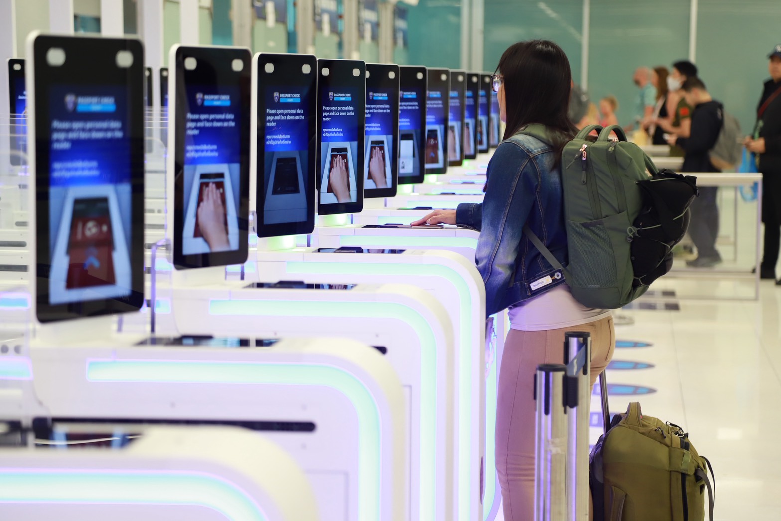 ท่าอากาศยานสุวรรณภูมิครบรอบ 20 ปี เดินหน้ายกระดับ Global Aviation Hub เชื่อมไทยสู่โลก ก้าวไกล สู่อนาคต มุ่งสร้างสมดุลการเติบโตอย่างยั่งยืน นายกิตติพงศ์ กิตติขจร ผู้อำนวยการท่าอากาศยานสุวรรณภูมิ กล่าวในโอกาสครบรอบการดำเนินงาน 20 ปี ท่าอากาศยานสุวรรณภูมิ (ทสภ.) ว่า ทสภ.พร้อมเดินหน้า ยกระดับคุณภาพการให้บริการ และนำเทคโนโลยีที่ทันสมัยมาเพิ่มประสิทธิภาพการบริหารจัดการ เพื่อรองรับการเติบโตของอุตสาหกรรมการบิน และก้าวสู่การเป็นศูนย์กลางการบินระดับโลก (Global Aviation Hub) ภายใต้แนวคิด “20 ปี ทสภ. เชื่อมไทยสู่โลก ก้าวไกล สู่อนาคต” นับตั้งแต่เปิดให้บริการเมื่อวันที่ 28 กันยายน 2549 จนถึงปัจจุบัน ทสภ. รองรับผู้โดยสารแล้วกว่า 899.9 ล้านคน มีเที่ยวบินกว่า 5.57 ล้านเที่ยวบิน และรองรับ การขนส่งสินค้าทางอากาศกว่า 24.9 ล้านตัน สะท้อนบทบาทของ ทสภ. ในฐานะโครงสร้างพื้นฐานสำคัญของประเทศที่เชื่อมโยงการเดินทาง การท่องเที่ยว การค้า การลงทุน และระบบโลจิสติกส์ระหว่างไทยกับนานาประเทศ สำหรับผลการดำเนินงานในปีงบประมาณ 2569 ตั้งแต่เดือนตุลาคม 2568 - สิงหาคม 2569 รวม 11 เดือน ทสภ. มีสายการบินประจำให้บริการจำนวน 118 สายการบิน มีเที่ยวบินขึ้น - ลง รวม 346,905 เที่ยวบิน เพิ่มขึ้นร้อยละ 1.83 มีผู้โดยสารใช้บริการรวม 59,626,075 คน เพิ่มขึ้นร้อยละ 2.43 ปริมาณเที่ยวบินขนส่งสินค้าทางอากาศรวม 15,855 เที่ยวบิน เพิ่มขึ้นร้อยละ 6.34 รองรับการขนส่งสินค้ากว่า 1.4 ล้านตัน เพิ่มขึ้นร้อยละ 4.63 เมื่อเทียบกับช่วงเดียวกันของปีงบประมาณ 2568 นายกิตติพงศ์ เปิดเผยว่า เพื่อเพิ่มประสิทธิภาพการบริหารจัดการท่าอากาศยาน และรองรับปริมาณผู้โดยสารและเที่ยวบินที่เพิ่มขึ้น ทสภ. ได้เดินหน้ายกระดับกระบวนการตรวจหนังสือเดินทางให้มีความสะดวก และรวดเร็วยิ่งขึ้น สอดรับกับนโยบายของรัฐบาลในการอำนวยความสะดวกแก่นักท่องเที่ยว และเพิ่มประสิทธิภาพกระบวนการตรวจคนเข้าเมือง โดยมีแผนติดตั้งเครื่องตรวจหนังสือเดินทางอัตโนมัติ (Automated Border Control: ABC) สำหรับผู้โดยสารระหว่างประเทศทั้งขาเข้าและขาออก รวม 122 ชุด ซึ่งปัจจุบันติดตั้งแล้ว 106 ชุด ทั้งนี้ ระบบ ABC สำหรับผู้โดยสารขาออกสามารถรองรับหนังสือเดินทางอิเล็กทรอนิกส์ (e-Passport) ได้มากกว่า 90 ประเทศ ขณะที่ผู้โดยสารขาเข้าสามารถรองรับหนังสือเดินทางได้ 34 ประเทศ พร้อมจัดช่องทางพิเศษสำหรับผู้โดยสารที่ต้องการความช่วยเหลือเป็นพิเศษ (ABC Special Assistant Lane) เพื่ออำนวยความสะดวก ลดระยะเวลารอคอย และเพิ่มความคล่องตัวในการเดินทาง นอกจากนี้ ทสภ. ยังเดินหน้าปรับปรุงสิ่งอำนวยความสะดวกภายในอาคารผู้โดยสาร เพื่อยกระดับคุณภาพการให้บริการ รองรับผู้โดยสารทุกเพศทุกวัย โดยมีแผนปรับปรุงและตกแต่งเคาน์เตอร์ประชาสัมพันธ์ จำนวน 7 จุด ให้มีความทันสมัย พร้อมออกแบบให้ผู้พิการ ผู้สูงอายุ และเด็ก ให้สามารถเข้าถึงการบริการได้อย่างสะดวก ปลอดภัย และเท่าเทียม ปัจจุบันเปิดให้บริการแล้ว จำนวน 5 เคาน์เตอร์ ด้านการบริหารจัดการพื้นที่ ทสภ. ได้จัดสรรพื้นที่บริเวณอาคารผู้โดยสารขาออก อาคารเทียบเครื่องบิน และอาคาร SAT-1 ให้มีพื้นที่ Kids Zone, Relaxing Zone, Co-Working Space Zone และ Digital Park Seats พร้อมเพิ่มจุดให้บริการชาร์จอุปกรณ์อิเล็กทรอนิกส์กว่า 200 จุด นอกจากนี้ ทสภ. ยังเร่งปรับปรุงห้องน้ำภายในอาคารผู้โดยสารและอาคารเทียบเครื่องบินรวม 124 จุด โดยปัจจุบันดำเนินแล้วเสร็จจำนวน 69 จุด และคาดว่าจะแล้วเสร็จทั้งหมดภายในปี 2571 สำหรับพื้นที่บริเวณภายนอกอาคารผู้โดยสาร ทสภ. อยู่ระหว่างสำรวจและออกแบบพื้นที่ให้บริการผู้โดยสารที่เดินทางเป็นหมู่คณะ (Group Tour) บริเวณอาคารจอดรถยนต์โซน 3 ชั้น 6 เพื่อรองรับจำนวนผู้โดยสารกลุ่มทัวร์ที่เพิ่มขึ้น และจัดระเบียบพื้นที่จุดนัดพบของบริษัทท่องเที่ยวให้มีความเหมาะสม ช่วยลดความแออัดบริเวณหน้าเคาน์เตอร์เช็กอิน และไม่กีดขวางเส้นทางสัญจรของผู้โดยสารทั่วไป ทสภ. ยังให้ความสำคัญกับการสร้างคุณค่าให้แก่สังคม ชุมชน และสิ่งแวดล้อม ภายใต้แนวคิด “สนามบินที่เป็นพลเมืองที่ดีของสังคมและเป็นเพื่อนบ้านที่ดีของชุมชน” (Corporate Citizenship Airport) สอดคล้อง กับแนวทาง ESG (Environmental Social Governance) ผ่านโครงการต่างๆ อาทิ AOT Ready for Take Off ที่ส่งเสริมทักษะภาษาอังกฤษแก่เยาวชนโดยรอบ ทสภ. โครงการตลาดนัดแรงงานซึ่งสร้างโอกาสด้านอาชีพ และโครงการปลูกป่าชายเลนเพื่อฟื้นฟูระบบนิเวศ เพื่อยกระดับคุณภาพชีวิตและสิ่งแวดล้อมในพื้นที่ควบคู่ กับการพัฒนาอย่างยั่งยืน พร้อมกันนี้ ทสภ. เดินหน้าสู่การเป็น Green Airport ด้วยการใช้พลังงานแสงอาทิตย์ และส่งเสริมการใช้รถยนต์ไฟฟ้าภายในสนามบิน เพื่อลดการใช้พลังงานและการปล่อยก๊าซเรือนกระจก จากการดำเนินงานในทุกมิติ ส่งผลให้ ทสภ. ติดอันดับ 8 ใน 10 ท่าอากาศยานที่มีการเชื่อมต่อทางอากาศสูงสุดในภูมิภาคเอเชียแปซิฟิกและตะวันออกกลาง (Top 10 Most Connected Airports across Asia-Pacificand the Middle East) ประจำปี 2568 จาก ACI Asia-Pacific & Middle East Air Connectivity Index ซึ่งพิจารณาจากความครอบคลุมและความถี่ของเส้นทางบิน รวมถึงประสิทธิภาพการเชื่อมต่อเที่ยวบิน สะท้อนศักยภาพของ ทสภ. ในการเป็นจุดเชื่อมโยงการเดินทางระหว่างประเทศไทยกับนานาประเทศ และเป็นปัจจัยสำคัญในการก้าวสู่การเป็นศูนย์กลางการบินของภูมิภาค นายกิตติพงศ์ กล่าวในตอนท้ายว่า ตลอด 20 ปีที่ผ่านมา ทสภ. ได้ทำหน้าที่ประตูสู่ประเทศไทยที่เชื่อมโยงผู้คนและโอกาสจากทั่วโลก ยกระดับการบริการและมาตรฐานความปลอดภัย เพื่อสร้างความเชื่อมั่น และประสบการณ์ที่ดีแก่ผู้โดยสาร ในโอกาสก้าวสู่ทศวรรษที่ 3 ทสภ. พร้อมเดินหน้าต่อยอดศักยภาพในทุกด้าน ทั้งโครงสร้างพื้นฐาน เทคโนโลยี การบริการ ความปลอดภัย และสิ่งแวดล้อม มุ่งสู่การเป็น Global Aviation Hub ที่เชื่อมไทยสู่โลก และเติบโตอย่างยั่งยืน