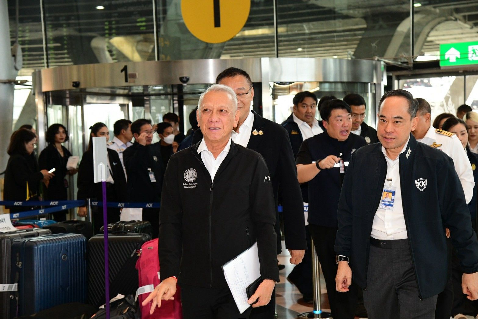 “พิพัฒน์” นั่งหัวโต๊ะแก้ปัญหากระเป๋าสัมภาระตกค้างสุวรรณภูมิ ผนึกกำลังทุกหน่วยงาน เร่งช่วยเหลือและเยียวยาผู้โดยสาร–ฟื้นบริการกลับสู่ภาวะปกติ พร้อมเร่งสร้างความเชื่อมั่นให้แก่ผู้โดยสาร