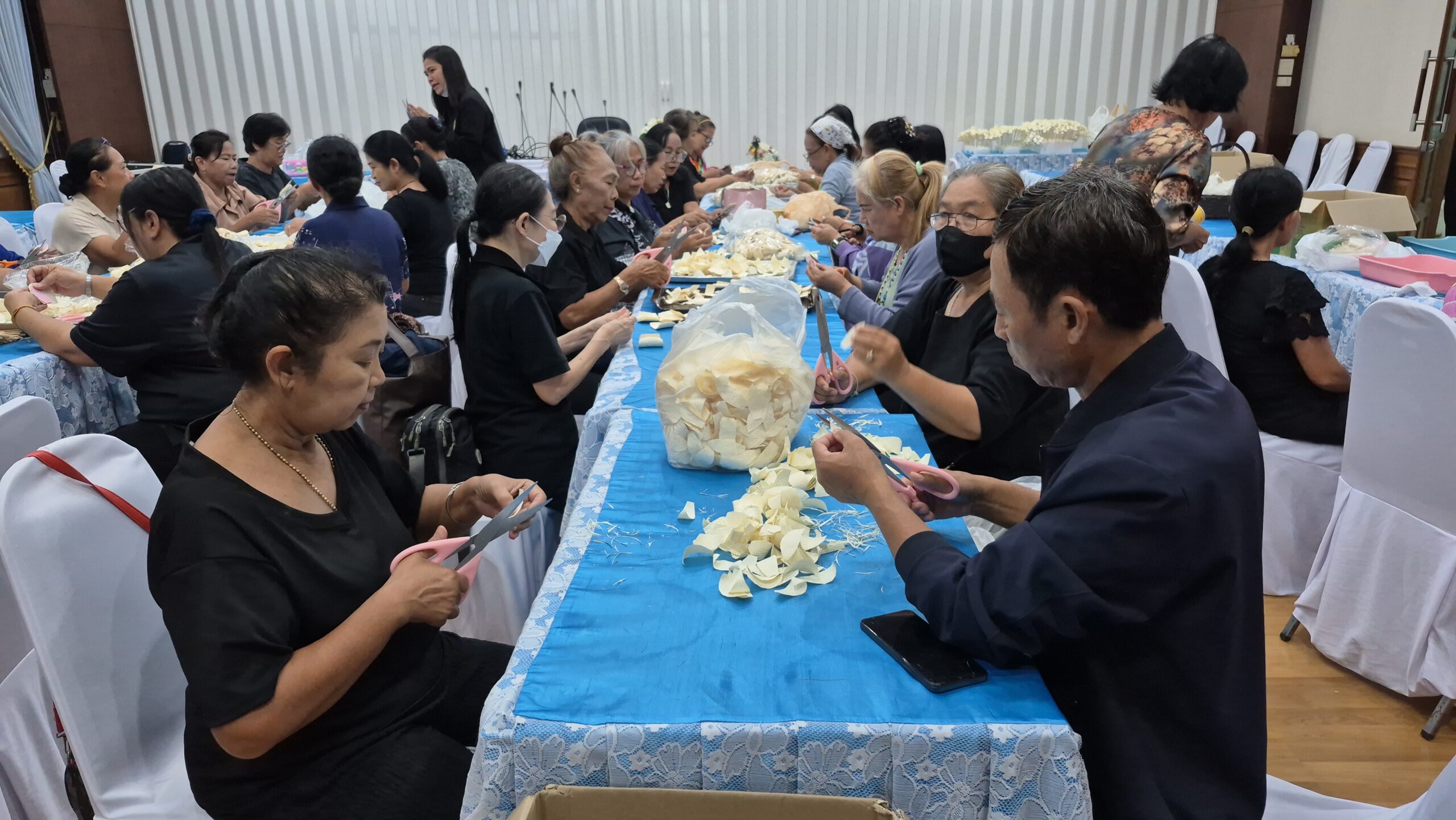 ชาวบ้าน ต.แหลมฟ้าผ่า รวมใจประดิษฐ์ดอกไม้จันทน์ น้อมสำนึก‘พระพันปีหลวง’ --เมื่อเวลา 10.00 น.วันที่ 21 ต.ค.69 ผู้สื่อข่าวรายงานว่า ที่ห้องประชุมชั้นที่ 3 สำนักงานเทศบาลตำบลแหลมฟ้าผ่า อ.พระสมุทรเจดีย์ จ.สมุทรปราการ นาย เฉลิมพล สิทธิพันธุ์ นายกเทศมนตรีเทศบาลตำบลแหลมฟ้าผ่า พร้อมด้วยหัวหน้าส่วนราชการ กำนัน ผู้ใหญ่บ้าน ผู้นำชุมชน และประชาชนจิตอาสากว่า 100 คน ร่วมใจจัดกิจกรรมประดิษฐ์ดอกไม้จันทน์ เพื่อใช้ในงานพระราชพิธีถวายพระเพลิงพระบรมศพ สมเด็จพระนางเจ้าสิริกิติ์ พระบรมราชินีนาถ พระบรมราชชนนีพันปีหลวง โดยมีวิทยากรและคณะกรรมการพัฒนาบทบาทสตรีคอยให้ความช่วยเหลือ ตั้งเป้าจัดทำดอกไม้จันทน์ประมาณ 3,000 ดอก ด้วยความประณีตเพื่อแสดงความจงรักภักดี --สำหรับโครงการดังกล่าวจัดขึ้นเพื่อเปิดโอกาสให้ประชาชนมีส่วนร่วมประดิษฐ์ดอกไม้จันทน์ สำหรับน้อมถวายในพระราชพิธีถวายพระเพลิงพระบรมศพ สมเด็จพระนางเจ้าสิริกิติ์ พระบรมราชินีนาถ พระบรมราชชนนีพันปีหลวง พร้อมแสดงออกถึงความจงรักภักดีและน้อมรำลึกในพระมหากรุณาธิคุณ --ทางด้าน นาย เฉลิมพล สิทธิพันธุ์ นายกเทศมนตรีเทศบาลตำบลแหลมฟ้าผ่า เปิดเผยว่า การจัดกิจกรรมทำดอกไม้จันทน์ครั้งนี้เป็นการแสดงความจงรักภักดี แด่สมเด็จพระนางเจ้าสิริกิติ์ พระบรมราชินีนาถ พระบรมราชชนนีพันปีหลวง ของประชาชนชาวไทยเพื่อเตรียมไว้ใช้ในงานพระราชพิธีถวายพระเพลิงพระบรมศพสมเด็จพระนางเจ้าสิริกิติ์ พระบรมราชินีนาถ พระบรมราชชนนีพันปีหลวง ที่จะต้องใช้โดยเบื้องต้นจัดทำประมาณ 3,000 ดอก --ด้านตัวแทนประชาชนชาว ต.แหลมฟ้าผ่ากล่าวด้วยความตื้นตันใจว่า รู้สึกภาคภูมิใจที่ได้มีส่วนร่วมในกิจกรรมประดิษฐ์ดอกไม้จันทน์ครั้งสำคัญนี้ เพื่อร่วมน้อมส่งเสด็จสู่สวรรคาลัยและน้อมสำนึกในพระเมตตาของพระองค์ ที่ทรงมีต่อพสกนิกรชาวไทยตลอดมา