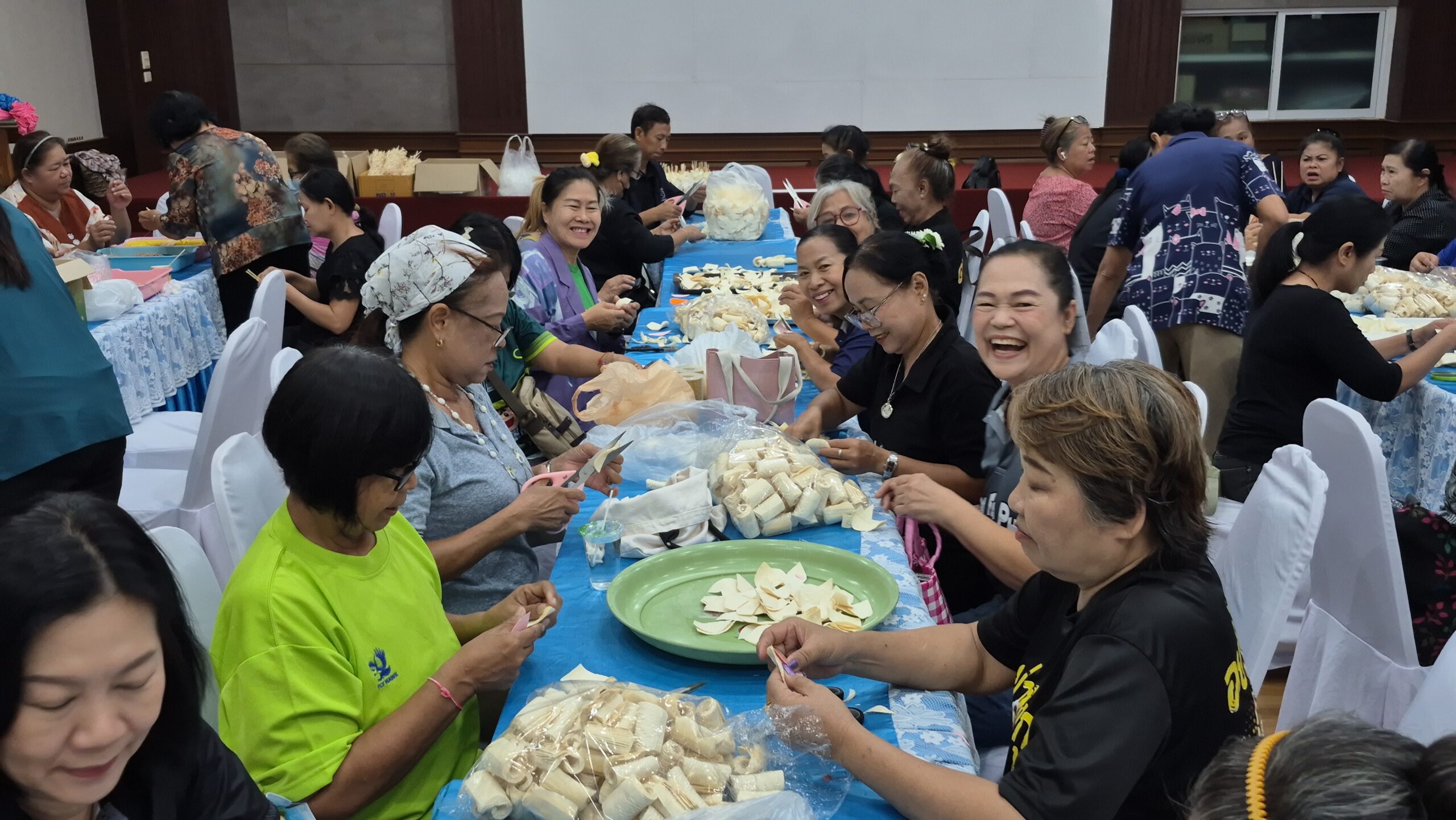 ชาวบ้าน ต.แหลมฟ้าผ่า รวมใจประดิษฐ์ดอกไม้จันทน์ น้อมสำนึก‘พระพันปีหลวง’ --เมื่อเวลา 10.00 น.วันที่ 21 ต.ค.69 ผู้สื่อข่าวรายงานว่า ที่ห้องประชุมชั้นที่ 3 สำนักงานเทศบาลตำบลแหลมฟ้าผ่า อ.พระสมุทรเจดีย์ จ.สมุทรปราการ นาย เฉลิมพล สิทธิพันธุ์ นายกเทศมนตรีเทศบาลตำบลแหลมฟ้าผ่า พร้อมด้วยหัวหน้าส่วนราชการ กำนัน ผู้ใหญ่บ้าน ผู้นำชุมชน และประชาชนจิตอาสากว่า 100 คน ร่วมใจจัดกิจกรรมประดิษฐ์ดอกไม้จันทน์ เพื่อใช้ในงานพระราชพิธีถวายพระเพลิงพระบรมศพ สมเด็จพระนางเจ้าสิริกิติ์ พระบรมราชินีนาถ พระบรมราชชนนีพันปีหลวง โดยมีวิทยากรและคณะกรรมการพัฒนาบทบาทสตรีคอยให้ความช่วยเหลือ ตั้งเป้าจัดทำดอกไม้จันทน์ประมาณ 3,000 ดอก ด้วยความประณีตเพื่อแสดงความจงรักภักดี --สำหรับโครงการดังกล่าวจัดขึ้นเพื่อเปิดโอกาสให้ประชาชนมีส่วนร่วมประดิษฐ์ดอกไม้จันทน์ สำหรับน้อมถวายในพระราชพิธีถวายพระเพลิงพระบรมศพ สมเด็จพระนางเจ้าสิริกิติ์ พระบรมราชินีนาถ พระบรมราชชนนีพันปีหลวง พร้อมแสดงออกถึงความจงรักภักดีและน้อมรำลึกในพระมหากรุณาธิคุณ --ทางด้าน นาย เฉลิมพล สิทธิพันธุ์ นายกเทศมนตรีเทศบาลตำบลแหลมฟ้าผ่า เปิดเผยว่า การจัดกิจกรรมทำดอกไม้จันทน์ครั้งนี้เป็นการแสดงความจงรักภักดี แด่สมเด็จพระนางเจ้าสิริกิติ์ พระบรมราชินีนาถ พระบรมราชชนนีพันปีหลวง ของประชาชนชาวไทยเพื่อเตรียมไว้ใช้ในงานพระราชพิธีถวายพระเพลิงพระบรมศพสมเด็จพระนางเจ้าสิริกิติ์ พระบรมราชินีนาถ พระบรมราชชนนีพันปีหลวง ที่จะต้องใช้โดยเบื้องต้นจัดทำประมาณ 3,000 ดอก --ด้านตัวแทนประชาชนชาว ต.แหลมฟ้าผ่ากล่าวด้วยความตื้นตันใจว่า รู้สึกภาคภูมิใจที่ได้มีส่วนร่วมในกิจกรรมประดิษฐ์ดอกไม้จันทน์ครั้งสำคัญนี้ เพื่อร่วมน้อมส่งเสด็จสู่สวรรคาลัยและน้อมสำนึกในพระเมตตาของพระองค์ ที่ทรงมีต่อพสกนิกรชาวไทยตลอดมา