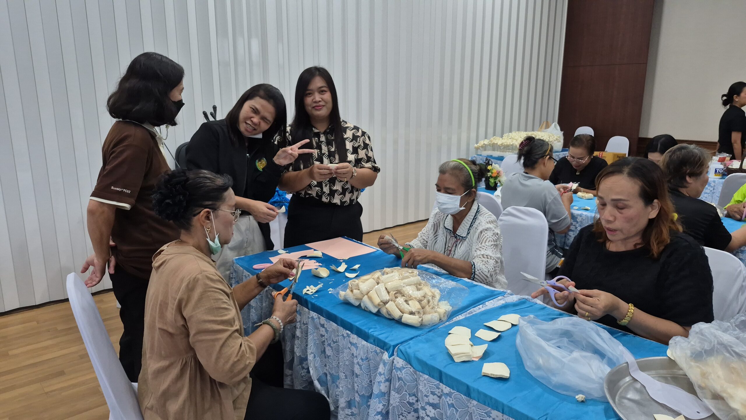 ชาวบ้าน ต.แหลมฟ้าผ่า รวมใจประดิษฐ์ดอกไม้จันทน์ น้อมสำนึก‘พระพันปีหลวง’ --เมื่อเวลา 10.00 น.วันที่ 21 ต.ค.69 ผู้สื่อข่าวรายงานว่า ที่ห้องประชุมชั้นที่ 3 สำนักงานเทศบาลตำบลแหลมฟ้าผ่า อ.พระสมุทรเจดีย์ จ.สมุทรปราการ นาย เฉลิมพล สิทธิพันธุ์ นายกเทศมนตรีเทศบาลตำบลแหลมฟ้าผ่า พร้อมด้วยหัวหน้าส่วนราชการ กำนัน ผู้ใหญ่บ้าน ผู้นำชุมชน และประชาชนจิตอาสากว่า 100 คน ร่วมใจจัดกิจกรรมประดิษฐ์ดอกไม้จันทน์ เพื่อใช้ในงานพระราชพิธีถวายพระเพลิงพระบรมศพ สมเด็จพระนางเจ้าสิริกิติ์ พระบรมราชินีนาถ พระบรมราชชนนีพันปีหลวง โดยมีวิทยากรและคณะกรรมการพัฒนาบทบาทสตรีคอยให้ความช่วยเหลือ ตั้งเป้าจัดทำดอกไม้จันทน์ประมาณ 3,000 ดอก ด้วยความประณีตเพื่อแสดงความจงรักภักดี --สำหรับโครงการดังกล่าวจัดขึ้นเพื่อเปิดโอกาสให้ประชาชนมีส่วนร่วมประดิษฐ์ดอกไม้จันทน์ สำหรับน้อมถวายในพระราชพิธีถวายพระเพลิงพระบรมศพ สมเด็จพระนางเจ้าสิริกิติ์ พระบรมราชินีนาถ พระบรมราชชนนีพันปีหลวง พร้อมแสดงออกถึงความจงรักภักดีและน้อมรำลึกในพระมหากรุณาธิคุณ --ทางด้าน นาย เฉลิมพล สิทธิพันธุ์ นายกเทศมนตรีเทศบาลตำบลแหลมฟ้าผ่า เปิดเผยว่า การจัดกิจกรรมทำดอกไม้จันทน์ครั้งนี้เป็นการแสดงความจงรักภักดี แด่สมเด็จพระนางเจ้าสิริกิติ์ พระบรมราชินีนาถ พระบรมราชชนนีพันปีหลวง ของประชาชนชาวไทยเพื่อเตรียมไว้ใช้ในงานพระราชพิธีถวายพระเพลิงพระบรมศพสมเด็จพระนางเจ้าสิริกิติ์ พระบรมราชินีนาถ พระบรมราชชนนีพันปีหลวง ที่จะต้องใช้โดยเบื้องต้นจัดทำประมาณ 3,000 ดอก --ด้านตัวแทนประชาชนชาว ต.แหลมฟ้าผ่ากล่าวด้วยความตื้นตันใจว่า รู้สึกภาคภูมิใจที่ได้มีส่วนร่วมในกิจกรรมประดิษฐ์ดอกไม้จันทน์ครั้งสำคัญนี้ เพื่อร่วมน้อมส่งเสด็จสู่สวรรคาลัยและน้อมสำนึกในพระเมตตาของพระองค์ ที่ทรงมีต่อพสกนิกรชาวไทยตลอดมา