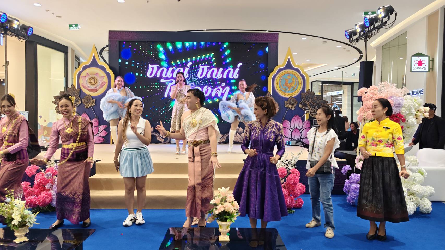 แถลงข่าวงานประเพณีรับบัว ยิ่งใหญ่ ประเพณีหนึ่งเดียวในโลก แห่งเดียวในประเทศไทย เมื่อ เวลา 16.00 น. วันที่ 16 ตุลาคม 2569 ที่ลานกิจกรรมศูนย์การค้ามาร์เก็ควิลเลจ สุวรรณภูมิ อำเภอบางพลี จังหวัดสมุทรปราการ นายวิวัฒน์ จันทร์โอภาส ปลัดจังหวัดสมุทรปราการ พร้อมด้วย นายขจิตเวช แก้วน้อย นายอำเภอบางพลี นายบวรวิทย์ พึ่งทอง นายกเทศมนตรีเมืองบางแก้ว ดร.พัฒนพงศ์ จงรักดี นายกเทศมนตรีตำบลบางพลี นางสาวสิริพรรณ เห็นสุข ผอ.ททท.สำนักงานฉะเชิงเทรา และอาจารย์ชูศรี สัตยานนท์ ประธานสภาวัฒนธรรมอำเภอบางพลี และหน่วยงานที่เกี่ยวข้อง ได้ร่วมแถลงข่าวการจัด งานประเพณีรับบัว ประจำปี 2569 ซึ่งในปีนี้กำหนดจัดขึ้น ระหว่างวันที่ 22-25 ตุลาคม 2569 ณ บริเวณที่ว่าการอำเภอบางพลี , วัดบางพลีใหญ่ใน พระอารามหลวง และบริเวณคลองสำโรง อำเภอบางพลี จังหวัดสมุทรปราการ เพื่อสืบสานประเพณีท้องถิ่นของอำเภอบางพลี ให้คงอยู่ตลอดไป ตลอดจนเพื่อเป็นการส่งเสริมและสนับสนุนการท่องเที่ยวของจังหวัดสมุทรปราการ ภายในงานจะมีกิจกรรมมากมาย อาทิ การแสดงวิถีชีวิตชาวบางพลีในอดีต การละเล่นพื้นบ้าน การประกวดขบวนเรือแห่หลวงพ่อโตทางน้ำ การแข่งขันเรือมาด การประกวดหนุ่มสาวรับบัว และการจำหน่ายสินค้า หนึ่งตำบล หนึ่งผลิตภัณฑ์ ของดีของเด่นอำเภอบางพลี ประเพณีรับบัว เป็นประเพณีเก่าแก่ที่สืบทอดกันมาตั้งแต่โบราณของชาวอำเภอบางพลี ที่แสดงถึงความมีน้ำใจ เอื้อเฟื้อเผื่อแผ่ต่อคนต่างถิ่น ที่อพยพเข้ามาอาศัยอยู่ในอำเภอบางพลี และแสดงให้เห็นถึงวิถีชีวิต ความผูกพันกับสายน้ำของชาวอำเภอบางพลี ที่มีมาตั้งแต่อดีตจนถึงปัจจุบัน ซึ่งจัดขึ้นเป็นประจำทุกปี โดยในวันขึ้น 14 ค่ำ เดือน 11 ซึ่งปีนี้ตรงกับ #วันที่_25_ตุลาคม_2569 จะมีการอัญเชิญหลวงพ่อโตจำลอง ลงเรือแห่ไปตามลำคลองสำโรง เพื่อให้ประชาชนที่อยู่อาศัยบริเวณสองฝั่งคลอง และที่มาร่วมพิธีได้ร่วมสักการบูชา โดย #การโยนดอกบัวลงไปในเรือที่องค์หลวงพ่อโตประดิษฐานอยู่ มีความเชื่อกันว่า หากสามารถโยนดอกบัวลงไปในเรือที่องค์หลวงพ่อโตประดิษฐานอยู่ได้แล้ว อธิษฐานสิ่งใดก็จะประสบความสำเร็จดังหวังทุกอย่าง เพื่อมิให้ประเพณีรับบัว มรดกทางวัฒนธรรมที่ดีงามของชาวอำเภอบางพลีต้องเลือนหายไป อำเภอบางพลี จึงได้ร่วมกับหน่วยงานทั้งภาครัฐและเอกชน อนุรักษ์ประเพณีดังกล่าวโดยประเพณีรับบัว ของอำเภอบางพลี จังหวัดสมุทรปราการได้รับการประกาศเป็นมรดกภูมิปัญญาทางวัฒนธรรมของชาติ ประจำปี 2555 โดยกระทรวงวัฒนธรรม .