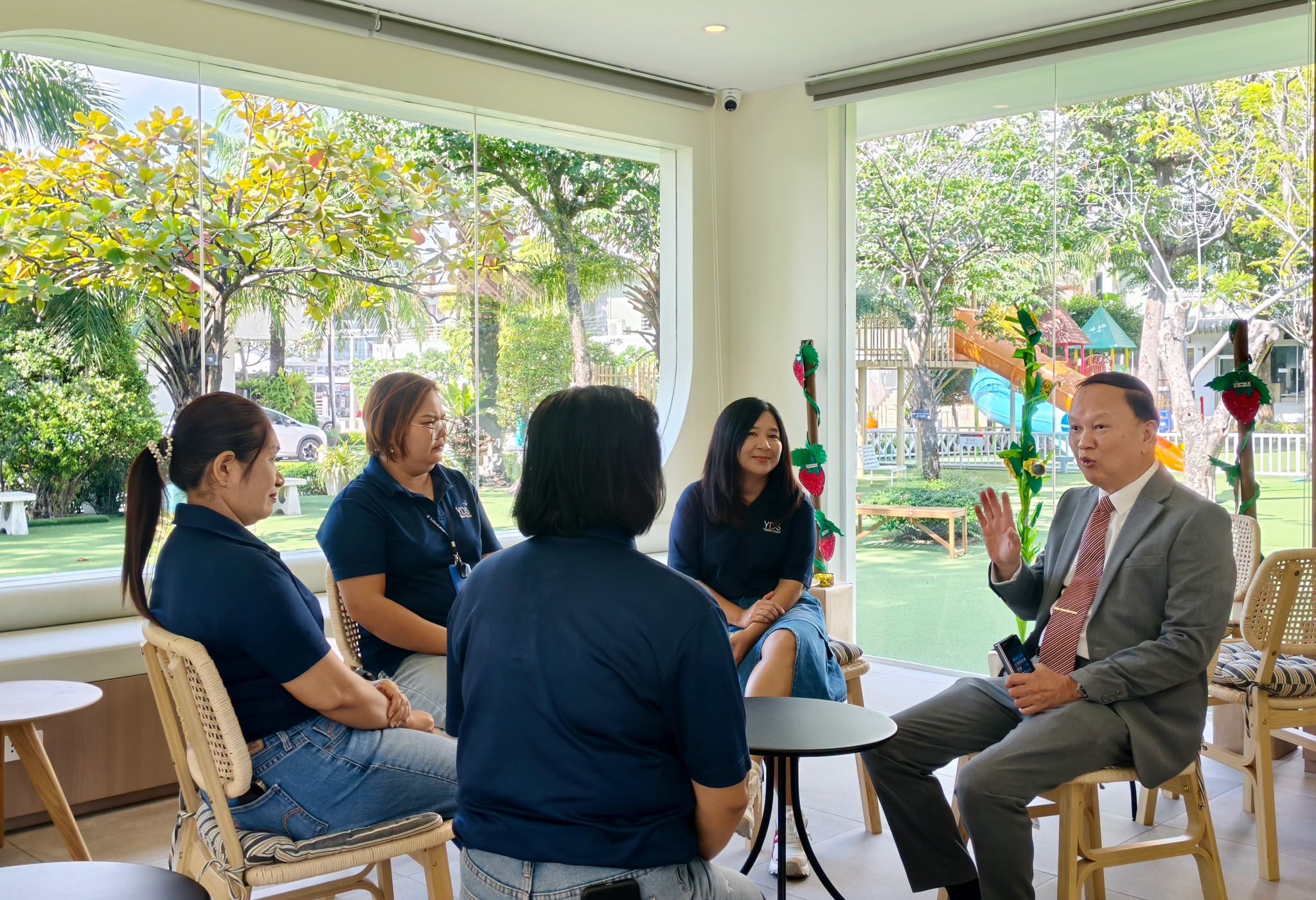 โรงเรียนยินดีวิทย์ยินดีเป็นอย่างยิ่งที่ได้ต้อนรับ คณะผู้บริหารจากโรงเรียนสาธิตบางนา ในโอกาสเข้าศึกษาดูงานและแลกเปลี่ยนแนวคิดด้านการบริหารจัดการสถานศึกษา STANDARDS WORTH VISITING.YINDEE VISIT #28 การเยี่ยมชมครั้งนี้ครอบคลุมทั้ง การบริหารจัดการ อาคารและสภาพแวดล้อม การออกแบบพื้นที่ และระบบสนับสนุนการเรียนรู้ รวมถึงแนวทางของ Oxford International Curriculum และการประยุกต์ใช้แนวคิดการศึกษาจากฟินแลนด์ผ่าน FinnED ให้สอดคล้องกับบริบทของโรงเรียนยินดีวิทย์ อีกส่วนที่ได้รับความสนใจ คือ บรรยากาศและ Facility ของโรงเรียน ซึ่งออกแบบให้สัมพันธ์กับการใช้ชีวิต การเรียนรู้ และประสบการณ์ของเด็กๆ ในแต่ละวัน  ทั้งหมดสะท้อนแนวคิดในการวางระบบให้ พื้นที่ หลักสูตร ครู และประสบการณ์ของเด็กเดินไปในทิศทางเดียวกัน ขอบคุณโรงเรียนสาธิตบางนา ที่เลือกเดินทางมาศึกษาดูงานกับเรา และให้ความสนใจในแนวทางการจัดการศึกษาของโรงเรียนยินดีวิทย์