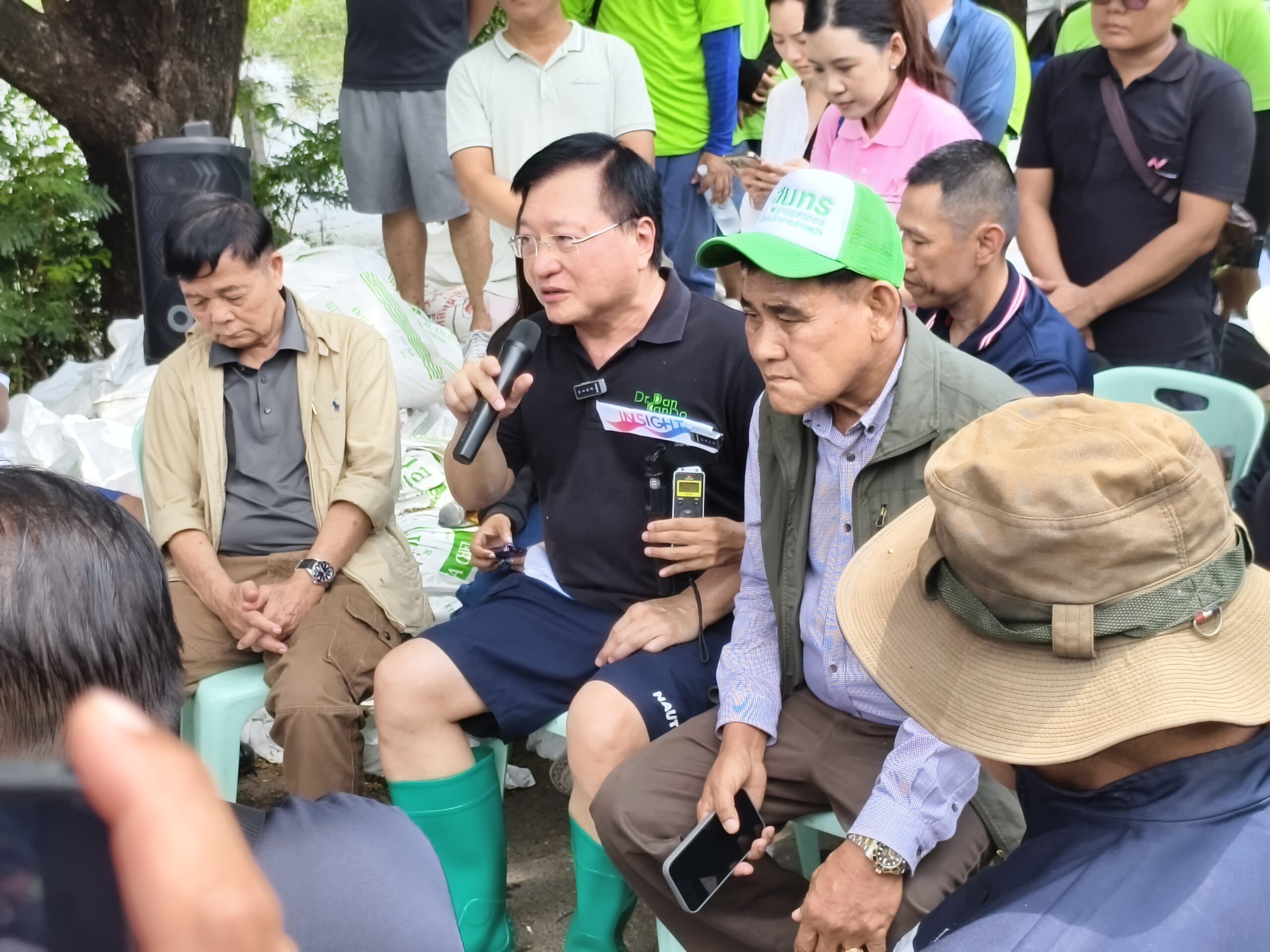 นายสุนทร ปานแสงทอง นายกองค์การบริหารส่วนจังหวัดสมุทรปราการ พร้อมด้วย **ดร.เกรียงศักดิ์ เจริญวงศ์ศักดิ์ ประธานสถาบันการสร้างชาติ และคณะทำงานจากหลายภาคส่วน ได้ลงพื้นที่ลุยน้ำท่วมขังเพื่อติดตามสถานการณ์และหาแนวทางแก้ไขปัญหาอุทกภัยที่หมู่บ้านกรีนวัลเล่ซึ่งจมน้ำมานานถึง 9 วันแล้ว โดยทุกฝ่ายได้ร่วมกันหารือเพื่อเร่งระบายน้ำออกจากพื้นที่ให้แล้วเสร็จภายใน 3 วัน ก่อนที่พายุระลอกใหม่จะเคลื่อนตัวเข้ามาซ้ำเติม นอกจากนี้ยังมีการเสนอให้จัดตั้ง ศูนย์ Single Command เพื่อบริหารจัดการน้ำในภาพรวมของประเทศ พร้อมทั้งจัดตั้งศูนย์บัญชาการกู้ภัยเฉพาะกิจในพื้นที่เพื่อช่วยเหลือประชาชนที่ได้รับความเดือดร้อนอย่างทันท่วงที
