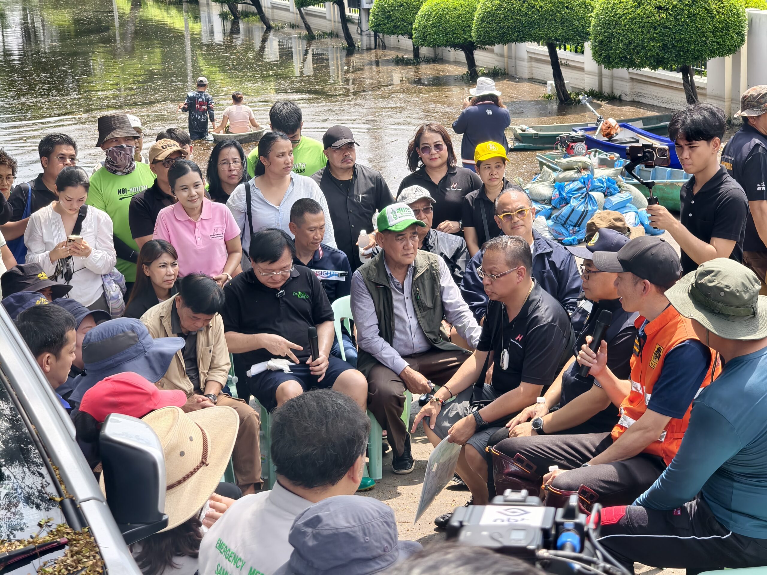 นายสุนทร ปานแสงทอง นายกองค์การบริหารส่วนจังหวัดสมุทรปราการ พร้อมด้วย **ดร.เกรียงศักดิ์ เจริญวงศ์ศักดิ์ ประธานสถาบันการสร้างชาติ และคณะทำงานจากหลายภาคส่วน ได้ลงพื้นที่ลุยน้ำท่วมขังเพื่อติดตามสถานการณ์และหาแนวทางแก้ไขปัญหาอุทกภัยที่หมู่บ้านกรีนวัลเล่ซึ่งจมน้ำมานานถึง 9 วันแล้ว โดยทุกฝ่ายได้ร่วมกันหารือเพื่อเร่งระบายน้ำออกจากพื้นที่ให้แล้วเสร็จภายใน 3 วัน ก่อนที่พายุระลอกใหม่จะเคลื่อนตัวเข้ามาซ้ำเติม นอกจากนี้ยังมีการเสนอให้จัดตั้ง ศูนย์ Single Command เพื่อบริหารจัดการน้ำในภาพรวมของประเทศ พร้อมทั้งจัดตั้งศูนย์บัญชาการกู้ภัยเฉพาะกิจในพื้นที่เพื่อช่วยเหลือประชาชนที่ได้รับความเดือดร้อนอย่างทันท่วงที