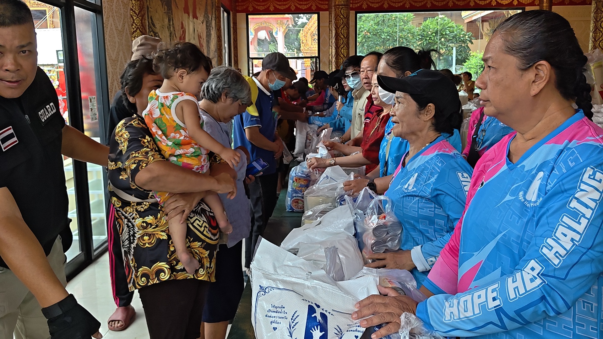 ครอบครัวพาณิชย์พิศาล และชมรมโฮปสะพานบุญแห่งความหวังและศรัทธาร แจกข้าวสาร อาหารแห้ง จำนวน 2,000 ชุด เนื่องในวันคล้ายวันเกิด คุณแม่ธัญยธรณ์ พาณิชย์พิศาล