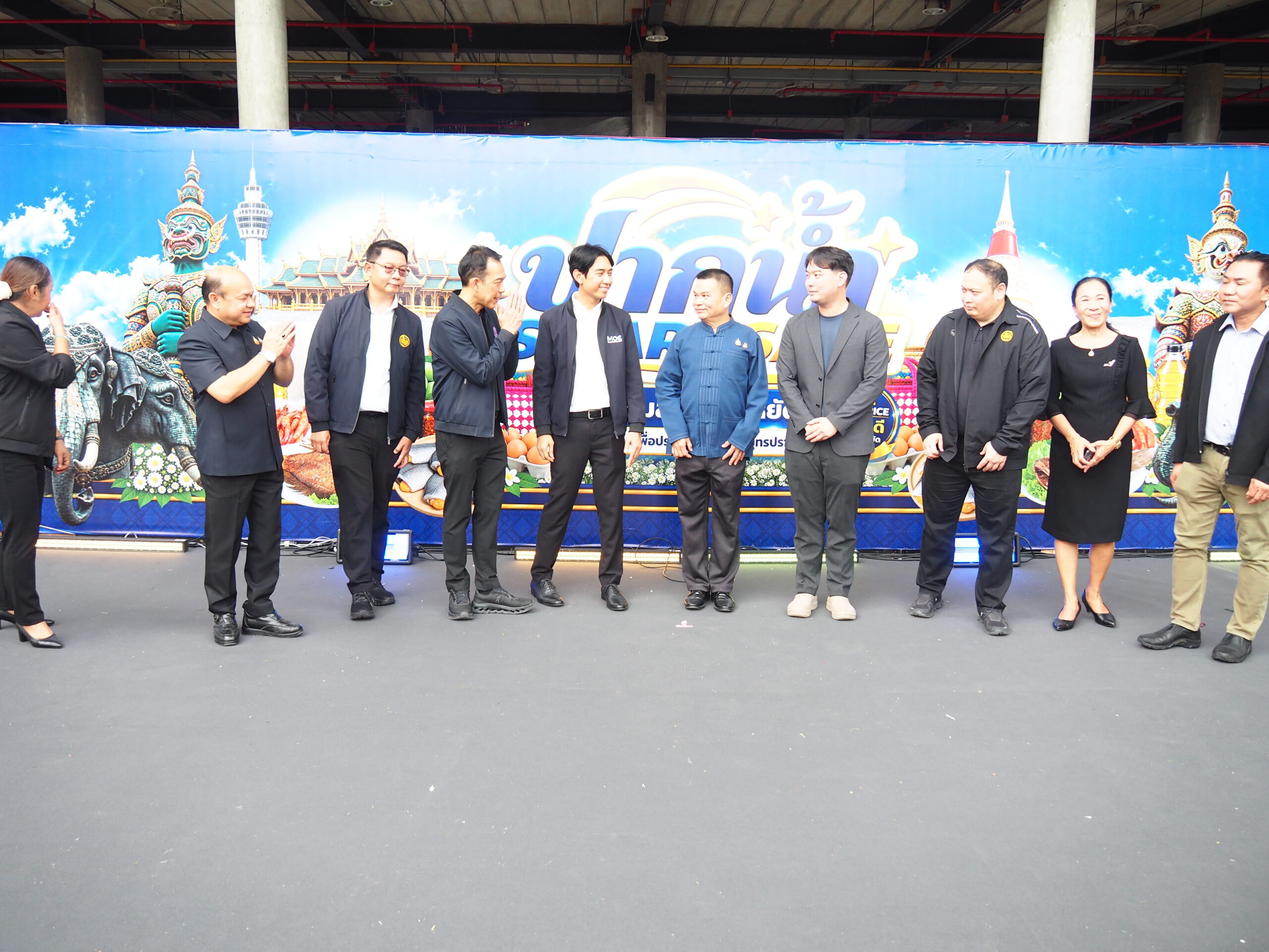 จังหวัดสมุทรปราการ จัดงานแสดงและจำหน่ายสินค้าราคาประหยัด ลดค่าครองชีพเพื่อประชาชนจังหวัดสมุทรปราการ ภายใต้ชื่อ “สมุทรปราการ Smart Save” วันที่ 14 ตุลาคม 2569 เวลา 13.00 น.ที่ตลาดเชิงท่องเที่ยวศูนย์การจำหน่ายผลผลิตทางการประมง และศูนย์ส่งเสริมพัฒนาเศรษฐกิจจังหวัดสมุทรปราการ ถนนท้ายบ้าน ตำบลปากน้ำ อำเภอเมืองสมุทรปราการ จังหวัดสมุทรปราการ จัดงานแสดงและจำหน่ายสินค้าราคาประหยัด ลดค่าครองชีพเพื่อประชาชนจังหวัดสมุทรปราการ ภายใต้ชื่อ “สมุทรปราการ Smart Save” รวม 6 ครั้ง ใน 6 พื้นที่ ระหว่างวันที่ 12 ตุลาคม – 8 พฤศจิกายน 2569 เพื่อเพิ่มช่องทางให้ประชาชนเลือกซื้อสินค้า และเปิดโอกาสให้ผู้ประกอบการนำสินค้าออกจำหน่ายและประชาสัมพันธ์โดยตรง โดยมี นายวิวัฒน์ จันทร์โอภาส ปลัดจังหวัดสมุทรปราการ เป็นประธานกล่าวเปิดงาน และมี นายสุรพงษ์ คงโรจน์ จ่าจังหวัดสมุทรปราการ กล่าวรายงาน พร้อมด้วยหัวหน้าส่วนราชการ พ่อค้า ประชาชน ผู้ประกอบการ เข้าร่วมงาน การจัดงานในครั้งนี้ เป็นกิจกรรมหลักด้านการเชื่อมโยงสินค่าราคาประหยัด ภายใต้โครงการส่งเสริมการผลิตและสร้างมูลค่าเพิ่มสินค้าเกษตรปลอดภัยได้มาตรฐาน โดยมุ่งส่งเสริมการเข้าถึงสินค่าและสนับสนุนผู้ประกอบการในจังหวัด ภายในงานพบกับบูธจำหน่ายสินค้าจากผู้ประกอบการกว่า 80 บูธ พร้อมกิจกรรมประชาสัมพันธ์และแนะนำสินค้า กิจกรรมจำหน่ายสินค้าที่จำเป็นต้อการครองชีพ อาทิเช่น ข้าวสารหอมมะลิ, น้ำตาลทราย, น้ำมันปาล์ม, ไข่ไก่ และบะหมี่กึ่งสำเร็จรูป ในราคาพิเศษ เปิดโอกาสให้ประชาชนเลือกซื้อสินค้า และช่วยเพิ่มช่องทางจำหน่ายให้ผู้ประกอบการ ในพื้นที่ โดยกำหนดการจัดงานทั้ง 6 ครั้ง มีดังนี้ 1.อำเภอเมืองสมุทรปราการ วันที่ 12–14 ตุลาคม 2569 ตลาดเชิงท่องเที่ยวท้ายบ้าน ตำบลปากน้ำ อำเภอเมืองสมุทรปราการ 2. อำเภอบางบ่อ วันที่ 17–19 ตุลาคม 2569 ตลาดเตียกุ่ยฮวด อำเภอบางบ่อ 3. อำเภอบางเสาธง วันที่ 22–24 ตุลาคม 2569 ลานหน้าที่ว่าการอำเภอบางเสาธง 4. อำเภอพระสมุทรเจดีย์ วันที่ 27–29 ตุลาคม 2569 ลานหน้าที่ว่าการอำเภอพระสมุทรเจดีย์ 5. อำเภอพระประแดง วันที่ 1–3 พฤศจิกายน 2569 สวนสาธารณะ และสวนพฤกษชาติศรีนครเขื่อนขันธ์ อำเภอพระประแดง 6. อำเภอบางพลี วันที่ 6–8 พฤศจิกายน 2569 ลานวัดบางพลีใหญ่กลาง (วัดพระนอน) อำเภอบางพลี โดยงานนี้จัดขึ้นเพื่อเชื่อมโยงสินค้าราคาประหยัดกับประชาชน ช่วยบรรเทาภาระค่าครองชีพ และเปิดพื้นที่ให้ผู้ประกอบการได้นำสินค้ามาจำหน่ายและประชาสัมพันธ์โดยตรง อีกทั้งยังเป็นกิจกรรมภายใต้โครงการส่งเสริมการผลิตและสร้างมูลค่าเพิ่มสินค้าเกษตรปลอดภัยได้มาตรฐานของจังหวัด ประชาชนมีทางเลือกในการจับจ่ายสินค่าในงานเดียว ส่วนผู้ประกอบการก็ได้พบผู้บริโภคโดยตรง ได้ประชาสัมพันธ์สินค่า และเพิ่มโอกาสในการจำหน่ายสินค่า จังหวัดสมุทรปราการ ตั้งใจให้กิจกรรมนี้เกิดประโยชน์กับทั้งสองฝ่าย ตามแผนงานจะจัดต่อเนื่องในพื้นที่ต่าง ๆ ของจังหวัดสมุทรปราการ รวมทั้งหมด 6 ครั้ง เพื่อให้ประชาชนในหลายอำเภอมีโอกาสเข้าถึงกิจกรรม โดยรายละเอียดวันและสถานที่ของแต่ละครั้งจะประชาสัมพันธ์ให้ทราบผ่านช่องทางของหน่วยงานที่เกี่ยวข้อง จังหวัดสมุทรปราการ ขอเชิญชวนทุกท่านร่วมงาน “สมุทรปราการ Smart Save” ทั้ง 6 ครั้ง 6 พื้นที่ 6 อำเภอ ระหว่างวันที่ 12 ตุลาคม – 8 พฤศจิกายน 2569 มาร่วมเลือกชมสินค่าและสนับสนุนผู้ประกอบการในจังหวัดสมุทรปราการ