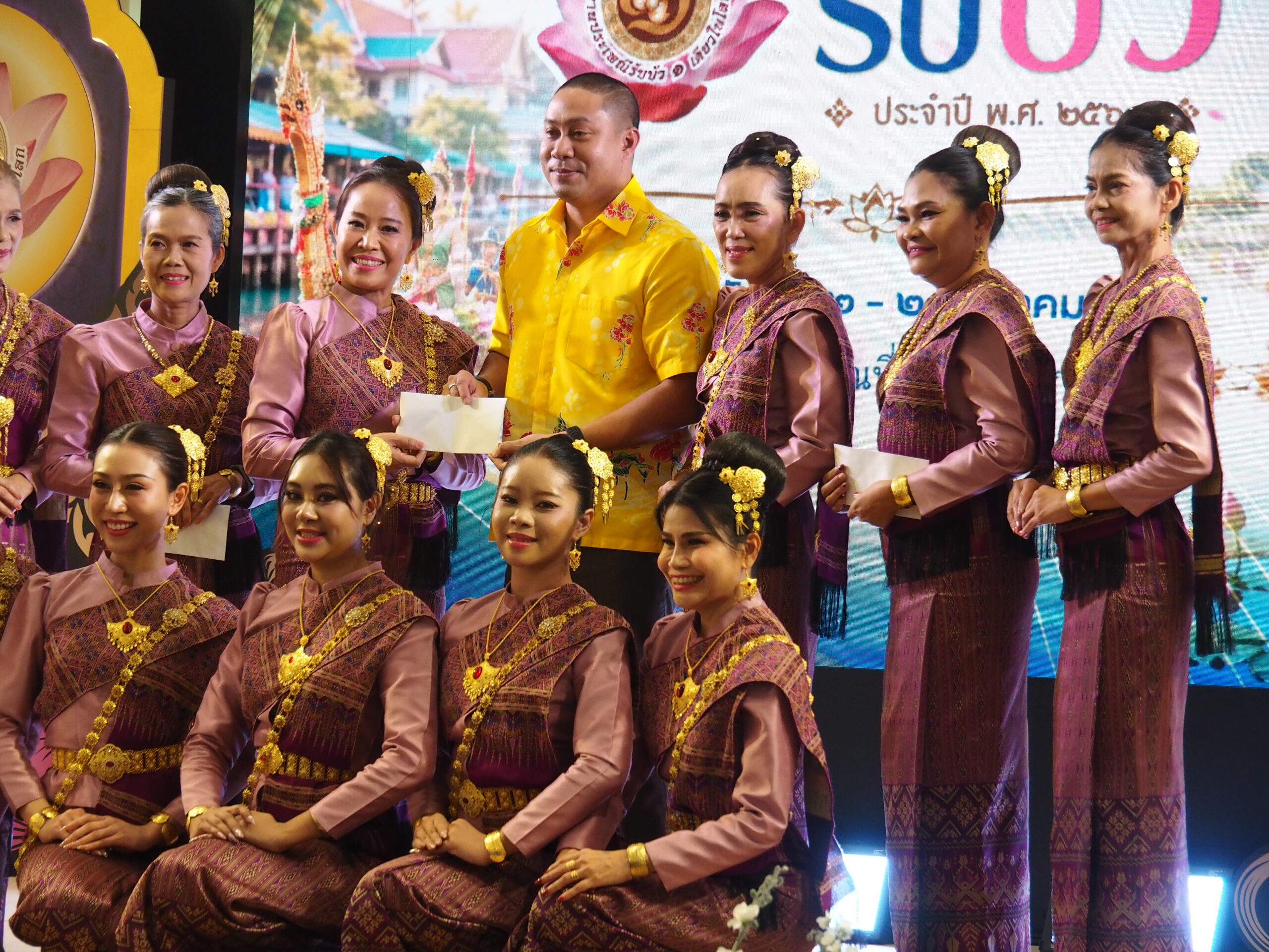 แถลงข่าวงานประเพณีรับบัว ยิ่งใหญ่ ประเพณีหนึ่งเดียวในโลก แห่งเดียวในประเทศไทย เมื่อ เวลา 16.00 น. วันที่ 16 ตุลาคม 2569 ที่ลานกิจกรรมศูนย์การค้ามาร์เก็ควิลเลจ สุวรรณภูมิ อำเภอบางพลี จังหวัดสมุทรปราการ นายวิวัฒน์ จันทร์โอภาส ปลัดจังหวัดสมุทรปราการ พร้อมด้วย นายขจิตเวช แก้วน้อย นายอำเภอบางพลี นายบวรวิทย์ พึ่งทอง นายกเทศมนตรีเมืองบางแก้ว ดร.พัฒนพงศ์ จงรักดี นายกเทศมนตรีตำบลบางพลี นางสาวสิริพรรณ เห็นสุข ผอ.ททท.สำนักงานฉะเชิงเทรา และอาจารย์ชูศรี สัตยานนท์ ประธานสภาวัฒนธรรมอำเภอบางพลี และหน่วยงานที่เกี่ยวข้อง ได้ร่วมแถลงข่าวการจัด งานประเพณีรับบัว ประจำปี 2569 ซึ่งในปีนี้กำหนดจัดขึ้น ระหว่างวันที่ 22-25 ตุลาคม 2569 ณ บริเวณที่ว่าการอำเภอบางพลี , วัดบางพลีใหญ่ใน พระอารามหลวง และบริเวณคลองสำโรง อำเภอบางพลี จังหวัดสมุทรปราการ เพื่อสืบสานประเพณีท้องถิ่นของอำเภอบางพลี ให้คงอยู่ตลอดไป ตลอดจนเพื่อเป็นการส่งเสริมและสนับสนุนการท่องเที่ยวของจังหวัดสมุทรปราการ ภายในงานจะมีกิจกรรมมากมาย อาทิ การแสดงวิถีชีวิตชาวบางพลีในอดีต การละเล่นพื้นบ้าน การประกวดขบวนเรือแห่หลวงพ่อโตทางน้ำ การแข่งขันเรือมาด การประกวดหนุ่มสาวรับบัว และการจำหน่ายสินค้า หนึ่งตำบล หนึ่งผลิตภัณฑ์ ของดีของเด่นอำเภอบางพลี ประเพณีรับบัว เป็นประเพณีเก่าแก่ที่สืบทอดกันมาตั้งแต่โบราณของชาวอำเภอบางพลี ที่แสดงถึงความมีน้ำใจ เอื้อเฟื้อเผื่อแผ่ต่อคนต่างถิ่น ที่อพยพเข้ามาอาศัยอยู่ในอำเภอบางพลี และแสดงให้เห็นถึงวิถีชีวิต ความผูกพันกับสายน้ำของชาวอำเภอบางพลี ที่มีมาตั้งแต่อดีตจนถึงปัจจุบัน ซึ่งจัดขึ้นเป็นประจำทุกปี โดยในวันขึ้น 14 ค่ำ เดือน 11 ซึ่งปีนี้ตรงกับ #วันที่_25_ตุลาคม_2569 จะมีการอัญเชิญหลวงพ่อโตจำลอง ลงเรือแห่ไปตามลำคลองสำโรง เพื่อให้ประชาชนที่อยู่อาศัยบริเวณสองฝั่งคลอง และที่มาร่วมพิธีได้ร่วมสักการบูชา โดย #การโยนดอกบัวลงไปในเรือที่องค์หลวงพ่อโตประดิษฐานอยู่ มีความเชื่อกันว่า หากสามารถโยนดอกบัวลงไปในเรือที่องค์หลวงพ่อโตประดิษฐานอยู่ได้แล้ว อธิษฐานสิ่งใดก็จะประสบความสำเร็จดังหวังทุกอย่าง เพื่อมิให้ประเพณีรับบัว มรดกทางวัฒนธรรมที่ดีงามของชาวอำเภอบางพลีต้องเลือนหายไป อำเภอบางพลี จึงได้ร่วมกับหน่วยงานทั้งภาครัฐและเอกชน อนุรักษ์ประเพณีดังกล่าวโดยประเพณีรับบัว ของอำเภอบางพลี จังหวัดสมุทรปราการได้รับการประกาศเป็นมรดกภูมิปัญญาทางวัฒนธรรมของชาติ ประจำปี 2555 โดยกระทรวงวัฒนธรรม .