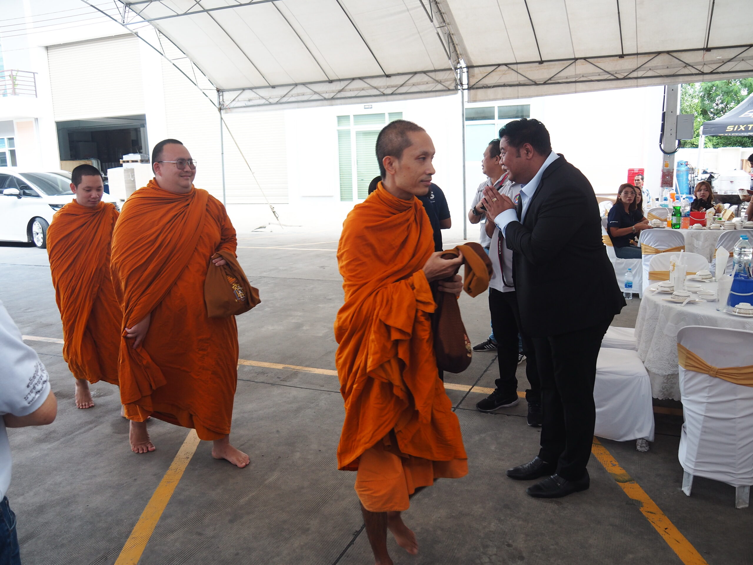 พล.ต.อ.เสรีพิศุทธ์ ประธานเปิดบริษัท ซิก-ไนน์ (เอ็นเนอร์จี้) จำกัด ย่านพระสมุทรเจดีย์ พล.ต.อ.เสรีพิศุทธ์ เตมียเวช อดีตผู้บัญชาการตำรวจแห่งชาติ เป็นประธานตัดริบบินเปิด บริษัท ซิก-ไนน์ เอ็นเนอร์จี้ จำกัด บอส 69 ภายในงานมีพิธีทำบุญเลี้ยงพระ โดยได้นิมนต์พระสงฆ์จำนวน 9 รูป วัดบวรนิเวศน์ (พระอารามหลวง) มาร่วมประกอบพิธีเจริญพระพุทธมนต์ และเจิมป้ายบริษัทเพื่อความเป็นสิริมงคล ณ บริษัท ซิก-ไนน์ บอส 69 ณ ตำบลในคลองบางปลากด อ.พระสมุทรเจดีย์ สมุทรปราการ โดยนายอณิธัช เฉลิมวงษ์ หรือเสียปัญญา เป็นประธานจุดธูปเทียนบูชาพระรัตนตรัย นอกจากนี้ ยังได้รับเกียรติจาก พล.ต.อ.เสรีพิศุทธ์ เตมียเวช อดีตผู้บัญชาการตำรวจแห่งชาติ หัวหน้าพรรคเสรีรวมไทย พล.ต.ท.โกศล พัวเวส พล.อ.ปวริศ แจ่มสว่าง พล.ต.ต.ศักดิ์สิทธิ์ มีสวัสดิ์ นอกจากนี้ยังได้รับเกียรติจาก นายสุนทร ปานแสงทอง นายก อบจ.สมุทรปราการ สมาชิกสภา อบจ. สมุทรปราการ ผู้บริหารท้องถิ่น พนักงาน ตลอดจนแขกผู้มีเกียรติ ข้าราชการระดับสูง ร่วมในพิธีเปิดบริษัท ซิก-ไนน์ เอ็นเนอร์จี้ จำกัด บอส 69 และร่วมมอบกระเช้าแสดงความยินดีกันจำนวนมาก บริษัท ซิก-ไนน์ หรือ six nine Thailand บอส 69 เป็นบริษัทที่เปิดถูกต้องตามกฎหมายผลิตน้ำหวานหรือเครื่องดื่มบำรุงกำลัง ซึ่งเป็นเครื่องดื่มที่กลุ่มวัยรุ่นทั่วประเทศให้ความสนใจกับ ผลิตภัณฑ์แบรนด์ 69 กันอย่างมาก ขณะที่ กลุ่มบริษัท เฉลิมวงค์ ขนส่ง จำกัด และซิก-ไนน์ บอส 69 ยังให้การสนับสนุนช่วยเหลือสังคมมาอย่างต่อเนื่องโดยล่าสุดร่วมบริจาคถุงยังชีพ อาหารแห้ง น้ำดื่ม ช่วยเหลือผู้ประสบอุทกภัยในเขตพื้นที่ต่างๆ ทั่วประเทศอีกด้วย