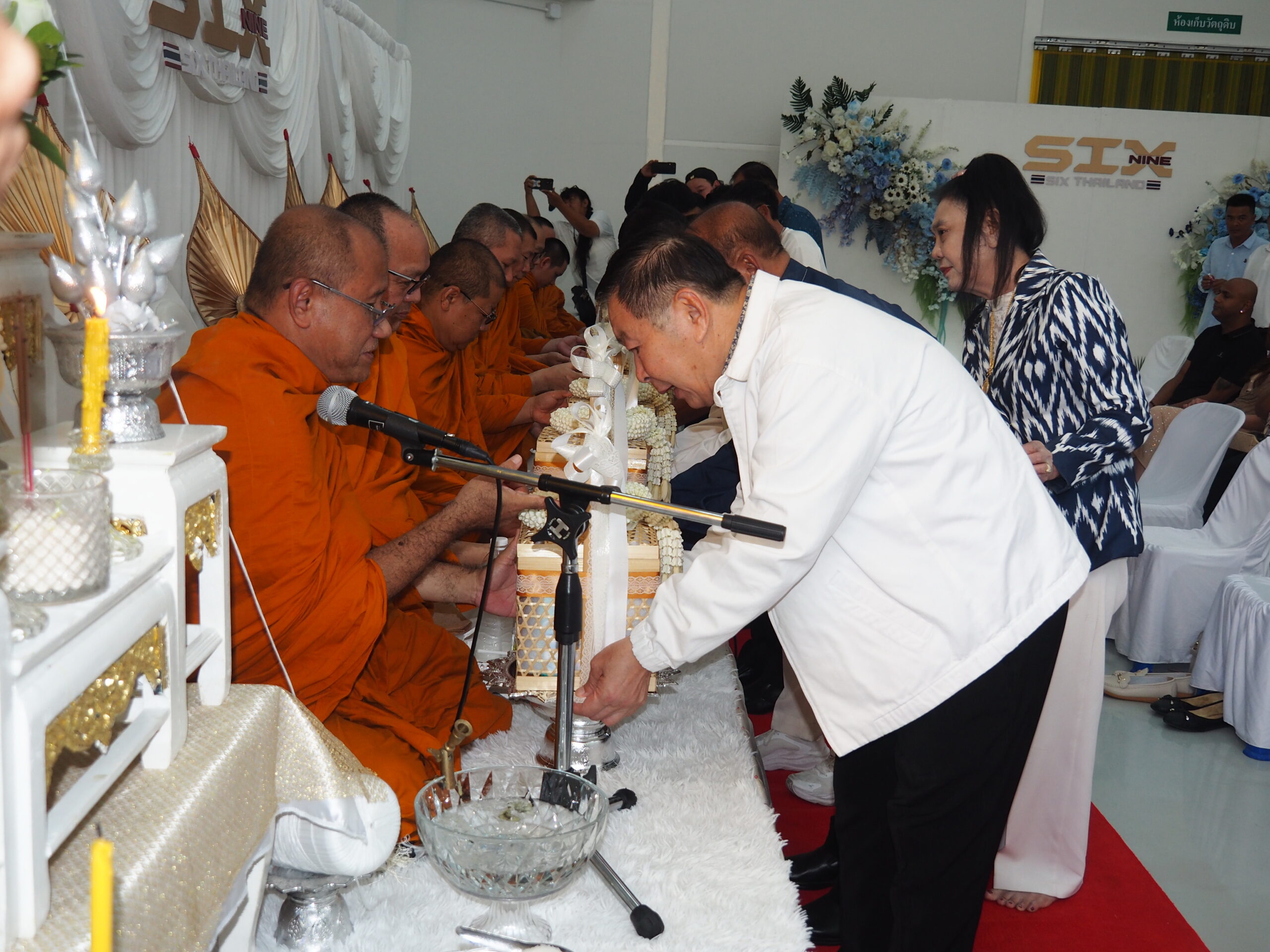 พล.ต.อ.เสรีพิศุทธ์ ประธานเปิดบริษัท ซิก-ไนน์ (เอ็นเนอร์จี้) จำกัด ย่านพระสมุทรเจดีย์ พล.ต.อ.เสรีพิศุทธ์ เตมียเวช อดีตผู้บัญชาการตำรวจแห่งชาติ เป็นประธานตัดริบบินเปิด บริษัท ซิก-ไนน์ เอ็นเนอร์จี้ จำกัด บอส 69 ภายในงานมีพิธีทำบุญเลี้ยงพระ โดยได้นิมนต์พระสงฆ์จำนวน 9 รูป วัดบวรนิเวศน์ (พระอารามหลวง) มาร่วมประกอบพิธีเจริญพระพุทธมนต์ และเจิมป้ายบริษัทเพื่อความเป็นสิริมงคล ณ บริษัท ซิก-ไนน์ บอส 69 ณ ตำบลในคลองบางปลากด อ.พระสมุทรเจดีย์ สมุทรปราการ โดยนายอณิธัช เฉลิมวงษ์ หรือเสียปัญญา เป็นประธานจุดธูปเทียนบูชาพระรัตนตรัย นอกจากนี้ ยังได้รับเกียรติจาก พล.ต.อ.เสรีพิศุทธ์ เตมียเวช อดีตผู้บัญชาการตำรวจแห่งชาติ หัวหน้าพรรคเสรีรวมไทย พล.ต.ท.โกศล พัวเวส พล.อ.ปวริศ แจ่มสว่าง พล.ต.ต.ศักดิ์สิทธิ์ มีสวัสดิ์ นอกจากนี้ยังได้รับเกียรติจาก นายสุนทร ปานแสงทอง นายก อบจ.สมุทรปราการ สมาชิกสภา อบจ. สมุทรปราการ ผู้บริหารท้องถิ่น พนักงาน ตลอดจนแขกผู้มีเกียรติ ข้าราชการระดับสูง ร่วมในพิธีเปิดบริษัท ซิก-ไนน์ เอ็นเนอร์จี้ จำกัด บอส 69 และร่วมมอบกระเช้าแสดงความยินดีกันจำนวนมาก บริษัท ซิก-ไนน์ หรือ six nine Thailand บอส 69 เป็นบริษัทที่เปิดถูกต้องตามกฎหมายผลิตน้ำหวานหรือเครื่องดื่มบำรุงกำลัง ซึ่งเป็นเครื่องดื่มที่กลุ่มวัยรุ่นทั่วประเทศให้ความสนใจกับ ผลิตภัณฑ์แบรนด์ 69 กันอย่างมาก ขณะที่ กลุ่มบริษัท เฉลิมวงค์ ขนส่ง จำกัด และซิก-ไนน์ บอส 69 ยังให้การสนับสนุนช่วยเหลือสังคมมาอย่างต่อเนื่องโดยล่าสุดร่วมบริจาคถุงยังชีพ อาหารแห้ง น้ำดื่ม ช่วยเหลือผู้ประสบอุทกภัยในเขตพื้นที่ต่างๆ ทั่วประเทศอีกด้วย