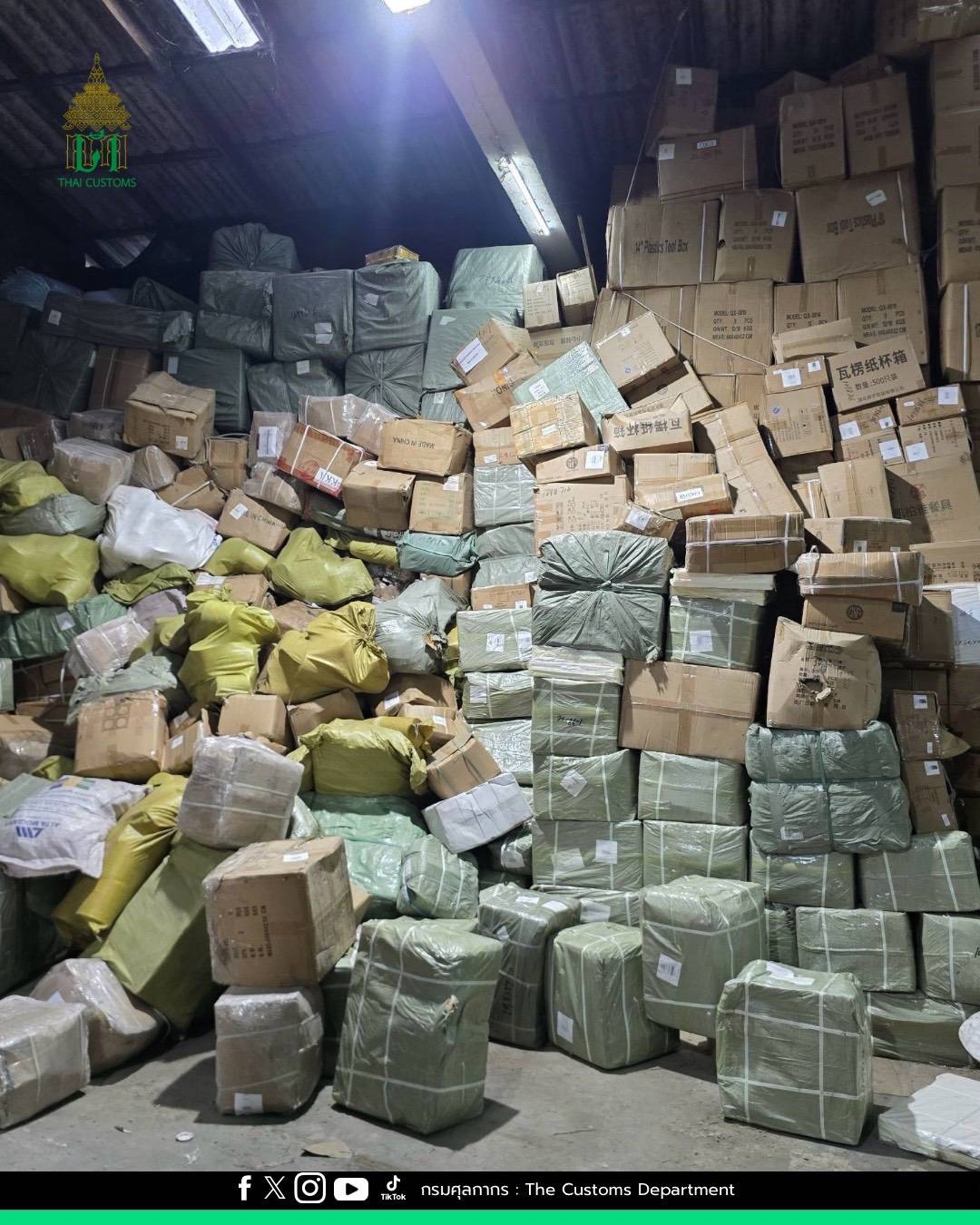 ศุลกากรขานรับนโยบายรัฐ ลุยปราบสินค้าลักลอบ ยึดของกลางโกดังใหญ่ระนอง 3.5 หมื่นชิ้น ทะลุ 7 ล้าน! ศุลกากรผนึกกำลังทหาร บุกตรวจค้นโกดัง อ.เมืองระนอง ยึดสินค้าลักลอบนำเข้าไม่ผ่านพิธีการทางศุลกากร ทั้งตู้คีบตุ๊กตา-อุปกรณ์มือถือ-อะไหล่รถ รวมกว่า 35,000 ชิ้น มูลค่ารวมกว่า 7 ล้านบาท นายพันธ์ทอง ลอยกุลนันท์ อธิบดีกรมศุลกากร เปิดเผยว่า กรมศุลกากรขานรับนโยบายเร่งด่วนของนายอนุทิน ชาญวีรกูล นายกรัฐมนตรีและรัฐมนตรีว่าการกระทรวงมหาดไทยและ ดร.เอกนิติ นิติทัณฑ์ประภาศรองนายกรัฐมนตรีและรัฐมนตรีว่าการกระทรวงการคลัง ที่ให้ความสำคัญในการป้องกันและปราบปราม สิ่งผิดกฎหมาย ทั้งท่าอากาศยาน ด่านชายแดน รวมถึงเข้าตรวจค้นโกดังในพื้นที่ ที่มีความสุ่มเสี่ยง และบูรณาการร่วมกับหน่วยงานที่เกี่ยวข้องเพื่อร่วมปฏิบัติการตรวจค้น เพื่อให้เกิดประสิทธิภาพสุงสุดเมื่อวันที่ 7 ตุลาคม 2569 กรมศุลกากร โดยสำนักงานศุลกากรภาคที่ 1 พร้อมด้วย ด่านศุลกากรระนอง ร่วมกับเจ้าหน้าที่ชุดปฏิบัติงานแก้ไขปัญหาภัยคุกคามรูปแบบใหม่และปราบปรามภัยแทรกซ้อน ร.25 พัน 2 ได้ตรวจค้นและยึดสินค้าในโกดังพื้นที่ อ.เมืองระนอง จ.ระนอง จากการตรวจค้น พบของกลางประเภท อุปกรณ์มือถือ ตู้คีบตุ๊กตา เคสหูฟัง อะไหล่รถ นาฬิกา ของใช้ในบ้านเรือนและของอื่นๆ ซึ่งมีเมืองกำเนิดจากต่างประเทศ โดยไม่ผ่านพิธีการทางศุลกากร จำนวนกว่า 35,000 ชิ้น มูลค่ากว่า 7 ล้านบาท การกระทำดังกล่าวเป็นความผิดฐานนำเข้ามาในราชอาณาจักรซึ่งของที่ยังมิได้ผ่านพิธีการศุลกากรตามพระราชบัญญัติศุลกากร พ.ศ. 2560 โดยเจ้าหน้าที่ได้ดำเนินการตามกฎหมายที่เกี่ยวข้องต่อไป อธิบดีกรมศุลกากร กล่าวต่ออีกว่า ปฏิบัติการครั้งนี้ ไม่เพียงแต่เป็นการปกป้องระบบเศรษฐกิจของประเทศจากการทะลักเข้ามาของสินค้าหนีภาษีเท่านั้น แต่ยังเป็นการเชิงรุกเพื่อคุ้มครองสวัสดิภาพของผู้บริโภค ไม่ให้ตก เป็นเหยื่อของสินค้าไร้คุณภาพที่ไม่ได้มาตรฐาน โดยกรมศุลกากรพร้อมปฏิบัติการเชิงลึกและบังคับใช้กฎหมาย อย่างเด็ดขาดในทุกมิติ"