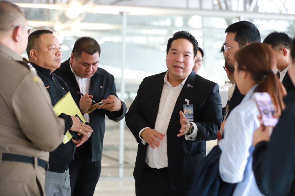 ทอท. จับมือ สตม. ขานรับนโยบายนายกรัฐมนตรี ติดสปีดบริการสนามบินดันไทยสู่ฮับการบิน กอญ. ทอท. ร่วมกับ ผบก.ตม.2 ลงพื้นที่ ทสภ. ตรวจความพร้อมประสานการทำงาน ตม. ใกล้ชิด เผยแผนเพิ่มกำลังเจ้าหน้าที่ตรวจคนเข้าเมืองใหม่ 600 อัตรา พร้อมเติมศักยภาพตรวจหนังสือเดินทางลุยวางระบบ Automatic channels รองรับผู้โดยสารทั้งขาเข้า - ขาออก ใช้เทคโนโลยีสมัยใหม่ลดขั้นตอนตรวจค้นแต่ยังคงมาตรฐานความปลอดภัย วันที่ 25 กุมภาพันธ์ 2567 ดร.กีรติ กิจมานะวัฒน์ กรรมการผู้อำนวยการใหญ่ บริษัท ท่าอากาศยานไทย จำกัด (มหาชน) หรือ ทอท. ร่วมกับ พล.ต.ต. เชิงรณ ริมผดี ผู้บังคับการตรวจคนเข้าเมือง 2 (ผบก.ตม.2) ได้ลงพื้นที่ท่าอากาศยานสุวรรณภูมิ เพื่อตรวจความพร้อมในการรองรับผู้โดยสารช่วงวันหยุดยาว ตามนโยบายที่นายเศรษฐา ทวีสิน นายกรัฐมนตรีและรัฐมนตรีว่าการกระทรวงการคลัง ได้ประกาศผลักดันให้ประเทศไทยเป็นศูนย์กลางด้านการบิน (Aviation Hub) ของภูมิภาค พร้อมกับมีข้อกำชับให้ ทอท. รวมถึงหน่วยงานที่เกี่ยวข้องให้ความสำคัญกับการปรับปรุงการให้บริการในทุกจุดตั้งแต่ผู้โดยสารลงเครื่อง ระบบการตรวจคนเข้าเมือง (Immigration) การให้บริการภาคพื้น ตลอดจนสิ่งอำนวยความสะดวกต่างๆ เพื่อสร้างความประทับใจแก่ผู้เดินทางจากทั่วโลก เพิ่มโอกาสการเติบโตให้กับภาคการท่องเที่ยวของประเทศไทย ในการดำเนินการขับเคลื่อนเพื่อขยายศักยภาพการให้บริการเพื่อให้เป็นไปตามนโยบายของนายกรัฐมนตรีและรัฐบาล ทอท. อยู่ระหว่างดำเนินการในหลายส่วน โดยเฉพาะในท่าอากาศยานหลักๆ ที่มีนักท่องเที่ยวเดินทางผ่านเป็นจำนวนมาก เช่น ท่าอากาศยานสุวรรณภูมิ (ทสภ.) ซึ่งจากการลงพื้นที่ตรวจความพร้อมในการให้บริการพบว่า ปัจจุบันนับตั้งแต่เทศกาลปีใหม่ มีผู้โดยสารมาใช้บริการในชั่วโมงคับคั่งประมาณ 5,000-6,000 คนต่อชั่วโมง โดยมีผู้โดยสารรอคิวในกระบวนการรวมที่ จุดตรวจค้นและจุดตรวจหนังสือเดินทาง ในช่วงเวลาที่มีผู้โดยสารหนาแน่นสูงสุดอยู่ที่ 1 ชั่วโมง 10 นาที และมีระยะเวลารอคิวเฉลี่ยอยู่ที่ 46 นาที ซึ่งยังคงนานเกินกว่าที่ ทอท.ได้ตั้งเป้าไว้ ว่าทั้งกระบวนการระยะเวลารอรวม ไม่ควรเกิน 30 นาที ดังนั้น ทอท. จึงมีนโยบายเร่งด่วนในการปรับปรุงคุณภาพและเพิ่มความเร็วในการให้บริการ ดังนี้ 1. จัดจ้างเจ้าหน้าที่สนับสนุนกระบวนการตรวจค้น และเจ้าหน้าที่ช่วยเหลือในท่าอากาศยาน จำนวน 800 อัตรา เพื่อช่วยอำนวยความสะดวกต่อผู้โดยสารทุกวัน ตลอด 24 ชั่วโมง ภายในวันที่ 30 มีนาคมนี้ 2. ประสานความร่วมมือจาก ตม.2 ในการจัดเจ้าหน้าที่ประจำจุดตรวจลงตราให้เต็มทุกเคาน์เตอร์ก่อนเข้าสู่ชั่วโมงคับคั่ง และการเพิ่มกำลังเจ้าหน้าที่ ซึ่งทาง ตม.2 ได้บรรจุเจ้าหน้าที่ใหม่แล้วจำนวน 200 อัตรา ขณะนี้อยู่ในระหว่างการอบรมภาคทฤษฎีคาดว่าจะสามารถ เริ่มปฏิบัติงานได้จริงตั้งแต่ 1 มีนาคมนี้ รวมทั้งยังมีแผนที่จะขอบรรจุอัตรากำลังเพิ่มอีก 400 อัตรา รวมเป็น 600 อัตราภายในปีนี้ 3. ติดตั้งระบบตรวจหนังสือเดินทางอัตโนมัติ (Automatic channels) ทั้งในส่วนของผู้โดยสารขาเข้า และขาออกเพิ่มเติม ตลอดจนพัฒนาซอฟต์แวร์ของระบบให้มีประสิทธิภาพสูงขึ้น จำนวน 80 ช่องตรวจ โดยจะติดตั้งระบบ 20 ชุดแรก ภายในวันที่ 15 มิถุนายนปีนี้ และจะติดตั้งให้แล้วเสร็จทั้งหมด ภายในวันที่ 15 กรกฎาคมนี้ 4. ประสานความร่วมมือในการขออนุญาตจากสำนักงานการบินพลเรือนแห่งประเทศไทย (กพท.) เพื่อปรับปรุงประสิทธิภาพการตรวจค้นให้สอดรับกับรูปแบบการเดินทางในปัจจุบัน เช่น การตรวจ Power bank รวมถึงการลดขั้นตอนการถอดรองเท้าของผู้โดยสาร โดย ทอท.ได้นำเทคโนโลยีที่ทันสมัยเข้ามาสนับสนุนแล้ว สามารถลดขั้นตอนบางส่วนลงได้ แต่ยังคงมาตรฐานการรักษาความปลอดภัยที่เข้มงวด ซึ่งทั้งหมดจะช่วยลดระยะเวลาบริการและความแออัดของผู้โดยสารขาออกได้อย่างมีนัยสำคัญ สำหรับการอำนวยความสะดวกและเพิ่มความรวดเร็วในการเช็กอินของสายการบิน ปัจจุบัน ทสภ. ได้นำระบบบริการผู้โดยสารขึ้นเครื่อง (CUPPS) ซึ่งประกอบด้วยบริการอัตโนมัติหลายระบบ มาให้บริการ ณ บริเวณโถงผู้โดยสารขาออก ชั้น 4 อาคารผู้โดยสาร เน้นการให้ผู้โดยสารใช้บริการด้วยตนเอง (Self Service) ลดการรอคิว อาทิ ระบบเช็กอินด้วยตนเองอัตโนมัติ (CUSS) ระบบรับกระเป๋าสัมภาระอัตโนมัติ (CUBD) พร้อมกันนี้ ทสภ. ยังร่วมกับสายการบินจำนวน 24 สายการบิน เปิดให้ผู้โดยสารสามารถทำการเช็กอินก่อนเวลาเดินทาง 4 ชั่วโมง ที่จะช่วยให้ผู้โดยสารสามารถบริหารการเดินทางได้โดยสะดวกมีเวลาในการทำกิจกรรมต่างๆ ก่อนออกเดินทางมากขึ้น และเป็นการลดความแออัดบริเวณโถงผู้โดยสารขาออกด้วย ดร.กีรติ กล่าวว่า เพื่อให้สอดคล้องกับนโยบาย Aviation Hub ของรัฐบาล ทอท. ยังอยู่ระหว่างการผลักดันโครงการขนาดใหญ่เพื่อขยายขีดความสามารถในการให้บริการของท่าอากาศยานภายใต้การบริหารของ ทอท. อีกหลายโครงการโดยเฉพาะ ทสภ. ประกอบด้วย โครงการก่อสร้างทางวิ่งเส้นที่ 3 เพื่อเพิ่มขีดความสามารถของทางวิ่งให้รองรับเพิ่มจาก 68 เที่ยวบินต่อชั่วโมงเป็น 94 เที่ยวบินต่อชั่วโมง คาดว่าจะแล้วเสร็จและเปิดให้บริการได้ในกลางปี 2567 นี้ โครงการก่อสร้างส่วนต่อขยายอาคารผู้โดยสารด้านทิศตะวันออก (East Expansion) ที่จะเป็นการก่อสร้างส่วนต่อขยายอาคารผู้โดยสารหลักด้านทิศตะวันออกของอาคารเดิมเพื่อเพิ่มพื้นที่การให้บริการ โดยเมื่อดำเนินการแล้วเสร็จจะเพิ่มขีดความสามารถของ ทสภ. อีก 15 ล้านคนต่อปี ปัจจุบันอยู่ระหว่างดำเนินการปรับปรุงแบบ โดยคาดว่าจะดำเนินการก่อสร้างในปี 2567 แล้วเสร็จในปี 2570 ส่วนอาคารเทียบเครื่องบินรองหลังที่ 1 (Satellite 1: SAT-1) ที่ได้เพิ่มขีดความสามารถรองรับผู้โดยสารของ ทสภ.จาก 45 ล้านคน เป็น 60 ล้านคนต่อปี ขณะนี้อยู่ระหว่างการผลักดันให้สายการบินเพิ่มบริการ ณ SAT-1 เพิ่มขึ้น รวมถึงให้ผู้ประกอบการที่ให้บริการภาคพื้นมีความพร้อมด้านอุปกรณ์และบุคลากรเพื่อรองรับสายการบินที่ไปให้บริการที่ SAT-1 ซึ่งจะสามารถเพิ่มศักยภาพการรองรับเที่ยวบิน และจำนวนผู้โดยสารของ ทสภ. ได้เพิ่มขึ้นอย่างต่อเนื่องด้วย ทอท. ในฐานะผู้บริหารท่าอากาศยานหลัก 6 แห่งของประเทศไทยมีความมุ่งมั่นที่จะพัฒนาศักยภาพของท่าอากาศยานในความรับผิดชอบให้สามารถมอบบริการที่สะดวก รวดเร็ว และปลอดภัยด้วยมาตรฐานสากลแก่ผู้โดยสาร มอบประสบการณ์การเดินทางที่น่าประทับใจแก่ผู้มาเยือนจากทุกมุมโลก มีส่วนสำคัญอย่างยิ่งต่อการสนับสนุนภาคการท่องเที่ยวพร้อมสนับสนุนการเป็นศูนย์กลางด้านการบินของภูมิภาคตามนโยบายรัฐบาล