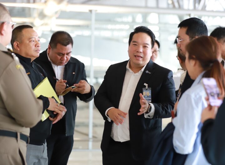 ทอท. จับมือ สตม. ขานรับนโยบายนายกรัฐมนตรี ติดสปีดบริการสนามบินดันไทยสู่ฮับการบิน กอญ. ทอท. ร่วมกับ ผบก.ตม.2 ลงพื้นที่ ทสภ. ตรวจความพร้อมประสานการทำงาน ตม. ใกล้ชิด เผยแผนเพิ่มกำลังเจ้าหน้าที่ตรวจคนเข้าเมืองใหม่ 600 อัตรา พร้อมเติมศักยภาพตรวจหนังสือเดินทางลุยวางระบบ Automatic channels รองรับผู้โดยสารทั้งขาเข้า - ขาออก ใช้เทคโนโลยีสมัยใหม่ลดขั้นตอนตรวจค้นแต่ยังคงมาตรฐานความปลอดภัย วันที่ 25 กุมภาพันธ์ 2567 ดร.กีรติ กิจมานะวัฒน์ กรรมการผู้อำนวยการใหญ่ บริษัท ท่าอากาศยานไทย จำกัด (มหาชน) หรือ ทอท. ร่วมกับ พล.ต.ต. เชิงรณ ริมผดี ผู้บังคับการตรวจคนเข้าเมือง 2 (ผบก.ตม.2) ได้ลงพื้นที่ท่าอากาศยานสุวรรณภูมิ เพื่อตรวจความพร้อมในการรองรับผู้โดยสารช่วงวันหยุดยาว ตามนโยบายที่นายเศรษฐา ทวีสิน นายกรัฐมนตรีและรัฐมนตรีว่าการกระทรวงการคลัง ได้ประกาศผลักดันให้ประเทศไทยเป็นศูนย์กลางด้านการบิน (Aviation Hub) ของภูมิภาค พร้อมกับมีข้อกำชับให้ ทอท. รวมถึงหน่วยงานที่เกี่ยวข้องให้ความสำคัญกับการปรับปรุงการให้บริการในทุกจุดตั้งแต่ผู้โดยสารลงเครื่อง ระบบการตรวจคนเข้าเมือง (Immigration) การให้บริการภาคพื้น ตลอดจนสิ่งอำนวยความสะดวกต่างๆ เพื่อสร้างความประทับใจแก่ผู้เดินทางจากทั่วโลก เพิ่มโอกาสการเติบโตให้กับภาคการท่องเที่ยวของประเทศไทย ในการดำเนินการขับเคลื่อนเพื่อขยายศักยภาพการให้บริการเพื่อให้เป็นไปตามนโยบายของนายกรัฐมนตรีและรัฐบาล ทอท. อยู่ระหว่างดำเนินการในหลายส่วน โดยเฉพาะในท่าอากาศยานหลักๆ ที่มีนักท่องเที่ยวเดินทางผ่านเป็นจำนวนมาก เช่น ท่าอากาศยานสุวรรณภูมิ (ทสภ.) ซึ่งจากการลงพื้นที่ตรวจความพร้อมในการให้บริการพบว่า ปัจจุบันนับตั้งแต่เทศกาลปีใหม่ มีผู้โดยสารมาใช้บริการในชั่วโมงคับคั่งประมาณ 5,000-6,000 คนต่อชั่วโมง โดยมีผู้โดยสารรอคิวในกระบวนการรวมที่ จุดตรวจค้นและจุดตรวจหนังสือเดินทาง ในช่วงเวลาที่มีผู้โดยสารหนาแน่นสูงสุดอยู่ที่ 1 ชั่วโมง 10 นาที และมีระยะเวลารอคิวเฉลี่ยอยู่ที่ 46 นาที ซึ่งยังคงนานเกินกว่าที่ ทอท.ได้ตั้งเป้าไว้ ว่าทั้งกระบวนการระยะเวลารอรวม ไม่ควรเกิน 30 นาที ดังนั้น ทอท. จึงมีนโยบายเร่งด่วนในการปรับปรุงคุณภาพและเพิ่มความเร็วในการให้บริการ ดังนี้ 1. จัดจ้างเจ้าหน้าที่สนับสนุนกระบวนการตรวจค้น และเจ้าหน้าที่ช่วยเหลือในท่าอากาศยาน จำนวน 800 อัตรา เพื่อช่วยอำนวยความสะดวกต่อผู้โดยสารทุกวัน ตลอด 24 ชั่วโมง ภายในวันที่ 30 มีนาคมนี้ 2. ประสานความร่วมมือจาก ตม.2 ในการจัดเจ้าหน้าที่ประจำจุดตรวจลงตราให้เต็มทุกเคาน์เตอร์ก่อนเข้าสู่ชั่วโมงคับคั่ง และการเพิ่มกำลังเจ้าหน้าที่ ซึ่งทาง ตม.2 ได้บรรจุเจ้าหน้าที่ใหม่แล้วจำนวน 200 อัตรา ขณะนี้อยู่ในระหว่างการอบรมภาคทฤษฎีคาดว่าจะสามารถ เริ่มปฏิบัติงานได้จริงตั้งแต่ 1 มีนาคมนี้ รวมทั้งยังมีแผนที่จะขอบรรจุอัตรากำลังเพิ่มอีก 400 อัตรา รวมเป็น 600 อัตราภายในปีนี้ 3. ติดตั้งระบบตรวจหนังสือเดินทางอัตโนมัติ (Automatic channels) ทั้งในส่วนของผู้โดยสารขาเข้า และขาออกเพิ่มเติม ตลอดจนพัฒนาซอฟต์แวร์ของระบบให้มีประสิทธิภาพสูงขึ้น จำนวน 80 ช่องตรวจ โดยจะติดตั้งระบบ 20 ชุดแรก ภายในวันที่ 15 มิถุนายนปีนี้ และจะติดตั้งให้แล้วเสร็จทั้งหมด ภายในวันที่ 15 กรกฎาคมนี้ 4. ประสานความร่วมมือในการขออนุญาตจากสำนักงานการบินพลเรือนแห่งประเทศไทย (กพท.) เพื่อปรับปรุงประสิทธิภาพการตรวจค้นให้สอดรับกับรูปแบบการเดินทางในปัจจุบัน เช่น การตรวจ Power bank รวมถึงการลดขั้นตอนการถอดรองเท้าของผู้โดยสาร โดย ทอท.ได้นำเทคโนโลยีที่ทันสมัยเข้ามาสนับสนุนแล้ว สามารถลดขั้นตอนบางส่วนลงได้ แต่ยังคงมาตรฐานการรักษาความปลอดภัยที่เข้มงวด ซึ่งทั้งหมดจะช่วยลดระยะเวลาบริการและความแออัดของผู้โดยสารขาออกได้อย่างมีนัยสำคัญ สำหรับการอำนวยความสะดวกและเพิ่มความรวดเร็วในการเช็กอินของสายการบิน ปัจจุบัน ทสภ. ได้นำระบบบริการผู้โดยสารขึ้นเครื่อง (CUPPS) ซึ่งประกอบด้วยบริการอัตโนมัติหลายระบบ มาให้บริการ ณ บริเวณโถงผู้โดยสารขาออก ชั้น 4 อาคารผู้โดยสาร เน้นการให้ผู้โดยสารใช้บริการด้วยตนเอง (Self Service) ลดการรอคิว อาทิ ระบบเช็กอินด้วยตนเองอัตโนมัติ (CUSS) ระบบรับกระเป๋าสัมภาระอัตโนมัติ (CUBD) พร้อมกันนี้ ทสภ. ยังร่วมกับสายการบินจำนวน 24 สายการบิน เปิดให้ผู้โดยสารสามารถทำการเช็กอินก่อนเวลาเดินทาง 4 ชั่วโมง ที่จะช่วยให้ผู้โดยสารสามารถบริหารการเดินทางได้โดยสะดวกมีเวลาในการทำกิจกรรมต่างๆ ก่อนออกเดินทางมากขึ้น และเป็นการลดความแออัดบริเวณโถงผู้โดยสารขาออกด้วย ดร.กีรติ กล่าวว่า เพื่อให้สอดคล้องกับนโยบาย Aviation Hub ของรัฐบาล ทอท. ยังอยู่ระหว่างการผลักดันโครงการขนาดใหญ่เพื่อขยายขีดความสามารถในการให้บริการของท่าอากาศยานภายใต้การบริหารของ ทอท. อีกหลายโครงการโดยเฉพาะ ทสภ. ประกอบด้วย โครงการก่อสร้างทางวิ่งเส้นที่ 3 เพื่อเพิ่มขีดความสามารถของทางวิ่งให้รองรับเพิ่มจาก 68 เที่ยวบินต่อชั่วโมงเป็น 94 เที่ยวบินต่อชั่วโมง คาดว่าจะแล้วเสร็จและเปิดให้บริการได้ในกลางปี 2567 นี้ โครงการก่อสร้างส่วนต่อขยายอาคารผู้โดยสารด้านทิศตะวันออก (East Expansion) ที่จะเป็นการก่อสร้างส่วนต่อขยายอาคารผู้โดยสารหลักด้านทิศตะวันออกของอาคารเดิมเพื่อเพิ่มพื้นที่การให้บริการ โดยเมื่อดำเนินการแล้วเสร็จจะเพิ่มขีดความสามารถของ ทสภ. อีก 15 ล้านคนต่อปี ปัจจุบันอยู่ระหว่างดำเนินการปรับปรุงแบบ โดยคาดว่าจะดำเนินการก่อสร้างในปี 2567 แล้วเสร็จในปี 2570 ส่วนอาคารเทียบเครื่องบินรองหลังที่ 1 (Satellite 1: SAT-1) ที่ได้เพิ่มขีดความสามารถรองรับผู้โดยสารของ ทสภ.จาก 45 ล้านคน เป็น 60 ล้านคนต่อปี ขณะนี้อยู่ระหว่างการผลักดันให้สายการบินเพิ่มบริการ ณ SAT-1 เพิ่มขึ้น รวมถึงให้ผู้ประกอบการที่ให้บริการภาคพื้นมีความพร้อมด้านอุปกรณ์และบุคลากรเพื่อรองรับสายการบินที่ไปให้บริการที่ SAT-1 ซึ่งจะสามารถเพิ่มศักยภาพการรองรับเที่ยวบิน และจำนวนผู้โดยสารของ ทสภ. ได้เพิ่มขึ้นอย่างต่อเนื่องด้วย ทอท. ในฐานะผู้บริหารท่าอากาศยานหลัก 6 แห่งของประเทศไทยมีความมุ่งมั่นที่จะพัฒนาศักยภาพของท่าอากาศยานในความรับผิดชอบให้สามารถมอบบริการที่สะดวก รวดเร็ว และปลอดภัยด้วยมาตรฐานสากลแก่ผู้โดยสาร มอบประสบการณ์การเดินทางที่น่าประทับใจแก่ผู้มาเยือนจากทุกมุมโลก มีส่วนสำคัญอย่างยิ่งต่อการสนับสนุนภาคการท่องเที่ยวพร้อมสนับสนุนการเป็นศูนย์กลางด้านการบินของภูมิภาคตามนโยบายรัฐบาล