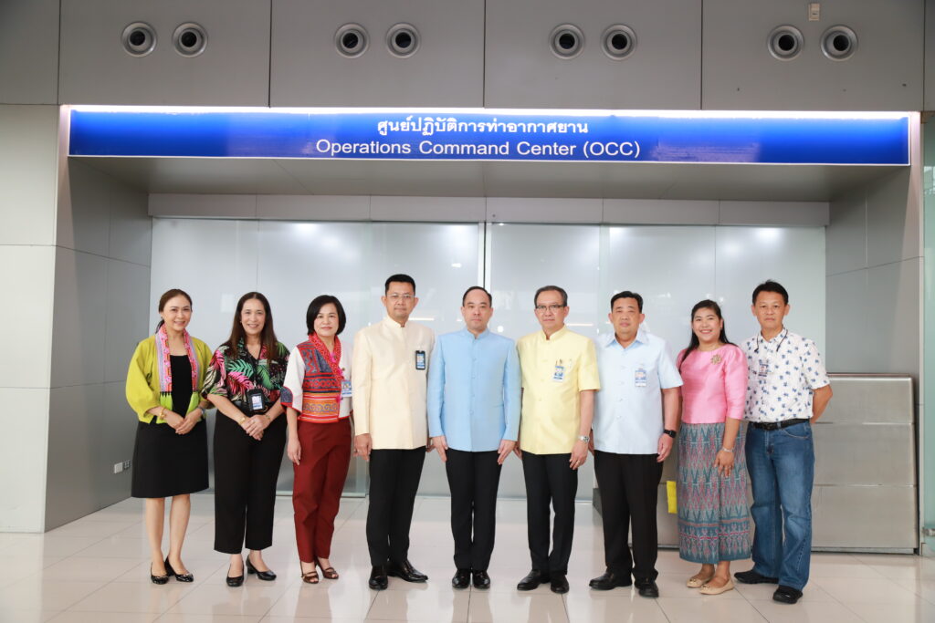 ท่าอากาศยานสุวรรณภูมิเปิดศูนย์ Operations Command Center อำนวยความสะดวกผู้โดยสาร ช่วงเทศกาลสงกรานต์ วันนี้ (10 เมษายน 2567) เวลา 10.30 น. นายกิตติพงศ์ กิตติขจร ผู้อำนวยการท่าอากาศยานสุวรรณภูมิ บริษัท ท่าอากาศยานไทย จำกัด (มหาชน) (ทอท.) พร้อมผู้บริหารระดับสูงท่าอากาศยานสุวรรณภูมิ (ทสภ.) ตรวจเยี่ยมความพร้อมการเปิดใช้งาน ศูนย์ปฏิบัติการท่าอากาศยานสุวรรณภูมิ (Operations Command Center) หรือ OCC ซึ่งเป็นศูนย์ที่จัดตั้งขึ้น เพื่อตรวจติดตามการบริหารจัดการกระบวนการผู้โดยสารขาเข้าและขาออกไม่ให้เกิดความแออัด ตลอดจนดูแลด้านสิ่งอำนวยความสะดวกต่างๆ ให้พร้อมใช้งานอย่างเต็มประสิทธิภาพ รวมถึงดูแลความปลอดภัยภายในท่าอากาศยาน รองรับการเดินทางของผู้โดยสารในช่วงเทศกาลสงกรานต์ให้ได้รับ การบริการที่สะดวก รวดเร็ว และปลอดภัย ซึ่งภายในศูนย์จะมีเจ้าหน้าที่ปฏิบัติงานเวรตรวจติดตามผ่านกล้อง CCTV ตลอด 24 ชั่วโมง หากผู้โดยสารไม่ได้รับความสะดวกหรือต้องการสอบถามข้อมูลเพิ่มเติมสามารถติดต่อได้ที่ AOT Contact Center โทรศัพท์ 1722 ตลอด 24 ชั่วโมง