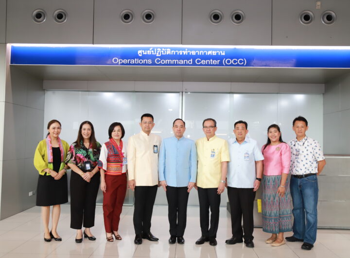 ท่าอากาศยานสุวรรณภูมิเปิดศูนย์ Operations Command Center อำนวยความสะดวกผู้โดยสาร ช่วงเทศกาลสงกรานต์ วันนี้ (10 เมษายน 2567) เวลา 10.30 น. นายกิตติพงศ์ กิตติขจร ผู้อำนวยการท่าอากาศยานสุวรรณภูมิ บริษัท ท่าอากาศยานไทย จำกัด (มหาชน) (ทอท.) พร้อมผู้บริหารระดับสูงท่าอากาศยานสุวรรณภูมิ (ทสภ.) ตรวจเยี่ยมความพร้อมการเปิดใช้งาน ศูนย์ปฏิบัติการท่าอากาศยานสุวรรณภูมิ (Operations Command Center) หรือ OCC ซึ่งเป็นศูนย์ที่จัดตั้งขึ้น เพื่อตรวจติดตามการบริหารจัดการกระบวนการผู้โดยสารขาเข้าและขาออกไม่ให้เกิดความแออัด ตลอดจนดูแลด้านสิ่งอำนวยความสะดวกต่างๆ ให้พร้อมใช้งานอย่างเต็มประสิทธิภาพ รวมถึงดูแลความปลอดภัยภายในท่าอากาศยาน รองรับการเดินทางของผู้โดยสารในช่วงเทศกาลสงกรานต์ให้ได้รับ การบริการที่สะดวก รวดเร็ว และปลอดภัย ซึ่งภายในศูนย์จะมีเจ้าหน้าที่ปฏิบัติงานเวรตรวจติดตามผ่านกล้อง CCTV ตลอด 24 ชั่วโมง หากผู้โดยสารไม่ได้รับความสะดวกหรือต้องการสอบถามข้อมูลเพิ่มเติมสามารถติดต่อได้ที่ AOT Contact Center โทรศัพท์ 1722 ตลอด 24 ชั่วโมง