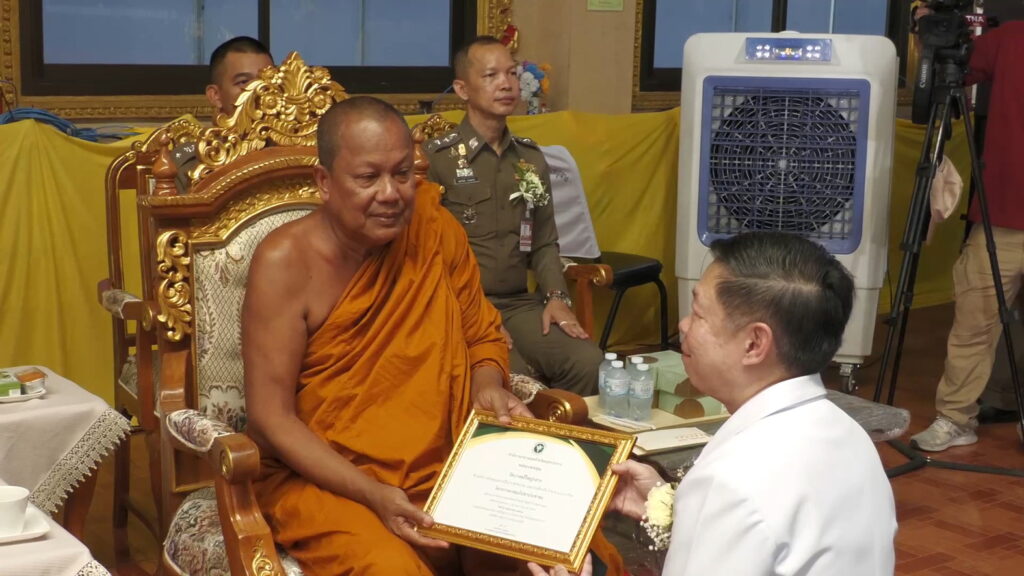 ชาวบางพลี กว่าสองพันคนแห่ตรวจสุขภาพฟรีในโครงการพาหมอพบประชาชน เมื่อช่วงสาย วันที่ 5 พฤษภาคม 2567 ที่ศาลาต่างๆภายในวัดบางพลีใหญ่กลาง อำเภอบางพลี จังหวัดสมุทรปราการ ชาวอำเภอบางพลี กว่าสองพันคนพร้อมใจกันสวมเสื้อเหลือง แห่เข้าคิวลงทะเบียนตรวจสุขภาพฟรีตามคลินิกต่างๆรวม 26 คลินิก ที่ทาง จังหวัดสมุทรปราการ โดยสาธารณสุขจังหวัด จัดโครงการพาหมอไปหาประชาชน เฉลิมพระเกียรติพระบาทสมเด็จพระเจ้าอยู่หัว เนื่องในโอกาสมหามงคลเฉลิมพระชนมพรรษา 6 รอบ 28 กรกฎาคม 2567 โดยมี นายสมศักดิ์ แก้วเสนา ปลัดจังหวัดสมุทรปราการ นำกล่าวให้การต้อนรับ และมี นาย แพทย์ ประภาส ผูกดวง นายแพทย์สาธารณสุขจังหวัดสมุทรปราการ กล่าวรายงาน ซึ่งมี นายแพทย์ มณเฑียร คณาสวัสดิ์ ผู้ตรวจราชการกระทรวงสาธารณสุข เขตสุขภาพที่ 6 เดินทางมาเป็นประธานในพิธีดังกล่าว บรรยากาศหลังจากพิธีการเปิดโครงการอย่างเป็นทางการ พบว่ามีประชาชนในอำเภอบางพลีและใกล้เคียง โดยเฉพาะผู้สูงอายุ ผู้ป่วยในชุมชน จำนวนมาก เดินทางมาขอรับบริการในครั้งนี้อย่างคึกคัก นายแพทย์ประภาส ผูกดวง นายแพทย์สาธารณสุขจังหวัดสมุทรปราการ กล่าวว่า ตามที่กระทรวงสาธารณสุข ได้มีนโยบายการดำเนินงานโครงการพาหมอ ไปหาประชาชน เฉลิมพระเกียรติพระบาทสมเด็จพระเจ้าอยู่หัว เนื่องในโอกาสมหามงคล เฉลิมพระชนมพรรษา 6 รอบ 28 กรกฎาคม 2567 โดยมีวัตถุประสงค์ เพื่อเฉลิมพระเกียรติพระบาทสมเด็จพระเจ้าอยู่หัว เนื่องในโอกาสมหามงคลเฉลิมพระชนมพรรษา 6 รอบ และเพื่อพัฒนาหน่วยแพทย์เฉพาะทางจิตอาสา เพิ่มโอกาสการเข้าถึงบริการให้กับประชาชน กลุ่มเสี่ยงในโรคที่เป็นปัญหา โดยเฉพาะพื้นที่ห่างไกลเมือง และเขตสุขภาพที่ 6 ได้กำหนดให้ จังหวัดสมุทรปราการ เป็นตัวแทนเขตสุขภาพที่ 6 ในการจัดกิจกรรมดังกล่าวฯ ในวันอาทิตย์ที่ 5 พฤษภาคม 2567 ณ ศูนย์แพทย์ชุมชนวัดบางพลีใหญ่กลาง อำเภอบางพลี จังหวัดสมุทรปราการ กำหนดจัดบริการคลินิกเฉพาะทาง ตาม Minimum Service Package จำนวน 7 คลินิก และคลินิกเฉพาะทางอื่นๆ อีก จำนวน 19 คลินิก รวมจำนวนคลินิกที่จัดบริการฯ ทั้งสิ้น จำนวน 26 คลินิก อาทิเช่น คลินิกคัดกรองมะเร็งต่างๆ คลินิกตรวจสุขภาพพระสงฆ์ คลินิกตาในเด็กและผู้สูงอายุ คลินิกทันตกรรม คลินิกหัวใจ คลินิกกระดูกและข้อ คลินิกส่งเสริมการมีบุตร คลินิกรับบริจาคโลหิต คลินิกรับบริจาคอวัยวะ และคลินิกคัดกรองโรคจากการทำงาน เป็นต้น รูปแบบกิจกรรมของแต่ละคลินิกเริ่มตั้งแต่การคัดกรอง การให้ความรู้กลุ่มเสี่ยง การรักษากลุ่มเป้าหมาย และการส่งต่อ สำหรับกิจกรรมในวันนี้ ได้รับการสนับสนุนจากสำนักงานเขตสุขภาพที่ 6 สำนักงานสาธารณสุขจังหวัดสมุทรปราการ ผู้อำนวยการโรงพยาบาลสมุทรปราการ โรงพยาบาลบางพลี โรงพยาบาลชุมชนทุกแห่ง โรงพยาบาลเอกชน สาธารณสุขอำเภอทุกแห่ง โรงพยาบาลส่งเสริมสุขภาพตำบลทั้ง 73 แห่ง และได้รับสนับสนุนรถตรวจเต้านมเคลื่อนที่ (Mammogram) จากสถาบันมะเร็งแห่งชาตินอกจากนี้ ได้รับความร่วมมือด้วยดีจากทุกภาคส่วน ได้แก่ กรมการแพทย์แผนไทย และการแพทย์ทางเลือก, สถาบันราชประชาสมาสัย, สำนักงานป้องกันควบคุมโรคที่ 6 จังหวัดชลบุรี, ศูนย์อนามัยที่ 6 ชลบุรี, ศูนย์สุขภาพจิตที่ 6 ชลบุรี, ศูนย์วิทยาศาสตร์การแพทย์ที่ 6 ชลบุรี, โรงพยาบาลจุฬารัตน์ 3 อินเตอร์, โรงพยาบาลจุฬารัตน์ 9 แอร์พอร์ต รวมถึงหัวหน้าส่วนราชการ ในอำเภอบางพลี นายกองค์การบริหารส่วนตำบลบางพลีใหญ่ อาสาสมัครสาธารณสุขประจำหมู่บ้าน (อสม.) และผู้ให้การสนับสนุนการจัดงาน ทั้งภาครัฐและเอกชน และที่สำคัญอย่างยิ่ง คือ การได้รับความเมตตาจากท่านพระครูปลัดสุวัฒนศีลคุณ เจ้าอาวาสวัดบางพลีใหญ่กลาง ที่เมตตาอนุเคราะห์ ในเรื่องสถานที่ อาหารกลางวัน และสิ่งอำนวยความสะดวก สำหรับการจัดงานในครั้งนี้