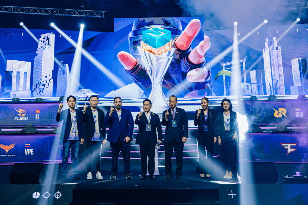 “วราวุธ ศิลปอาชา”รมว.กระทรวงการพัฒนาสังคมฯประธานเปิดงานแข่งขัน Esports ระดับ South East Asia เมื่อเวลา 15.30น.วันที่ 31พ.ค.2567 ที่Convention Hall ชั้น 6 ศูนย์การค้าอิมพี่เรียล เวิลด์ สำโรง นายวราวุธ ศิลปะอาชา รัฐมนตรีว่าการกระทรวงการพัฒนาสังคมและความมั่นคงของมนุษย์ เป็นประธานเปิดงานการแข่งขัน PUBG MOBILE Super League SEA Summer 2024 ศูนย์การค้าอิมพีเรียล เวิลด์ สำโรง, บริษัท VSPO, และ PUBG MOBILE ประเทศไทยได้ร่วมมือกันจัดการแข่งขัน PUBG MOBILE Super League SEA Summer 2024 ชิงเงินรางวัลรวมกว่า 7,300,000บาท (200,000 ดอลลาร์สหรัฐฯ) เป็นการแข่งขัน Esports ระดับ South East Asia ซึ่งถือเป็นครั้งแรกในประวัติศาสตร์ ที่ประเทศไทยได้เป็นเจ้าภาพ การแข่งขัน PMSL มีการถ่ายทอดสดแบบ Streaming มีผู้ชมทั่วโลกประมาณ 65-70 ล้านคน และ ผู้ชมในประเทศไทยประมาณ 15-20 ล้านคนต่อ Season กีฬาEsports เป็นกีฬาที่กำลังเป็นที่นิยมทั่วโลก และได้รับการบรรจุเข้าเป็นกีฬาโอลิมปิค จึงเป็นเรื่องสำคัญสำหรับประเทศไทย และสำหรับประเทศทางเอเชียตะวันออกเฉียงใต้ ที่จะได้ร่วมมือร่วมใจกันส่งเสริมกีฬานี้ให้เป็นกีฬาที่ได้มาตรฐาน เป็นกีฬาระดับสากลที่จะยังประโยชน์ให้กับเยาวชนและนักกีฬาต่อไป นายสงคราม กิจเลิศไพโรน์ ที่ปรึกษานายกรัฐมนตรี จึงเล็งเห็นความสำคัญทางด้านการศึกษา และการสร้างอาชีพจากกีฬา Esports ซึ่งก่อให้เกิดหลากหลายอาชีพกลายเป็นอุตสาหกรรมEsports ตั้งแต่ด้านกีฬา, ด้านการทำสื่อ, การทำการตลาด, การใช้เทคโนโลยี, การสร้างบุคลิกภาพสำหรับผู้ประกาศ, ผู้บรรยายเกม, ผู้วิเคราะห์ และอื่นๆอีกมากมาย ซึ่งทั้งหมดนี้ที่ผ่านมาคนไทยเราทำได้ดีหากสามารถสร้างความสนใจมากขึ้น มีความนิยมมากขึ้น ก็จะกลายเป็น Soft Power ที่สำคัญอีกด้านหนึ่งจากงานที่ศูนย์การค้าอิมพีเรียล เวิลด์ สำโรง และคณะผู้จัดงาน จึงได้ต่อยอดในเรื่อง"โอกาสทางการศึกษา" ที่กีฬานี้สามารถนำไปสร้างอาชีพใหม่ๆในอุตสาหกรรมEsport โดยมีการจัดการบรรยาย และ การทัศนศึกษาสถานที่จัดงาน ให้ความรู้กับนักเรียนระดับมัธยมศึกษา และนักศึกษาระดับมหาวิทยาลัย ในช่วงวันที่ 23-24 พฤษภาคม 2567ที่ผ่านมา อันเป็นองค์ประกอบที่สำคัญของการเคลื่อนวงการอุตสาหกรรม Esportsในประเทศไย ให้มีกาพัฒนาทักษะ ทันกับวิวัฒนาการในดิจิทัล การแข่งขัน PUBG MOBILE Super League SEA Summer 2024 มีทีมนักกีฬาเข้าร่วมทั้งหมด 24 ทีม จาก 4 ประเทศ ได้แก่ ประเทศเวียดนาม มาเลเชีย อินโดนีเซีย และ ไทยโดยมีนักกีฬาEsports จากไทย 5 ทีม คือ FaZe Clan, The Infinity, Vampire Esports, Xerxia Esports และTeam NKT การแข่งขัน แบ่งเป็น 2 รอบรอบแบ่งกลุ่ม ทุกวันพุธ-อาทิตย์ ระหว่างวันที่ 8-26 พฤษภาคม 2567 ถ่ายทอดสดแบบ streaming นาย วราวุธ ศิลปะอาชา รัฐมนตรีว่าการกระทรวงการพัฒนาสังคมและความมันคงของมนุษย์ ขึ้นกล่าวเปิดงาน เป็นตัวแทนของรัฐบาลไทยขอบคุณคณะผู้จัดงาน VSPO และ PUBG MOBILE ที่ได้คัดเลือกประเทศไทยเป็นสถานที่แข่งขัน Tournament ที่สำคัญระดับ South East Asia และประเทศไทยยินดีที่จะสร้างความร่วมมือในการจัดงานระดับสากล เพื่อส่งเสริมอุตสาหกรรมEsportในประเทศไทยให้เป็นSoft Powerในอนาคตต่อไป