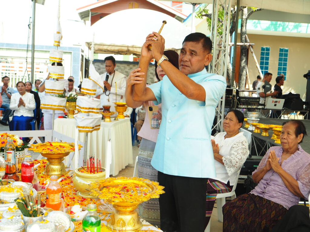 สุนทร ปานแสงทอง อดีตรมช.กระทรวงเกษตรและสหกรณ์ทำบุญบ้าน/วัฒนา อัศวเหม โฟนอิน ร่วมอวยพร เมื่อเวลา 09.39 น.วันที่ 30 พฤษภาคม 2567 ที่บ้านปานแสงทอง เลขที่ 91/1หมู่ 9 ต.บางปลา อ.บางพลี จ.สมุทรปราการ โดย นายสุนทร ปานแสงทอง อดีตรัฐมนตรีช่วยว่าการกระทรวงเกษตร และสหกรณ์ ได้จัดพิธีทำบุญขึ้นบ้านใหม่ เพื่อความเป็นสิริมงคลแก่ตนเองและครอบครัว โดยภายในงานได้จัดให้มีพิธี บวงสรวงสิ่งศักดิ์สิทธิ์ ไหว้ศาลพระภูมิและศาลเจ้าที่ จากนั้นเป็นพิธีทางสงฆ์โดยพระครูอมร วชิรธรรม (เจ้าคณะตำบลบางพลี เจ้าอาวาสวัดบางโฉลงนอก) และพระภิกษุสงฆ์ จากวัดบางโฉลงนอก จำนวน 9 รูป สวดเจริญพระพุทธมนต์ จากนั้นพระครูอมร วชิรธรรม (เจ้าคณะตำบลบางพลี เจ้าอาวาสวัดบางโฉลงนอก)ได้ เจิมประตูบ้าน ประตูห้องนอน เพื่อความเป็นสิริมงคล และประพรมน้ำพระพุทธมนต์ โดยบรรยากาศภายในงาน มีนายอัครวัฒน์ อัศวเหม นายฐาปกรณ์ กุลเจริญ อดีตสมาชิกสภาผู้แทนราษฎรจังหวัดสมุทรปราการ พร้อมด้วย หัวหน้าส่วนราชการ หน่วยงานองค์กรปกครองส่วนทางถิ่น ในเขตพื้นที่จังหวัดสมุทรปราการ สมาชิกสภา อบจ.สมุทรปราการ นำโดย สจ.สมควร ชูไสว ประธานสภา อบจ.สมุทรปราการ กำนัน ผู้ใหญ่บ้าน และแขกผู้มีเกียรติ เดินทางมาร่วมแสดงความยินดี กันจำนวนมาก ขณะเดียวกัน นายวัฒนา อัศวเหม อดีตรัฐมนตรีประจำสำนักนายกรัฐมนตรี อดีตรัฐมนตรีช่วยว่าการกระทรวงอุตสาหกรรม อดีตรัฐมนตรีช่วยว่าการกระทรวงมหาดไทย อดีตหัวหน้าพรรคราษฎร และอดีตสมาชิกสภาผู้แทนราษฎรจังหวัดสมุทรปราการ 10 สมัย ได้โฟนอิน แสดงความยินดีกับนายสุนทร ปานแสงทอง อดีตรัฐมนตรีช่วยว่าการกระทรวงเกษตร และสหกรณ์ เนื่องในโอกาสทำบุญขึ้นบ้านใหม่ และยังบอกอีกว่า อีก2เดือนข้างหน้าจะกลับมาเยี่ยมเยียนพี่น้องชาวสมุทรปราการ รวมทั้งจะร่วมสนับสนุน นายสุนทร ปานแสงทอง ในการลงสมัครนายกองค์การบริหารส่วนจังหวัดสมุทรปราการ ที่จะหมดวาระในเดือนธันวาคม 2567นี้ทำให้ประชาชนที่เข้าร่วมงานปรบมือกันเกรียวร่วมเป็นกำลังใจ